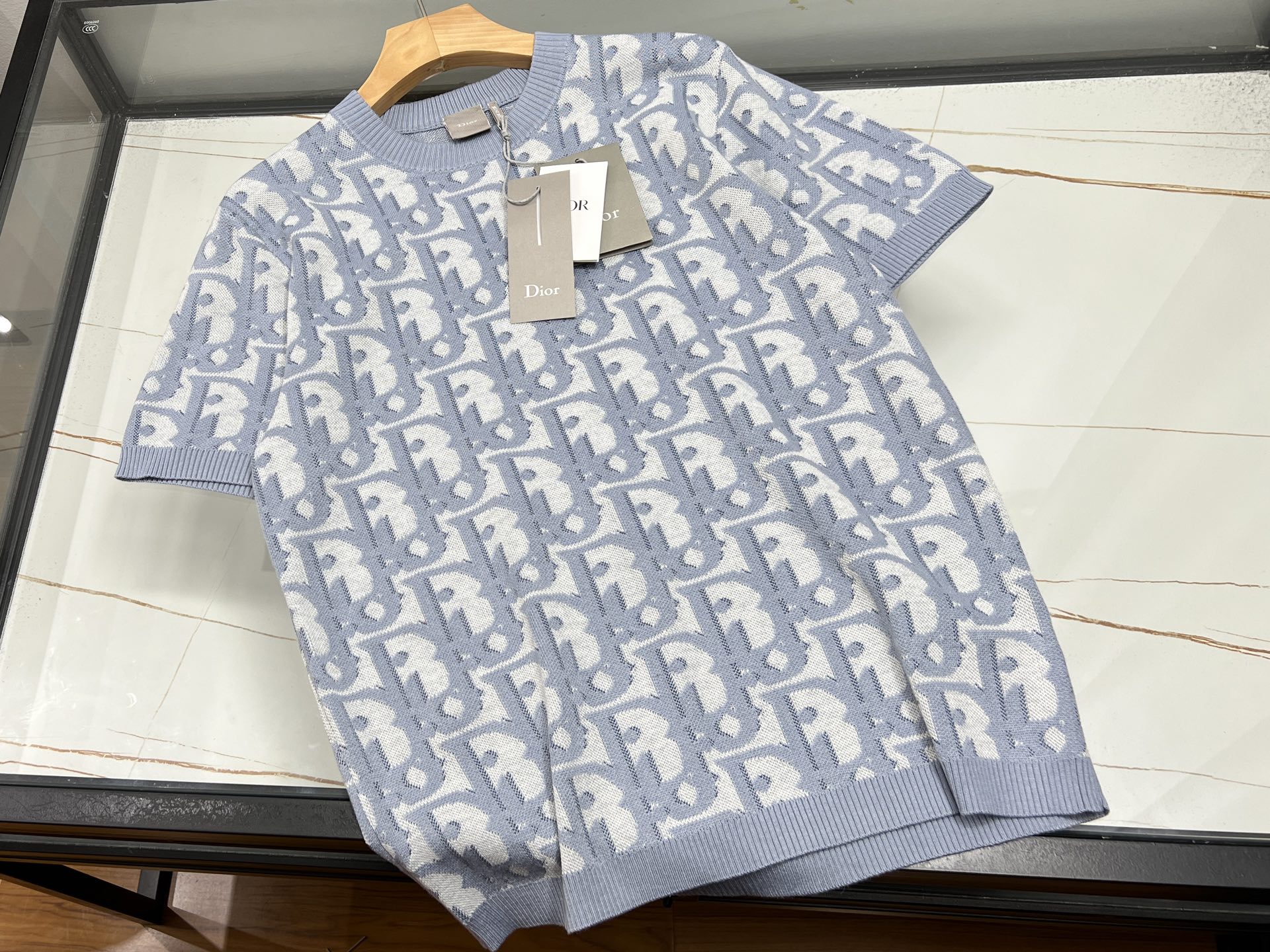 NO:778584,-26SS——Jacquard fashion, unlocking the new trend of spring and summer leisure. This spring and summer casual knitted short-sleeve is the perfect fusion of fashion and comfort. The unique jacquard technology outlines a delicate and delicate texture for the body, which is as flexible as an art painting, breaking the monotony and highlighting individual taste. The short-sleeved design fits the refreshing atmosphere of spring and summer, allowing free movement without restraint. The knitted fabric is soft and skin-friendly, and has good breathability, allowing the skin to breathe freely, making it more comfortable even if worn for a long time.  The simple version is not flattering on your body shape. Whether you wear it with casual pants for a stroll on the street or with a short skirt to show off your sweetness, you can easily control it. It is like a treasure item in the spring and summer wardrobe, adding a touch of bright color to your daily wear, allowing you to go out fashionably and confidently in the warm season. Available in stock in blue S-XL, Dior clothing, dior, skirts, T-shirt,19860909-26SS———提花时尚,解锁春夏休闲新风尚 这款春夏休闲针织短袖,是时尚与舒适的完美融合.独特的提花工艺,为衣身勾勒出精致细腻的纹理,似艺术画作般灵动,打破单调,彰显个性品味. 短袖设计,贴合春夏的清爽氛围,活动自如无束缚.针织面料柔软亲肤,透气性佳,让肌肤畅快呼吸,即使长时间穿着也倍感舒适. 简约版型,不挑身材,无论是搭配休闲裤漫步街头,还是配短裙展现甜美,都能轻松驾驭.它宛如春夏衣橱里的宝藏单品,为日常穿搭增添一抹亮色,让你在温暖季节里,时尚出街,自信满满. 现货发售蓝色S-XL,迪奥-服装,dior,skirts,T-shirt,,Women's clothing