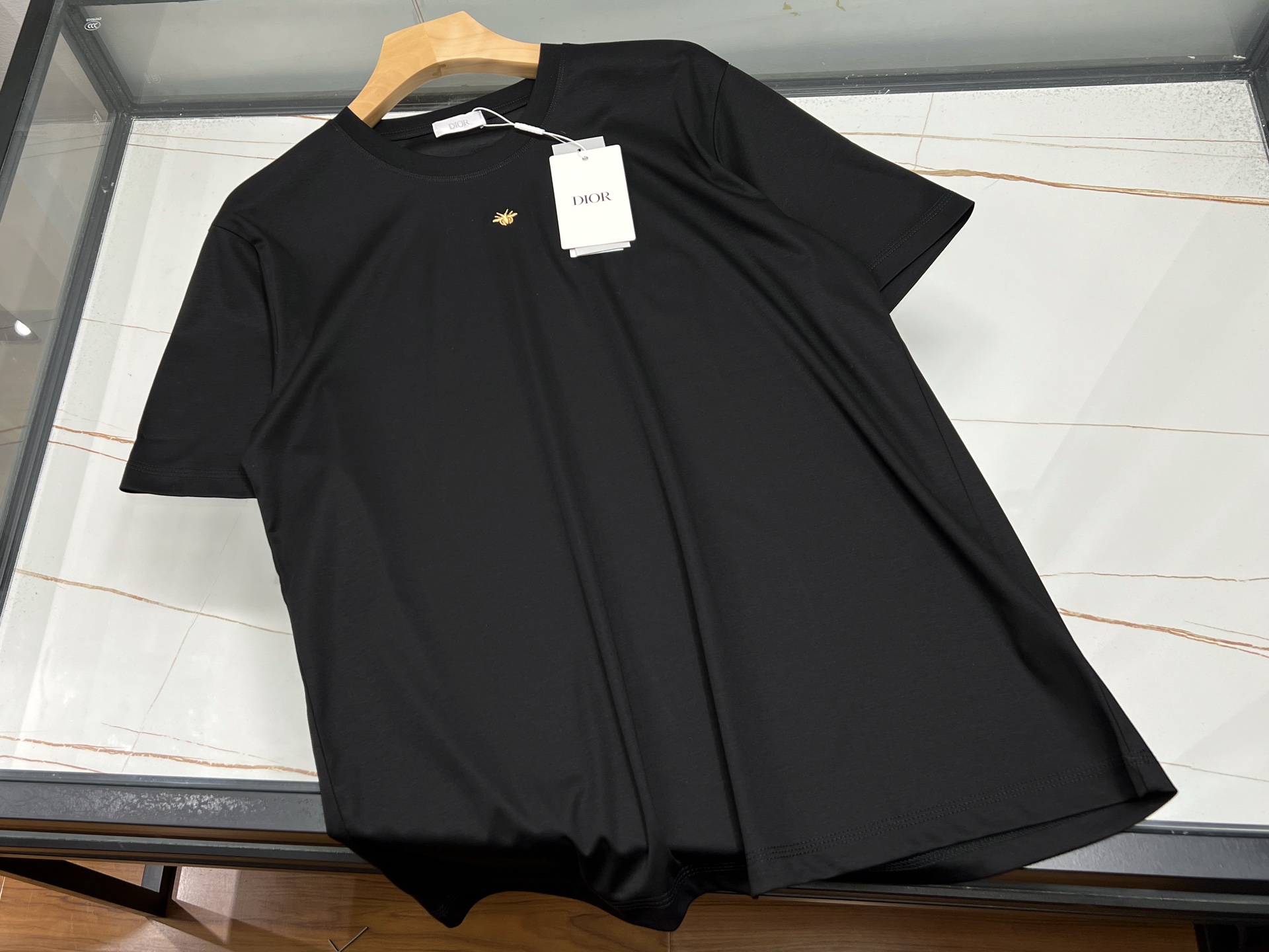 NO:778623,-26SS——Bee embroidered modal casual short sleeves, a fashionable choice for summer. This bee embroidered modal casual short sleeves is a treasure item in the summer wardrobe. It is made of high-quality modal fabric, which feels soft and silky. It feels like nothing when worn next to the body. It has excellent breathability, allowing the skin to breathe freely at all times, keeping you dry and comfortable even in the hot summer.  The exquisite bee embroidery on the chest is the finishing touch, and the smart bee is lifelike, adding a bit of playfulness and vitality to the simple short sleeves. The overall style is loose and casual, not picky about the figure, and can be easily controlled whether it is paired with jeans, shorts or skirts, creating different fashion styles, allowing you to easily become the focus on the summer streets. Black XS-XL, Dior-clothing, dior, skirts, shorts, jeans, T-shirt,19860909-26SS——蜜蜂刺绣莫代尔休闲短袖,夏日时尚之选 这款蜜蜂刺绣莫代尔休闲短袖,是夏日衣橱的宝藏单品.精选优质莫代尔面料,触感柔软丝滑,贴身穿着仿若无物,透气性绝佳,让肌肤时刻畅快呼吸,即使炎炎夏日也能保持干爽舒适. 胸前精致的蜜蜂刺绣是点睛之笔,灵动的蜜蜂栩栩如生,为简约的短袖增添了几分俏皮与活力.整体版型宽松休闲,不挑身材,无论是搭配牛仔裤、短裤还是裙子,都能轻松驾驭,打造出不同的时尚风格,让你在夏日街头轻松成为焦点. 现货发售黑色XS-XL,迪奥-服装,dior,skirts,shorts,jeans,T-shirt,,Women's clothing