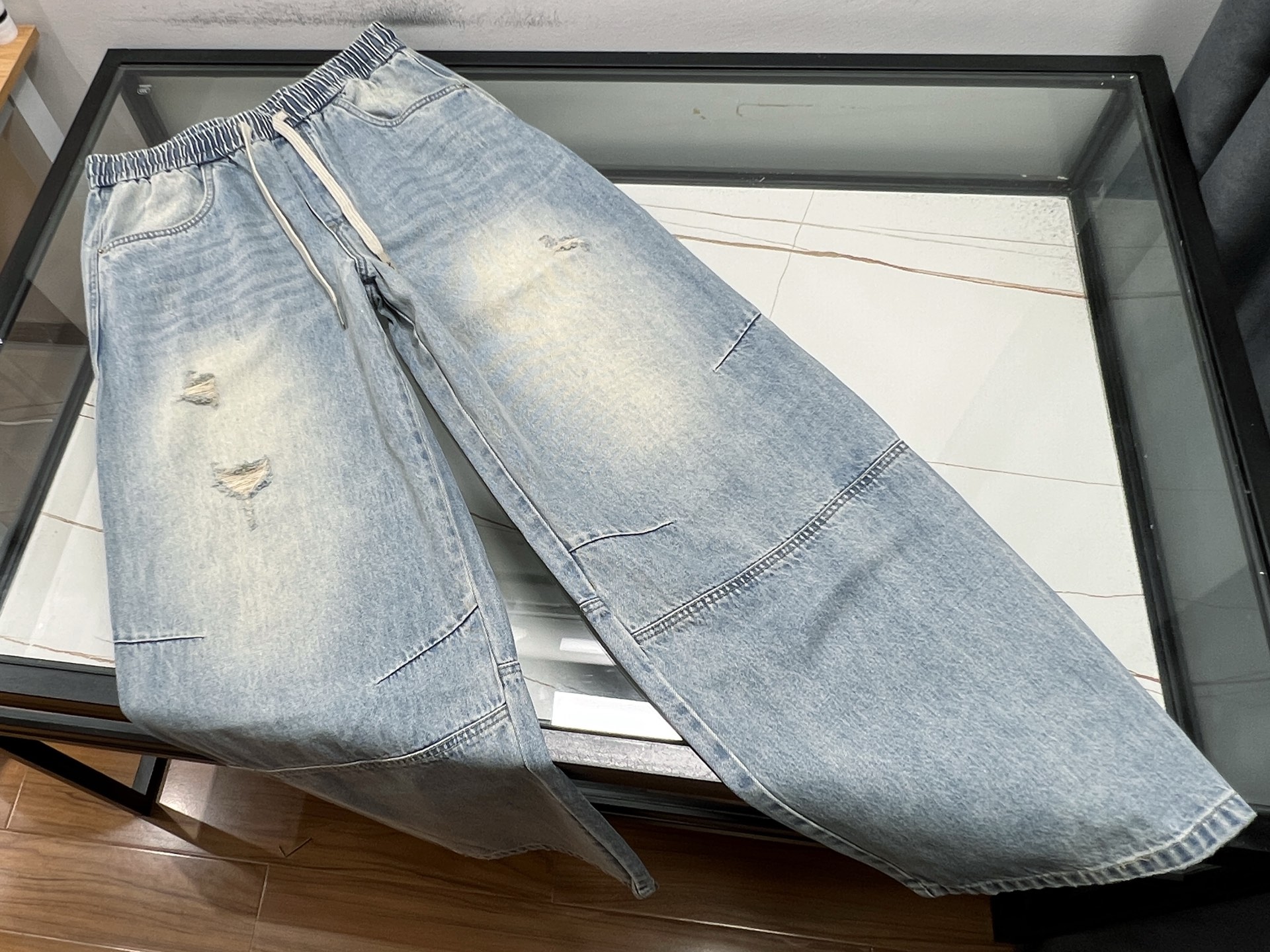 NO:778611,-26SS——loose casual jeans are the perfect fusion of fashion and comfort. They are designed with a loose fit and cleverly modify the shape of your legs. Whether you are slender or slightly fleshy, you can easily control them, showing a casual and comfortable temperament. The fabric is soft and skin-friendly, and has good breathability. Even if you wear it for a long time, you will not feel restrained, and you will feel as comfortable as a second skin.  Its classic denim blue is versatile and eye-catching. Whether it is paired with a simple T-shirt, a personalized shirt, or a casual jacket, it can easily create different styles. Whether it is a daily outing, a gathering with friends, or a weekend outing, loose casual jeans are your ideal choice, allowing you to enjoy comfort while showing your fashionable charm. Available now in blue XS-L, men's clothing, jeans, jackets & coats, shirts, tees, t-shirts,19860909-26SS————宽松休闲牛仔裤,是时尚与舒适的完美融合.它以宽松的版型设计,巧妙修饰腿型,无论你是纤细还是略带肉感,都能轻松驾驭,展现出随性自在的气质.面料柔软亲肤,透气性佳,即便长时间穿着,也毫无束缚感,仿佛第二层肌肤般自在. 其经典牛仔蓝,百搭又耐看,无论是搭配简约T恤、个性衬衫,还是休闲外套,都能轻松打造出不同风格的造型.无论是日常出街、朋友聚会,还是周末出游,宽松休闲牛仔裤都是你的理想之选,让你在享受舒适的同时,尽显时尚魅力. 现货发售蓝色XS-L,男装,jeans,jackets & coats,shirts,tees，t-shirt,,Women's clothing