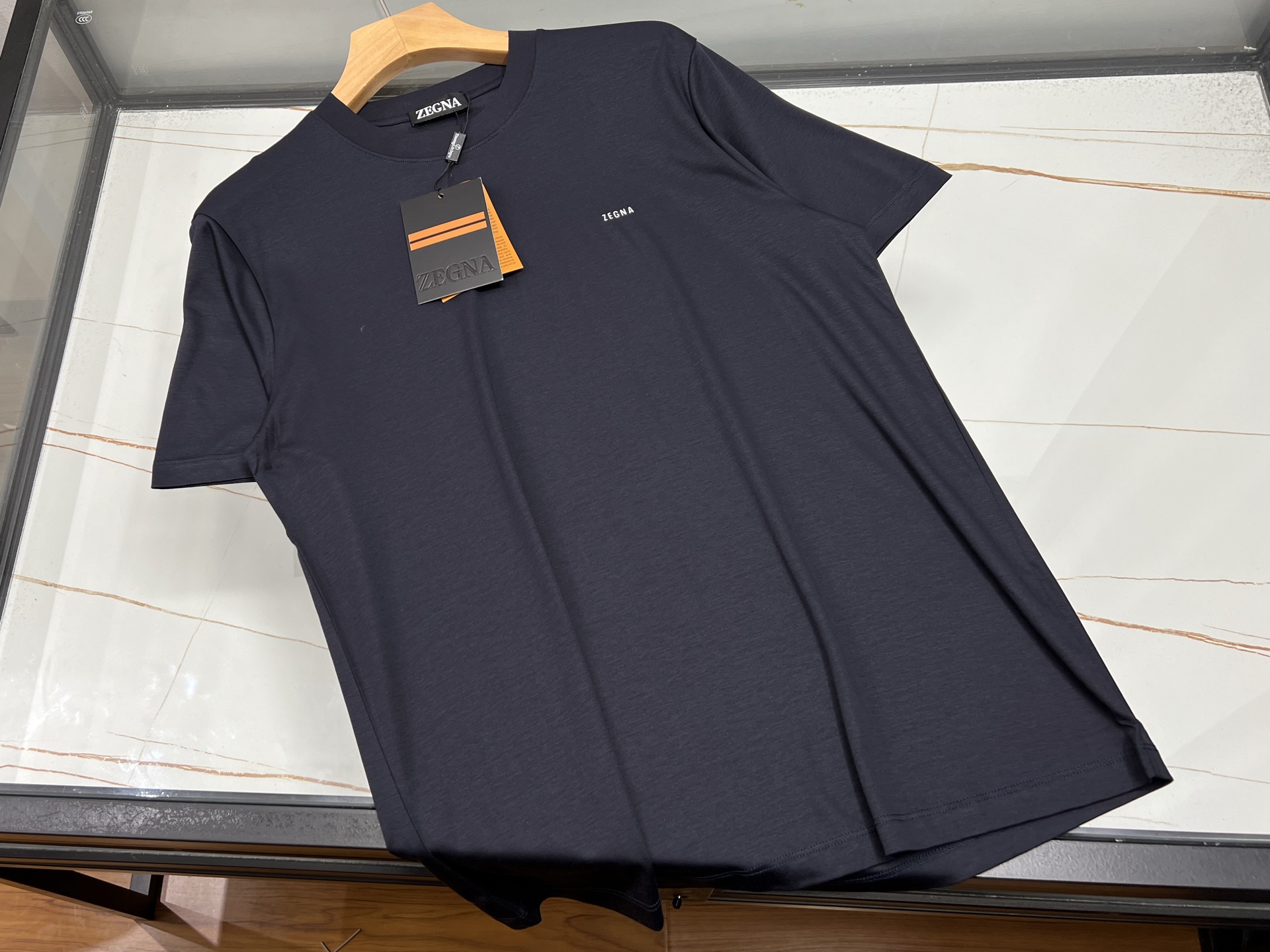 NO:778603,-26SS——EZ classic letter cotton elastic casual short sleeves, a must-have choice for summer wardrobe. This short sleeve is made of high-quality pure cotton fabric and blended with elastic fiber, which not only retains the softness and breathability of cotton, but also gives the clothing excellent elasticity and comfort. Its simple yet fashionable design can be easily used in various occasions whether worn alone or as an inner layer.  The short-sleeved version is loose and decent, not flattering on your body shape, allowing you to stretch freely and enjoy comfort whether it is daily travel or casual gatherings. The classic round neck design modifies the neck line and shows elegance. The short-sleeved cuffs are simple and elegant, allowing you to move freely.  In addition, this short-sleeve has been treated with fine workmanship, neatly routed, and the details are full of quality. A variety of colors are available to meet the matching needs of different styles. Whether it is a fresh and natural light color or a calm and atmospheric dark color, it can give you a different style in summer. In short, this classic cotton elastic casual short-sleeve has become the first choice for many people in summer due to its excellent comfort and versatile fashion sense. Come and choose a color that belongs to you and make this summer more exciting!  Now on sale in 4 colors M-XXXL, men's clothing, T-shirt,19860909-26SS———EZ经典字母棉弹休闲短袖,夏日衣橱的必备之选.这款短袖采用高品质纯棉面料,融入弹力纤维,既保留了棉质的柔软透气,又赋予了衣物出色的弹性与舒适度.其简约而不失时尚的设计,无论是单穿还是作为内搭,都能轻松驾驭各种场合. 短袖的版型宽松得体,不挑身材,无论是日常出行还是休闲聚会,都能让你自在舒展,尽享惬意.经典圆领设计,修饰颈部线条,展现优雅气质.短袖袖口,简洁大方,活动自如. 此外,这款短袖还经过精细的做工处理,走线工整,细节之处尽显品质感.多种颜色可选,满足不同风格的搭配需求.无论是清新自然的浅色系,还是沉稳大气的深色调,都能让你在夏日里焕发出别样的风采. 总之,这款经典棉弹休闲短袖,以其卓越的舒适度和百搭的时尚感,成为了许多人夏季的首选服饰.快来挑选一款属于你的颜色,让这个夏天更加精彩纷呈吧！ 现在发售4色M-XXXL,男装,T-shirt,,Women's clothing