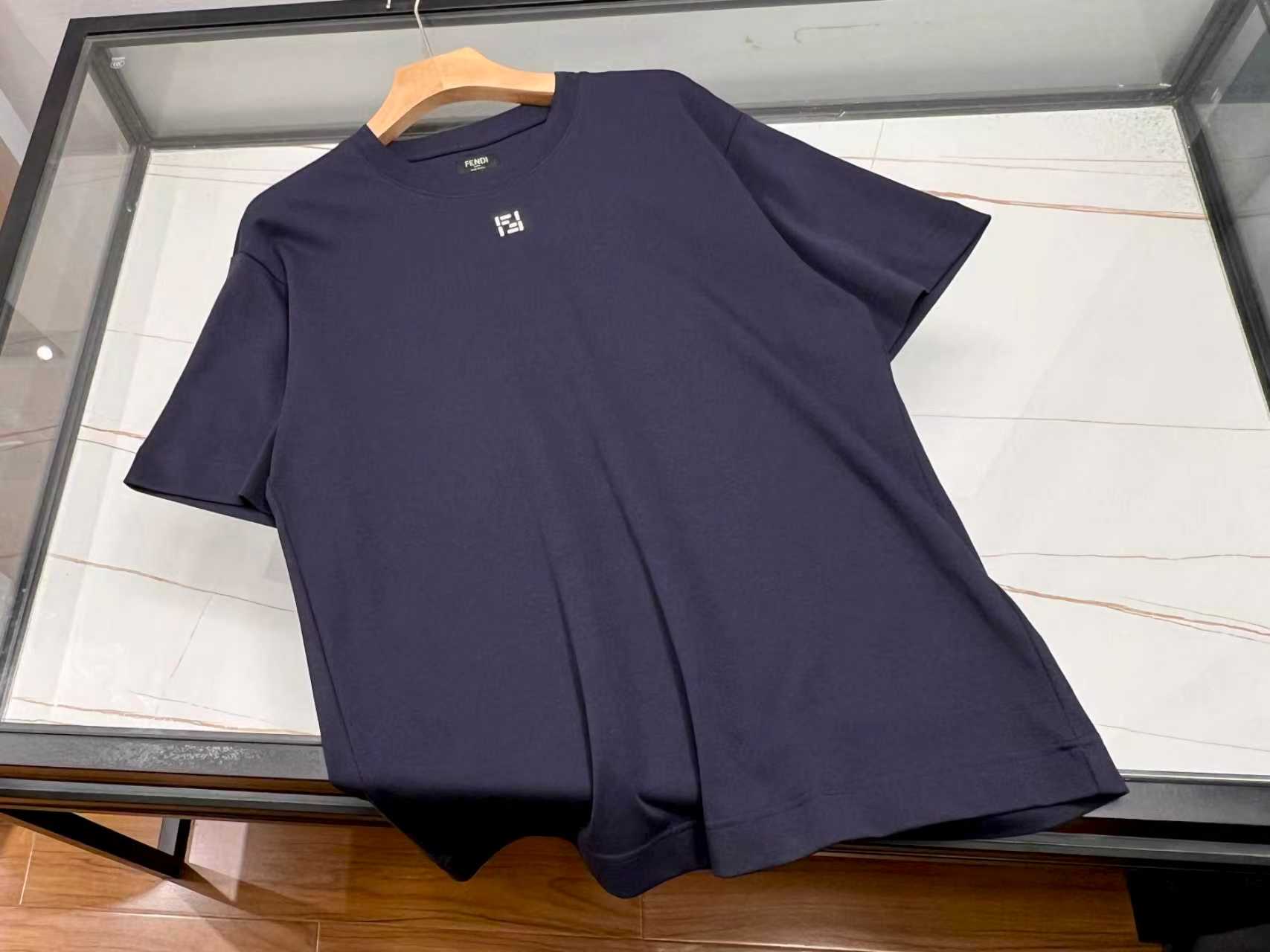 NO:778593,-26SS——Fashionable pure cotton short-sleeves with inverted letters, unlocking a new code for personalized dressing. This fashionable pure cotton short-sleeves with inverted letters is definitely a wardrobe must-have for fashionistas. The pure cotton fabric is soft and skin-friendly, and has excellent breathability. It is refreshing and comfortable to wear in summer, as if you are wrapped in gentle clouds, and you will feel full of comfort.  The unique inverted letter design is the biggest highlight, breaking the rules, showing off your uninhibited personality, and easily becoming the center of attention when walking on the street. The simple version is neat and stylish, not flattering on your figure, and is perfect whether worn alone or with a jacket. Paired with jeans, it is casual and casual; paired with a short skirt, it is cute and cute. A variety of colors are available to meet different style needs. Wear it, express your attitude with a unique design, and start a fashionable and comfortable summer journey.  Three colors S-XL, Fendi-clothing, fendi, skirts, jeans, jackets & coats, T-shirt, available for sale now.19860909-26SS——倒立字母时尚纯棉短袖,解锁个性穿搭新密码 这款倒立字母时尚纯棉短袖,绝对是潮流达人的衣橱必备.纯棉面料亲肤柔软,透气性绝佳,夏日穿着清爽自在,仿佛被轻柔的云朵包裹,舒适感直接拉满. 独特倒立字母设计是最大亮点,打破常规,彰显不羁个性,走在街头轻松成为焦点.简约版型利落有型,不挑身材,无论是单穿还是搭配外套都超合适.搭配牛仔裤,休闲随性；配上短裙,俏皮可爱.多种颜色可选,满足不同风格需求.穿上它,用独特设计诉说态度,开启时尚又舒适的夏日之旅. 现货发售三色S-XL,芬迪-服装,fendi,skirts,jeans,jackets & coats,T-shirt,,Women's clothing