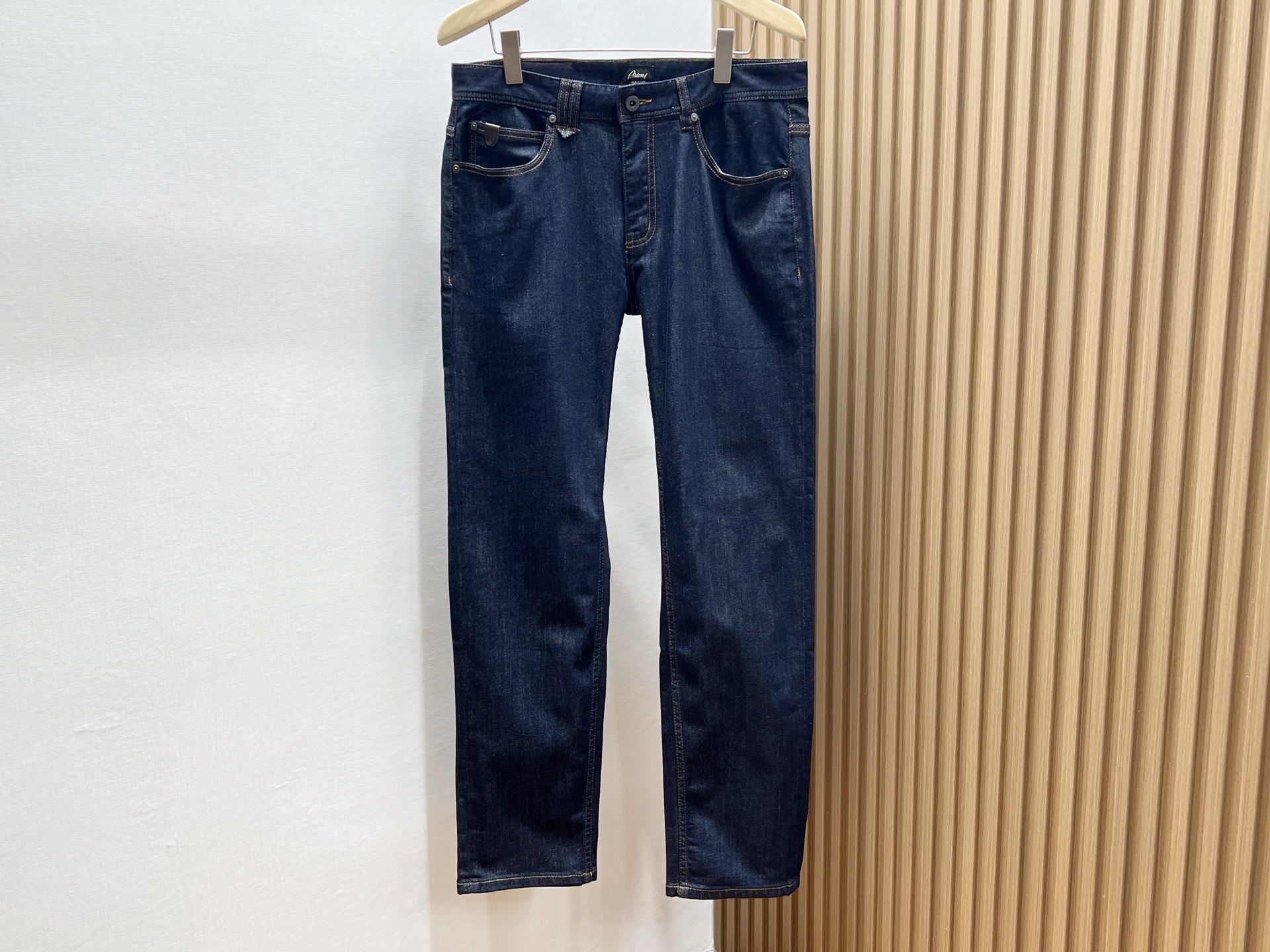 NO:854273,-26SS—brio’s classic lightweight casual jeans are the fashion code for all seasons!  Classic lightweight casual jeans are a fashion symbol that will never fade in the wardrobe. The washing process gives them just the right amount of fading, as if they were carved by time, giving each pair of pants a unique texture. The elastic fabric wraps your legs, allowing you to move freely without restraint, making it easy to control whether you are running in the morning, commuting or going on a date.  The nine-point cut cleverly elongates the proportions, the straight version modifies the leg shape, and the high-waist design makes the legs longer, which can be called a 'body cheat'. The light-washed style has a spring atmosphere, and the hole details add a sense of rebelliousness; the dark-colored basic style is calm and versatile, suitable for both business and leisure. The anti-wrinkle fabric does not require ironing, so you can go out elegantly after sleeping for ten minutes more in the morning, a real good news for lazy people!  Spot sale, two colors 31-32-33-34-36-38-40, women's clothing, jeans,19860909-26SS———brio经典轻薄休闲牛仔裤四季皆宜的时尚密码！ 经典轻薄休闲牛仔裤,是衣橱里永不褪色的时尚符号.水洗工艺赋予它恰到好处的褪色感,仿佛时光雕琢的痕迹,让每一条裤子都拥有独一无二的质感.弹力面料包裹双腿,活动自如无束缚,无论是晨跑、通勤还是约会,都能轻松驾驭. 九分剪裁巧妙拉长比例,直筒版型修饰腿型,高腰设计更显腿长,堪称“身材作弊器”.浅色水洗款自带春日氛围,破洞细节增添叛逆感；深色基础款则沉稳百搭,商务休闲两相宜.无需熨烫的抗皱面料,让早晨多睡十分钟也能精致出门,懒人福音实锤！ 现货发售二色31-32-33-34-36-38-40,女装,jeans,,Women's clothing