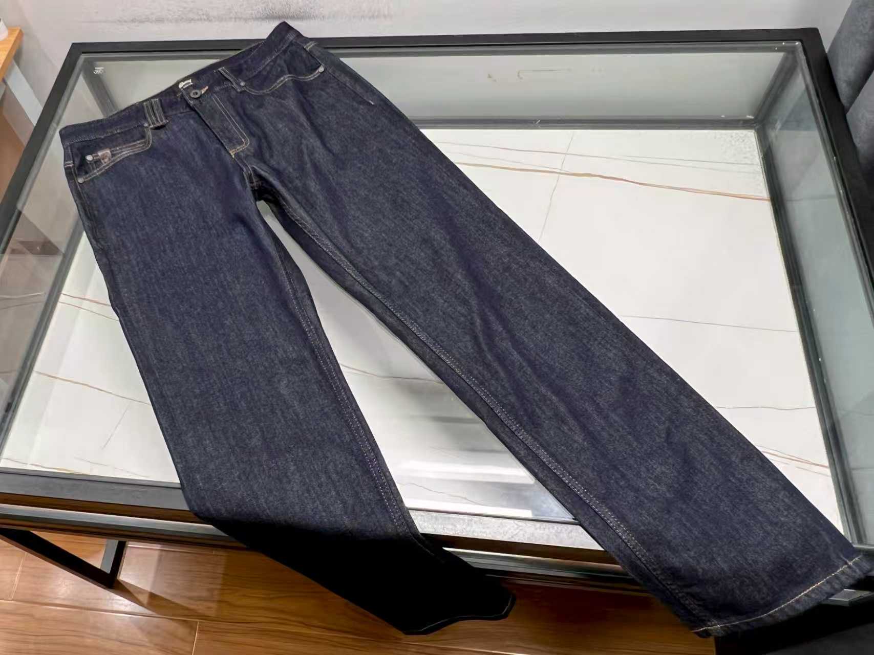 NO:778974,-26SS—brio’s classic lightweight casual jeans are the fashion code for all seasons!  Classic lightweight casual jeans are a fashion symbol that will never fade in the wardrobe. The washing process gives them just the right amount of fading, as if they were carved by time, giving each pair of pants a unique texture. The elastic fabric wraps your legs, allowing you to move freely without restraint, making it easy to control whether you are running in the morning, commuting or going on a date.  The nine-point cut cleverly elongates the proportions, the straight version modifies the leg shape, and the high-waist design makes the legs longer, which can be called a 'body cheat'. The light-washed style has a spring atmosphere, and the hole details add a sense of rebelliousness; the dark-colored basic style is calm and versatile, suitable for both business and leisure. The anti-wrinkle fabric does not require ironing, so you can go out elegantly after sleeping for ten minutes more in the morning, a real good news for lazy people!  Spot sale, two colors 31-32-33-34-36-38-40, women's clothing, jeans,19860909-26SS———brio经典轻薄休闲牛仔裤四季皆宜的时尚密码！ 经典轻薄休闲牛仔裤,是衣橱里永不褪色的时尚符号.水洗工艺赋予它恰到好处的褪色感,仿佛时光雕琢的痕迹,让每一条裤子都拥有独一无二的质感.弹力面料包裹双腿,活动自如无束缚,无论是晨跑、通勤还是约会,都能轻松驾驭. 九分剪裁巧妙拉长比例,直筒版型修饰腿型,高腰设计更显腿长,堪称“身材作弊器”.浅色水洗款自带春日氛围,破洞细节增添叛逆感；深色基础款则沉稳百搭,商务休闲两相宜.无需熨烫的抗皱面料,让早晨多睡十分钟也能精致出门,懒人福音实锤！ 现货发售二色31-32-33-34-36-38-40,女装,jeans,,Women's clothing