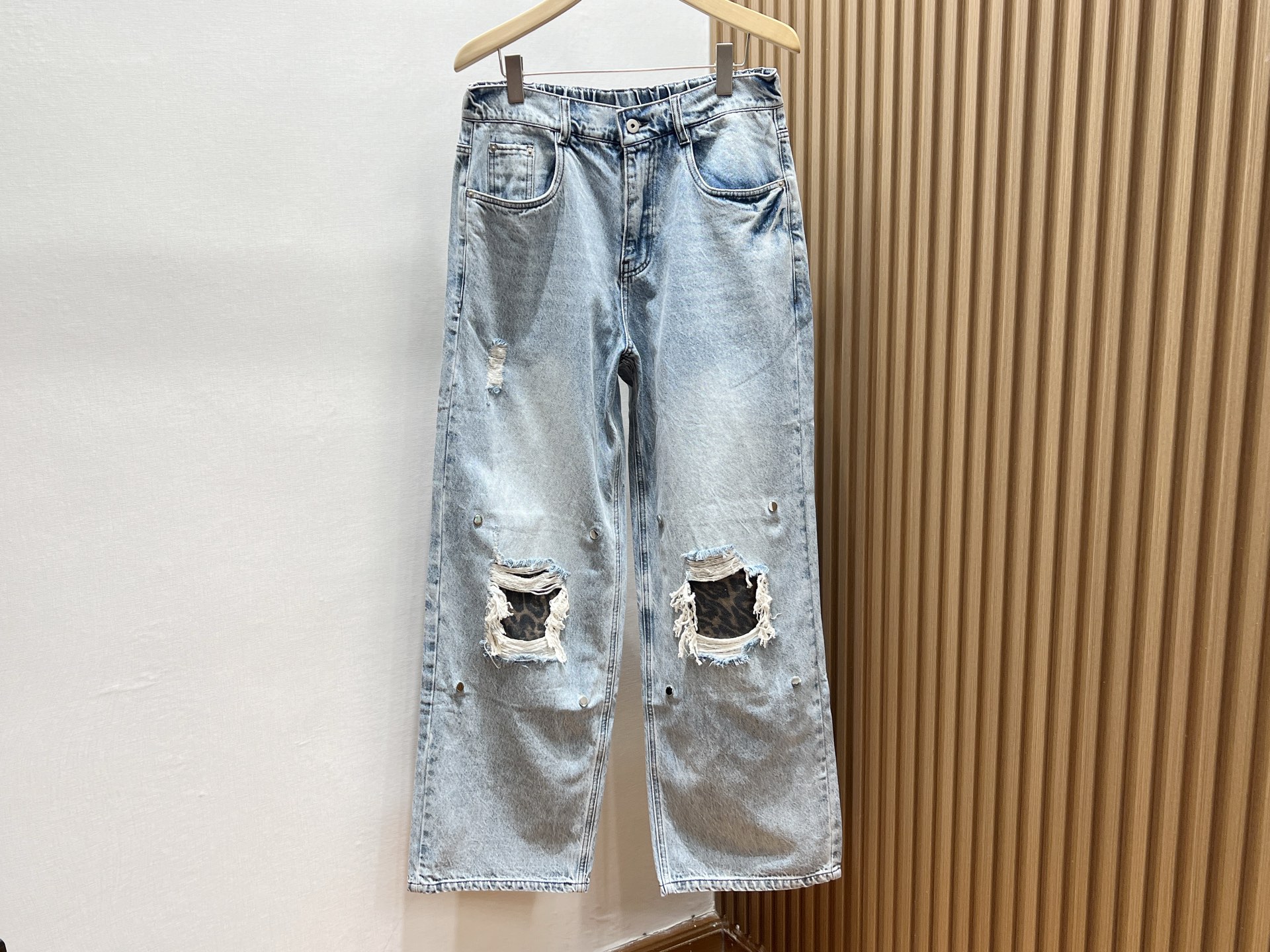 NO:778959,-26SS——loose casual jeans are the perfect fusion of fashion and comfort. They are designed with a loose fit and cleverly modify the shape of your legs. Whether you are slender or slightly fleshy, you can easily control them, showing a casual and comfortable temperament. The fabric is soft and skin-friendly, and has good breathability. Even if you wear it for a long time, you will not feel restrained, and you will feel as comfortable as a second skin.  Its classic denim blue is versatile and attractive. Whether it is paired with a simple T-shirt, a personalized shirt, or a casual jacket, it can easily create different styles of looks. Whether it is a daily outing, a gathering with friends, or a weekend outing, loose casual jeans are your ideal choice, allowing you to enjoy comfort while showing your fashionable charm. Available in stock in blue19860909-26SS————宽松休闲牛仔裤,是时尚与舒适的完美融合.它以宽松的版型设计,巧妙修饰腿型,无论你是纤细还是略带肉感,都能轻松驾驭,展现出随性自在的气质.面料柔软亲肤,透气性佳,即便长时间穿着,也毫无束缚感,仿佛第二层肌肤般自在. 其经典牛仔蓝,百搭又耐看,无论是搭配简约T恤、个性衬衫,还是休闲外套,都能轻松打造出不同风格的造型.无论是日常出街、朋友聚会,还是周末出游,宽松休闲牛仔裤都是你的理想之选,让你在享受舒适的同时,尽显时尚魅力. 现货发售蓝色XS-L,葆蝶家-服装,bottega veneta,jeans,jackets & coats,shirts,tees，t-shirt,,Women's clothing