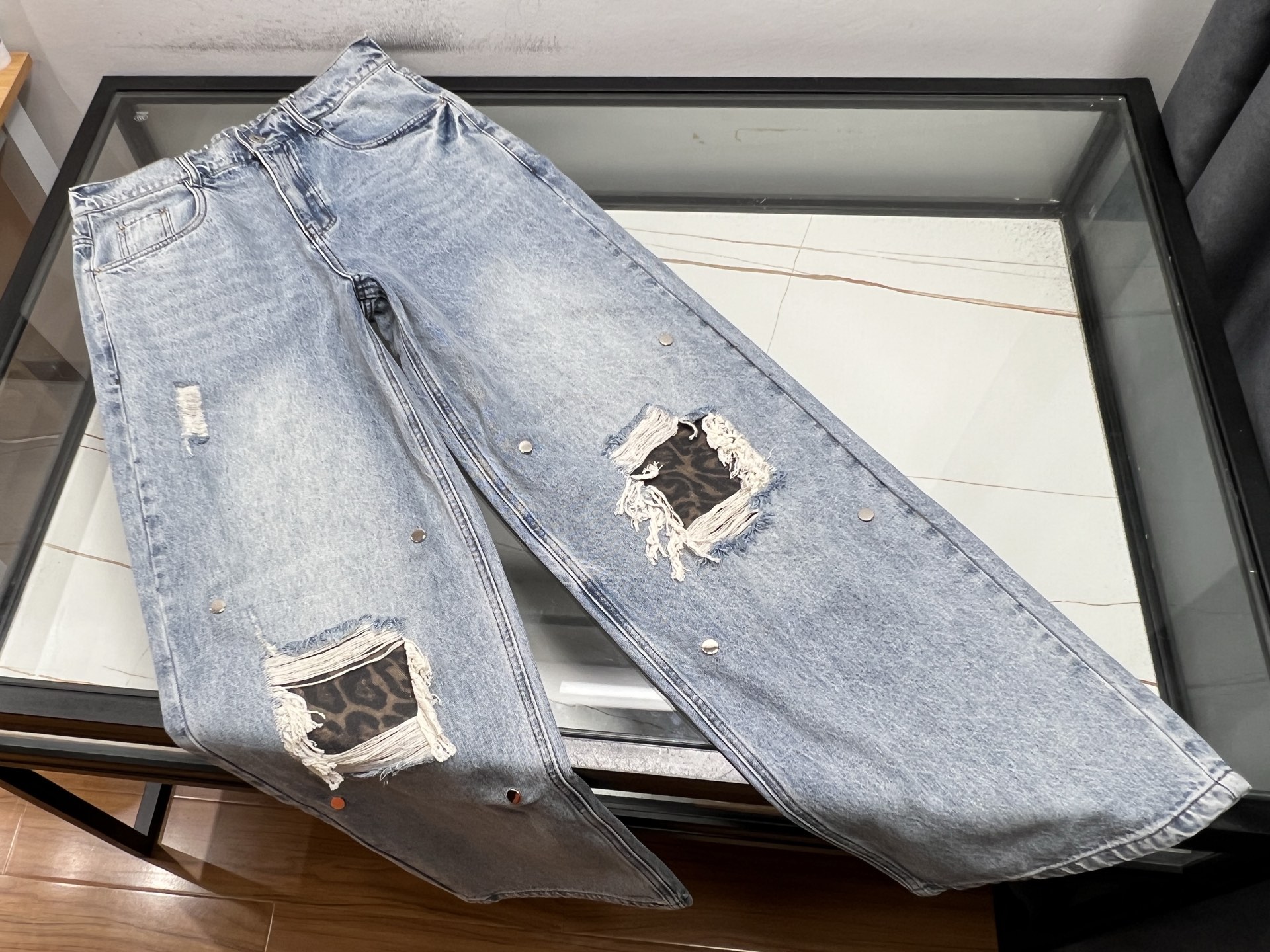 NO:778964,-26SS————This quick-drying fabric casual sports pants is specially designed to solve your troubles!  Made of high-tech quick-drying fabric, sweat is quickly absorbed and evaporated through air circulation, saying goodbye to stuffy heat and humidity, keeping you dry and comfortable at all times. The light and breathable design makes you feel like you have a small fan when you put it on, and the icy cool touch instantly cools you down, allowing you to feel as comfortable as the wind under the scorching sun. The loose foot-binding version hides muscles and makes you look slimmer, and the small foot cuff design lengthens the leg line. Visual heightening is not a dream!  The seamless skin-friendly technology brings a comfortable experience like a second layer of skin, and the smooth routing reduces friction, so no matter how intense the exercise, you are not afraid of injury. Whether it is running, fitness or daily travel, these versatile pants can be easily controlled. The reflective strip design, a must-have for night runners, improves safety; the exclusive pocket for mobile phone keys frees your hands. From sweaters to windbreakers, from sports to leisure, they can be worn with everything, making you the most beautiful kid in the crowd!  Available now in black S-XL, Bottega Veneta-clothing, bottega veneta, hoodie, sweatshirts,19860909-26SS———这款速干面料休闲运动裤专为解决你的烦恼而生！采用高科技速干面料,汗水秒吸速排,通过空气流通快速蒸发,告别闷热潮湿,时刻保持干爽舒适. 轻薄透气的设计,穿上仿佛自带小风扇,冰冰凉凉的触感瞬间降温,让你在烈日下也能自在如风.宽松束脚版型藏肉显瘦,小脚收口设计拉长腿部线条,视觉增高不是梦！无缝亲肤技术带来第二层皮肤般的舒适体验,走线平整减少摩擦,运动再激烈也不怕受伤. 无论是跑步、健身还是日常出行,这条百搭神裤都能轻松驾驭.夜跑族必备的反光条设计,提高安全性；手机钥匙专属口袋,解放双手.从卫衣到风衣,从运动到休闲,万物皆可搭,让你成为人群中最靓的崽！ 现货发售黑色S-XL,葆蝶家-服装,bottega veneta,hoodie,sweatshirts,,Women's clothing