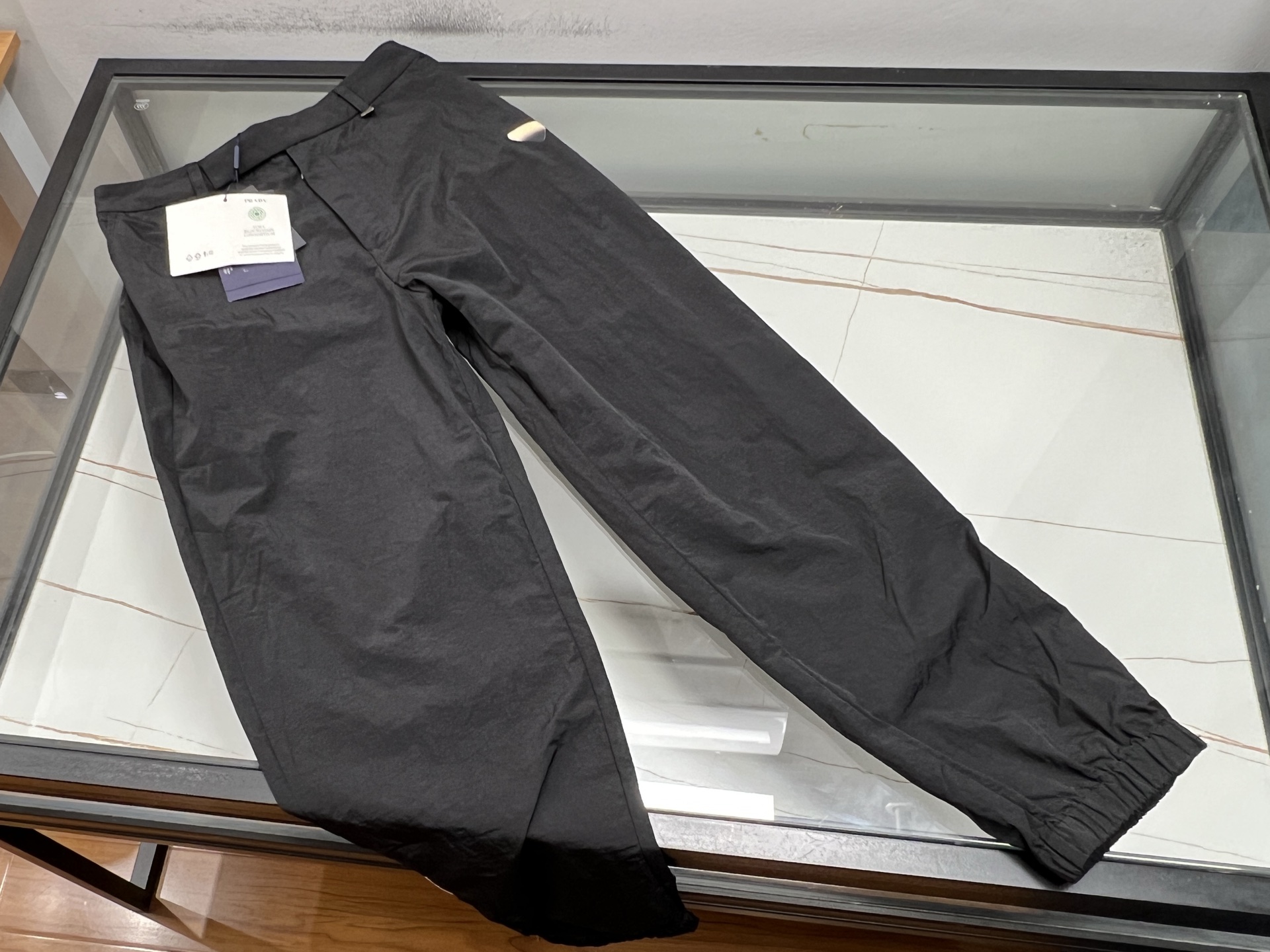 NO:779000,-26SS————This quick-drying fabric casual sports pants is specially designed to solve your troubles!  Made of high-tech quick-drying fabric, sweat is quickly absorbed and evaporated through air circulation, saying goodbye to stuffy heat and humidity, keeping you dry and comfortable at all times. The light and breathable design makes you feel like you have a small fan when you put it on, and the icy cool touch instantly cools you down, allowing you to feel as comfortable as the wind under the scorching sun. The loose foot-binding version hides muscles and makes you look slimmer, and the small foot cuff design lengthens the leg line. Visual heightening is not a dream!  The seamless skin-friendly technology brings a comfortable experience like a second layer of skin, and the smooth routing reduces friction, so no matter how intense the exercise, you are not afraid of injury. Whether it is running, fitness or daily travel, these versatile pants can be easily controlled. The reflective strip design, a must-have for night runners, improves safety; the exclusive pocket for mobile phone keys frees your hands. From sweaters to windbreakers, from sports to leisure, they can be worn with everything, making you the most beautiful kid in the crowd!  Available now in black S-XL, Prada-clothing, prada, hoodie, sweatshirts,19860909-26SS———这款速干面料休闲运动裤专为解决你的烦恼而生！采用高科技速干面料,汗水秒吸速排,通过空气流通快速蒸发,告别闷热潮湿,时刻保持干爽舒适. 轻薄透气的设计,穿上仿佛自带小风扇,冰冰凉凉的触感瞬间降温,让你在烈日下也能自在如风.宽松束脚版型藏肉显瘦,小脚收口设计拉长腿部线条,视觉增高不是梦！无缝亲肤技术带来第二层皮肤般的舒适体验,走线平整减少摩擦,运动再激烈也不怕受伤. 无论是跑步、健身还是日常出行,这条百搭神裤都能轻松驾驭.夜跑族必备的反光条设计,提高安全性；手机钥匙专属口袋,解放双手.从卫衣到风衣,从运动到休闲,万物皆可搭,让你成为人群中最靓的崽！ 现货发售黑色S-XL,普拉达-服装,prada,hoodie,sweatshirts,,Women's clothing