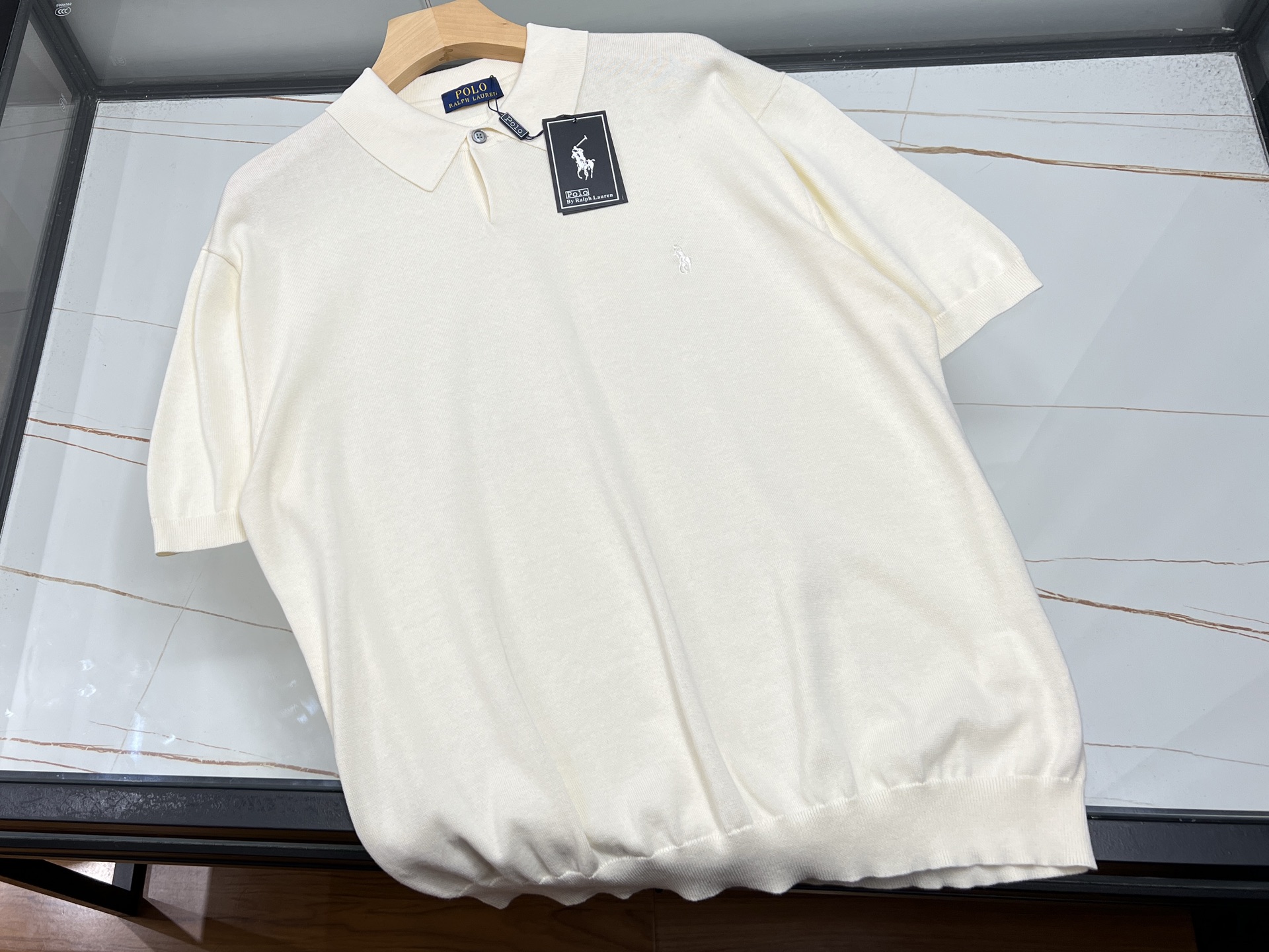 NO:779437,-26SS————Embroidered horse-letter lapel knitted short-sleeves are the perfect collision of retro and fashion. This embroidered horse-lettered lapel knitted short-sleeves is a rare treasure item in the wardrobe. The lapel design is neat and elegant, and cleverly modifies the neck line, showing an elegant charm.  The delicate embroidered horse pattern on the chest is lifelike, injecting vitality into the whole dress. Paired with simple letters, the fashion sense is instantly full. The knitted fabric is soft and skin-friendly, and it is extremely comfortable to wear close to the body. The short-sleeved style brings coolness in summer. Whether it is paired with casual jeans for strolling on the street, or paired with a delicate skirt to attend a party, it can be easily worn, making you stand out from the crowd and become the focus, showing your unique charm and fashionable taste.  Three colors S-XL, men's clothing, skirts, jeans, T-shirt, available for sale now.19860909-26SS———刺绣马字母翻领针织短袖复古与时尚的完美碰撞 这款刺绣马字母翻领针织短袖,是衣橱里不可多得的宝藏单品.翻领设计,利落又显气质,巧妙修饰颈部线条,尽显优雅韵味. 胸前精致的刺绣马图案,栩栩如生,为整件衣服注入灵动活力,搭配上简约字母,时尚感瞬间拉满.针织面料柔软亲肤,贴身穿着舒适无比,短袖款式在夏日带来清凉. 无论是搭配休闲牛仔裤,漫步街头,还是配上精致半身裙,出席聚会,它都能轻松驾驭,让你在人群中脱颖而出,成为焦点,尽显独特魅力与时尚品味. 现货发售三色S-XL,男装,skirts,jeans,T-shirt,,Women's clothing