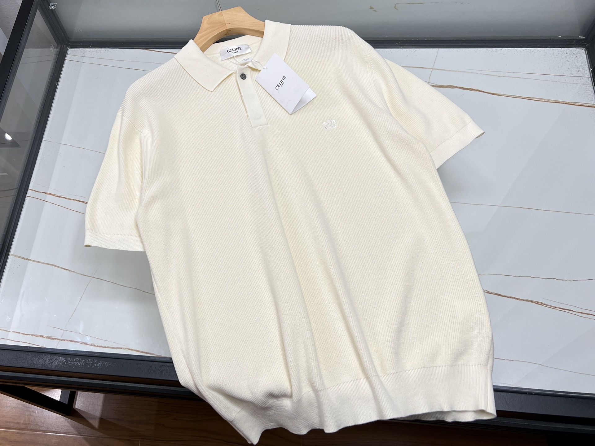 NO:779404,-26SS————Classic letter lapel knitted short-sleeved shirt with embroidered letters is the perfect collision between retro and fashion. This embroidered lapel knitted short-sleeved shirt is a rare treasure item in the wardrobe. The lapel design is neat and elegant, and cleverly modifies the neck line, showing an elegant charm.  The exquisite embroidery pattern on the chest is lifelike, injecting vitality into the whole dress. Paired with simple letters, the fashion sense is instantly full. The knitted fabric is soft and skin-friendly, and it is extremely comfortable to wear close to the body. The short-sleeved style brings coolness in summer. Whether it is paired with casual jeans for strolling on the street, or paired with a delicate skirt to attend a party, it can be easily worn, making you stand out from the crowd and become the focus, showing your unique charm and fashionable taste.  Three colors S-XL, Celine-clothing, celine, skirts, jeans, T-shirt, available for sale now.19860909-26SS———刺绣字母经典字母翻领针织短袖复古与时尚的完美碰撞 这款刺绣翻领针织短袖,是衣橱里不可多得的宝藏单品.翻领设计,利落又显气质,巧妙修饰颈部线条,尽显优雅韵味. 胸前精致的刺绣图案,栩栩如生,为整件衣服注入灵动活力,搭配上简约字母,时尚感瞬间拉满.针织面料柔软亲肤,贴身穿着舒适无比,短袖款式在夏日带来清凉. 无论是搭配休闲牛仔裤,漫步街头,还是配上精致半身裙,出席聚会,它都能轻松驾驭,让你在人群中脱颖而出,成为焦点,尽显独特魅力与时尚品味. 现货发售三色S-XL,赛琳-服装,celine,skirts,jeans,T-shirt,,Women's clothing