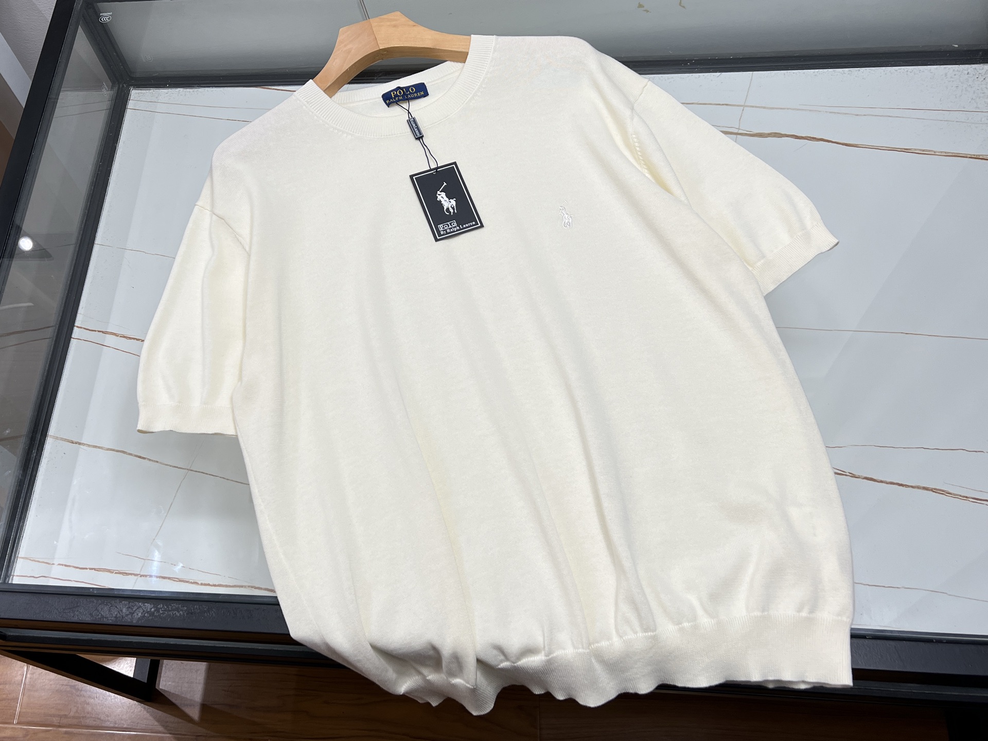 NO:779451,-26SS——The embroidered horse letter round neck knitted short-sleeve is a blend of fashion and quality. This embroidered horse letter round neck knitted short sleeve is a rare fashion item in the wardrobe. The round neck design is simple and elegant, fitting the neck line, showing comfort and ease. On the short sleeves, the exquisite embroidered horse pattern is lifelike, smart and elegant, adding artistic flavor and unique charm to the whole. Paired with the right letter elements, the sense of fashion is instantly full, highlighting the individual attitude.  Knitted fabric is soft and skin-friendly, has good breathability, and can be worn without any burden. Whether it is a daily outing, a gathering with friends, or a casual office, it can be easily adapted to help you create a variety of styles and become the focus of the crowd. Three colors S-XL, men's clothing, and T-shirts are available for sale now.19860909-26SS——刺绣马字母圆领针织短袖时尚与品质的交融 这款刺绣马字母圆领针织短袖,是衣橱里不可多得的时尚单品.圆领设计简约大方,贴合颈部线条,尽显舒适自在. 短袖之上,精致的刺绣马图案栩栩如生,灵动飘逸,为整体增添了艺术气息与独特魅力.搭配上恰到好处的字母元素,时尚感瞬间拉满,彰显个性态度. 针织面料柔软亲肤,透气性佳,穿着毫无负担.无论是日常出街、朋友聚会,还是休闲办公,它都能轻松适配,助你打造出多样风格造型,成为人群中的吸睛焦点. 现货发售三色S-XL,男装,T-shirt,,Women's clothing