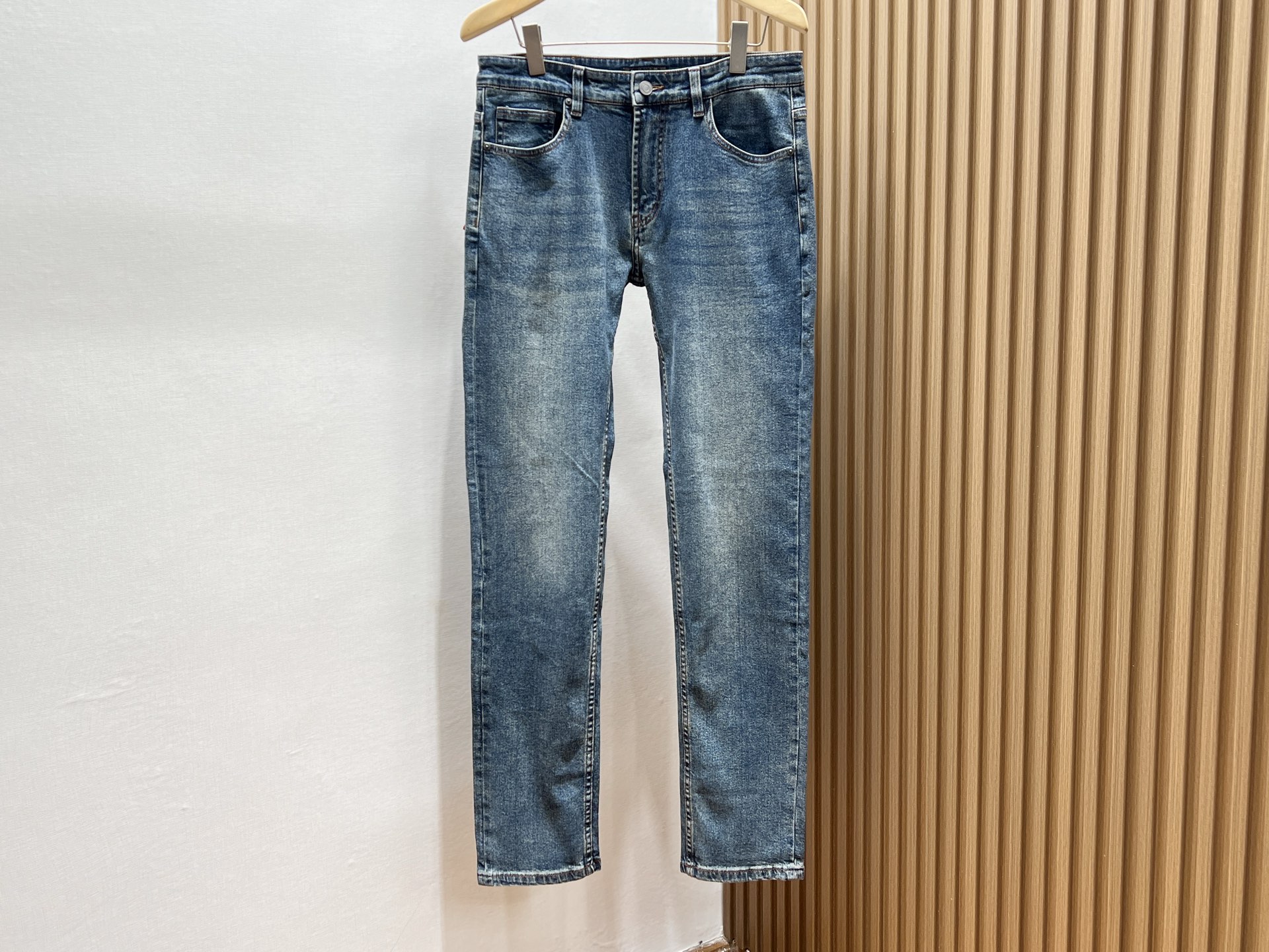 NO:854222,-26SS————LP spring and summer big cow washed export foreign trade single jeans. With its unique design and high-quality fabrics, it has become a popular item in the fashion industry. This pair of jeans uses high-quality washing technology to present a retro and natural color. It is suitable for daily casual wear and can easily control various fashion occasions. Its loose and straight version design is not only suitable for wearing  They are comfortable and unrestricted, and can effectively modify the leg shape, showing the wearer's confidence and charm. In addition, these jeans also pay attention to details, such as exquisite stitching, wear-resistant hardware accessories, etc., which all demonstrate its high-quality craftsmanship. Whether paired with a simple T-shirt or a fashionable shirt, it can easily create a trendy look and become the fashion focus in spring and summer.  Ready to ship blue 31-32-33-34-36-38-40, men's clothing, loro piana, jeans, shirts, tees, t-shirt,19860909-26SS————LP春夏大牛水洗出口外贸单牛仔裤,以其独特的设计和高品质的面料,成为时尚界的热门单品.这款牛仔裤采用优质水洗工艺,呈现出复古而自然的色泽,既适合日常休闲穿着,也能轻松驾驭各种时尚场合.其宽松直筒的版型设计,不仅穿着舒适无束缚感,还能有效修饰腿型,展现穿着者的自信与魅力.此外,这款牛仔裤还注重细节处理,如精致的缝线、耐磨的五金配件等,都彰显了其高品质的工艺水准.无论是搭配简约T恤还是时尚衬衫,都能轻松打造出潮流造型,成为春夏季节的时尚焦点. 现货发货蓝色31-32-33-34-36-38-40,男装,loro piana,jeans,shirts,tees，t-shirt,,Women's clothing