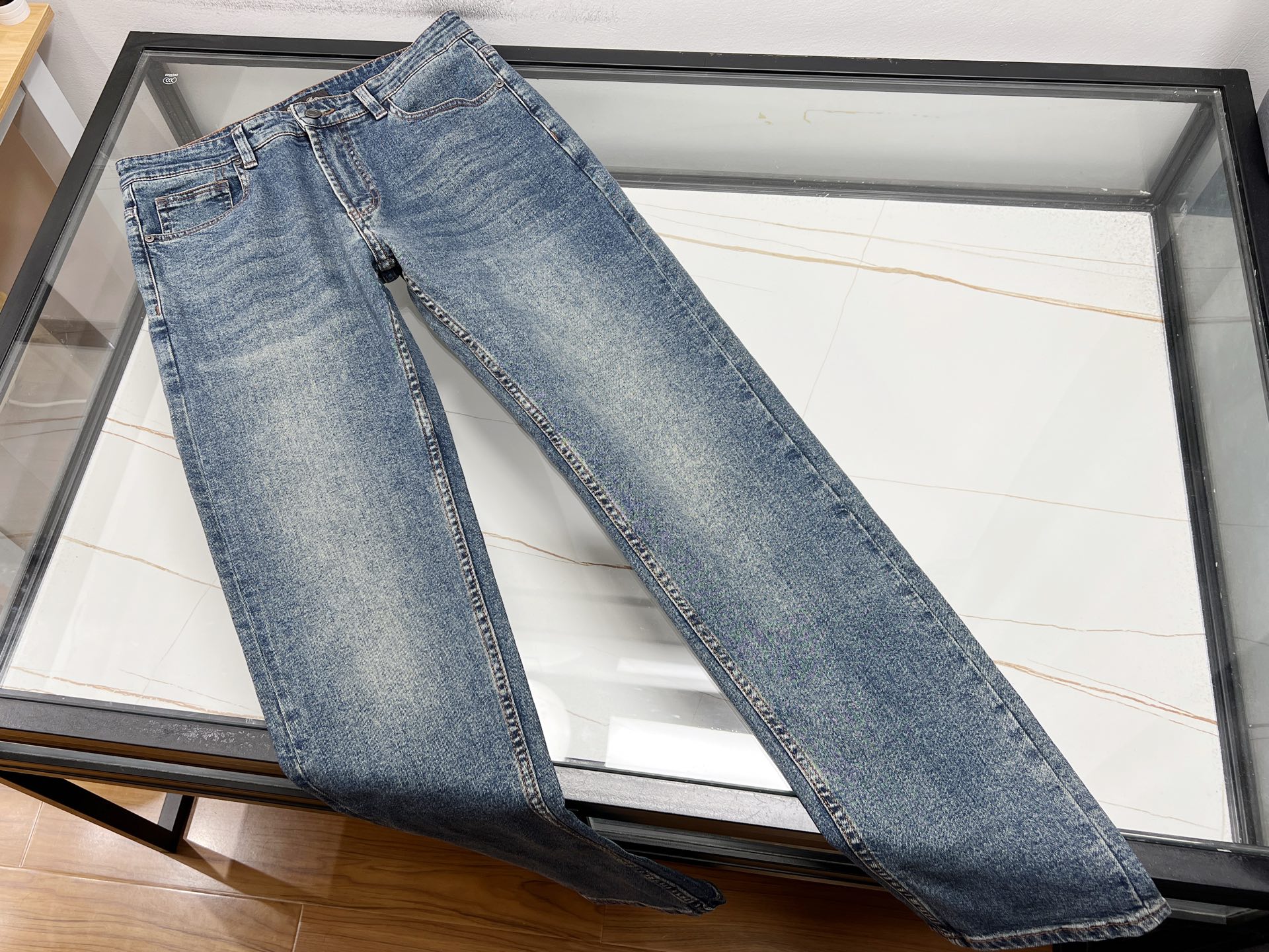 NO:779424,-26SS————LP spring and summer big cow washed export foreign trade single jeans. With its unique design and high-quality fabrics, it has become a popular item in the fashion industry. This pair of jeans uses high-quality washing technology to present a retro and natural color. It is suitable for daily casual wear and can easily control various fashion occasions. Its loose and straight version design is not only suitable for wearing  They are comfortable and unrestricted, and can effectively modify the leg shape, showing the wearer's confidence and charm. In addition, these jeans also pay attention to details, such as exquisite stitching, wear-resistant hardware accessories, etc., which all demonstrate its high-quality craftsmanship. Whether paired with a simple T-shirt or a fashionable shirt, it can easily create a trendy look and become the fashion focus in spring and summer.  Ready to ship blue 31-32-33-34-36-38-40, men's clothing, loro piana, jeans, shirts, tees, t-shirt,19860909-26SS————LP春夏大牛水洗出口外贸单牛仔裤,以其独特的设计和高品质的面料,成为时尚界的热门单品.这款牛仔裤采用优质水洗工艺,呈现出复古而自然的色泽,既适合日常休闲穿着,也能轻松驾驭各种时尚场合.其宽松直筒的版型设计,不仅穿着舒适无束缚感,还能有效修饰腿型,展现穿着者的自信与魅力.此外,这款牛仔裤还注重细节处理,如精致的缝线、耐磨的五金配件等,都彰显了其高品质的工艺水准.无论是搭配简约T恤还是时尚衬衫,都能轻松打造出潮流造型,成为春夏季节的时尚焦点. 现货发货蓝色31-32-33-34-36-38-40,男装,loro piana,jeans,shirts,tees，t-shirt,,Women's clothing