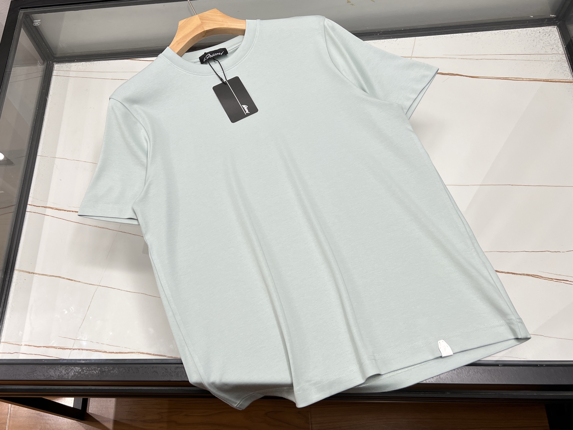 NO:779438,——26SS——-Fashionable and casual short-sleeves with leather at the hem unlock a new trend of personalized wear. This fashionable and casual short-sleeve with leather at the hem is a rare eye-catching item in the wardrobe. It is based on a simple version and cleverly spliced with textured leather at the hem. It combines strength and softness, breaking the monotony of conventional short-sleeves and instantly improving the overall fashion.  The high-quality fabric brings a skin-friendly touch, is breathable and comfortable, allowing you to move freely in summer. Whether it is paired with jeans to show a casual and uninhibited street style, or with casual shorts to create a refreshing and energetic vacation atmosphere, it can be easily controlled. Wear it and walk on the street. The unique hem design will definitely make you the center of attention, highlighting your unique taste and fashion attitude. Five colors M-XXXL, men's clothing, shorts, jeans, T-shirt,19860909——26SS———下摆拼皮时尚休闲短袖解锁个性穿搭新潮流 这款下摆拼皮时尚休闲短袖,是衣橱里不可多得的吸睛单品.它以简约版型为基础,巧妙地在下摆处拼接质感皮革,刚柔并济,打破常规短袖的单调感,瞬间提升整体时尚度. 优质面料带来亲肤触感,透气又舒适,让你在夏日也能自在活动.无论是搭配牛仔裤,展现随性不羁的街头风；还是配休闲短裤,营造清爽活力的度假氛围,它都能轻松驾驭.穿上它,走在街头,独特的下摆设计定会让你成为众人焦点,彰显独特品味与时尚态度. 现货发货五色M-XXXL,男装,shorts,jeans,T-shirt,,Women's clothing