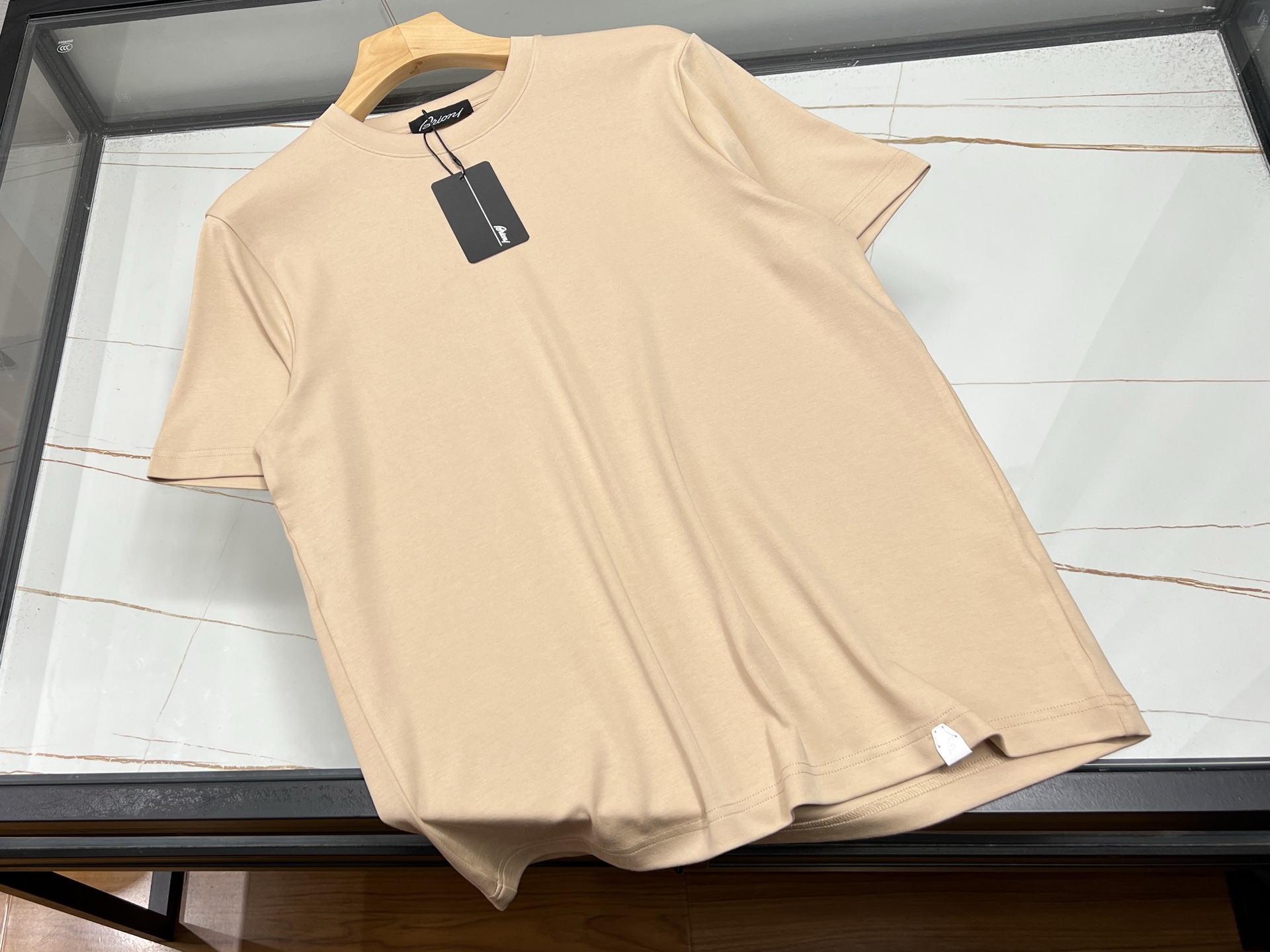 NO:779431,——26SS——-Fashionable and casual short-sleeves with leather at the hem unlock a new trend of personalized wear. This fashionable and casual short-sleeve with leather at the hem is a rare eye-catching item in the wardrobe. It is based on a simple version and cleverly spliced with textured leather at the hem. It combines strength and softness, breaking the monotony of conventional short-sleeves and instantly improving the overall fashion.  The high-quality fabric brings a skin-friendly touch, is breathable and comfortable, allowing you to move freely in summer. Whether it is paired with jeans to show a casual and uninhibited street style, or with casual shorts to create a refreshing and energetic vacation atmosphere, it can be easily controlled. Wear it and walk on the street. The unique hem design will definitely make you the center of attention, highlighting your unique taste and fashion attitude. Five colors M-XXXL, men's clothing, shorts, jeans, T-shirt,19860909——26SS———下摆拼皮时尚休闲短袖解锁个性穿搭新潮流 这款下摆拼皮时尚休闲短袖,是衣橱里不可多得的吸睛单品.它以简约版型为基础,巧妙地在下摆处拼接质感皮革,刚柔并济,打破常规短袖的单调感,瞬间提升整体时尚度. 优质面料带来亲肤触感,透气又舒适,让你在夏日也能自在活动.无论是搭配牛仔裤,展现随性不羁的街头风；还是配休闲短裤,营造清爽活力的度假氛围,它都能轻松驾驭.穿上它,走在街头,独特的下摆设计定会让你成为众人焦点,彰显独特品味与时尚态度. 现货发货五色M-XXXL,男装,shorts,jeans,T-shirt,,Women's clothing