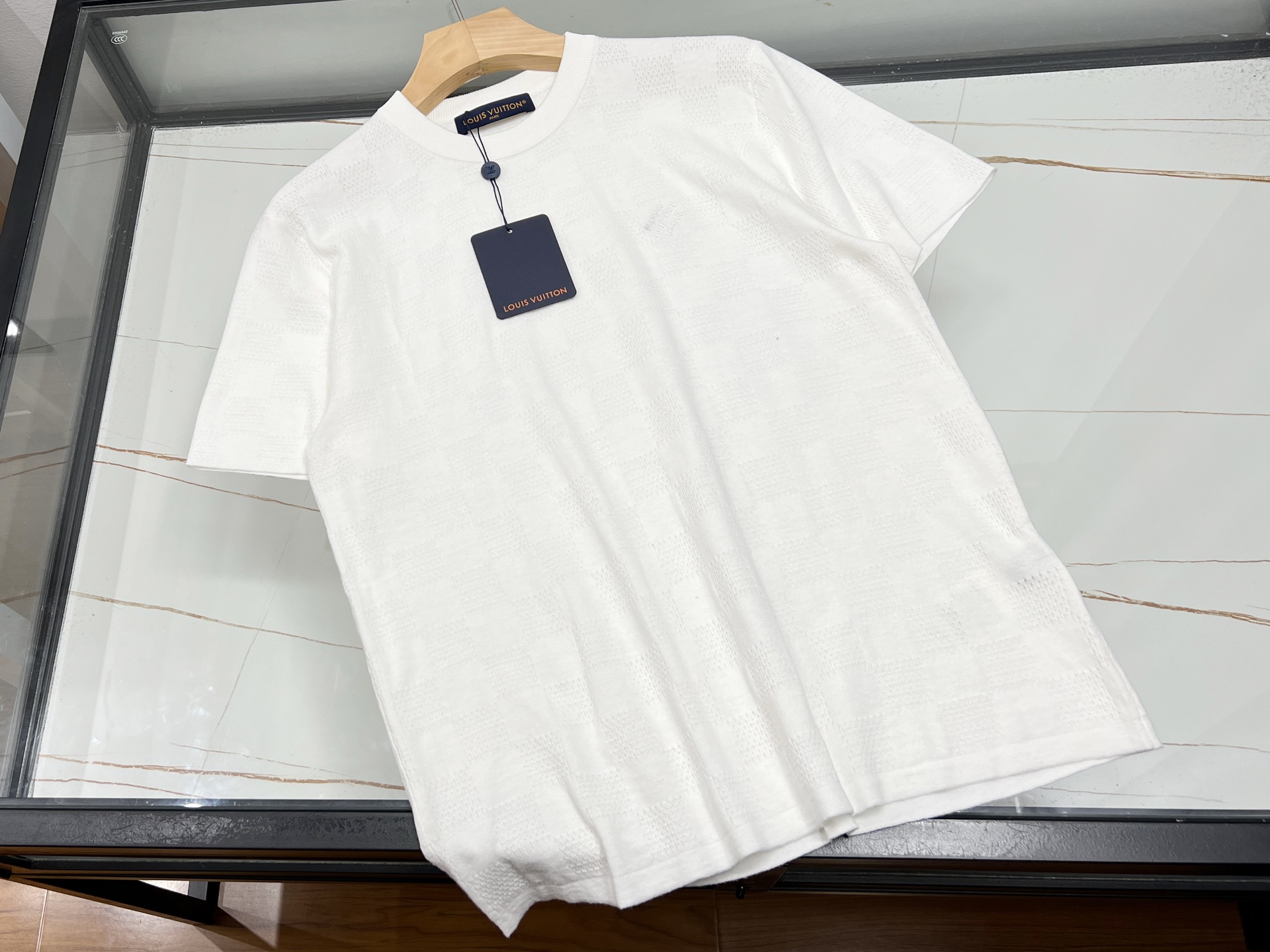 NO:779445,-26SS - The perfect fusion of fashion and comfort in embroidered knitted breathable short-sleeves. This embroidered knitted breathable short-sleeves is an excellent choice for your summer wardrobe. Selected high-quality knitted fabrics are soft to the touch and skin-friendly, and have excellent breathability, allowing the skin to breathe freely, saying goodbye to stuffiness and stickiness even in the hot summer.  The embroidery on the short sleeves is the finishing touch. The exquisite and delicate patterns are either fresh and elegant or show off your personality, adding artistic flavor and unique charm to the whole. The simple version design is not picky about your body shape, and can be easily controlled in various occasions. Whether you wear it with casual pants for strolling on the street, or with a short skirt to show off your sweetness, it can be perfectly adapted to make you stand out from the crowd, showing your fashion taste and confidence. Available now in white S-XL, Louis Vuitton-clothing, louis  vuitton,skirts,T-shirt,19860909-26SS——刺绣针织透气短袖时尚与舒适的完美融合 这款刺绣针织透气短袖,是夏日衣橱的绝佳选择.精选优质针织面料,触感柔软亲肤,透气性极佳,能让肌肤自由呼吸,即使炎炎夏日也告别闷热黏腻. 短袖上的刺绣堪称点睛之笔,精致细腻的图案,或清新雅致,或个性张扬,为整体增添了艺术气息与独特魅力.简约的版型设计,不挑身材,轻松驾驭各种场合.无论是搭配休闲裤漫步街头,还是配上短裙展现甜美,它都能完美适配,让你在人群中脱颖而出,尽显时尚品味与自信风采. 现货发售白色S-XL,路易威登-服装,louis vuitton,skirts,T-shirt,,Women's clothing