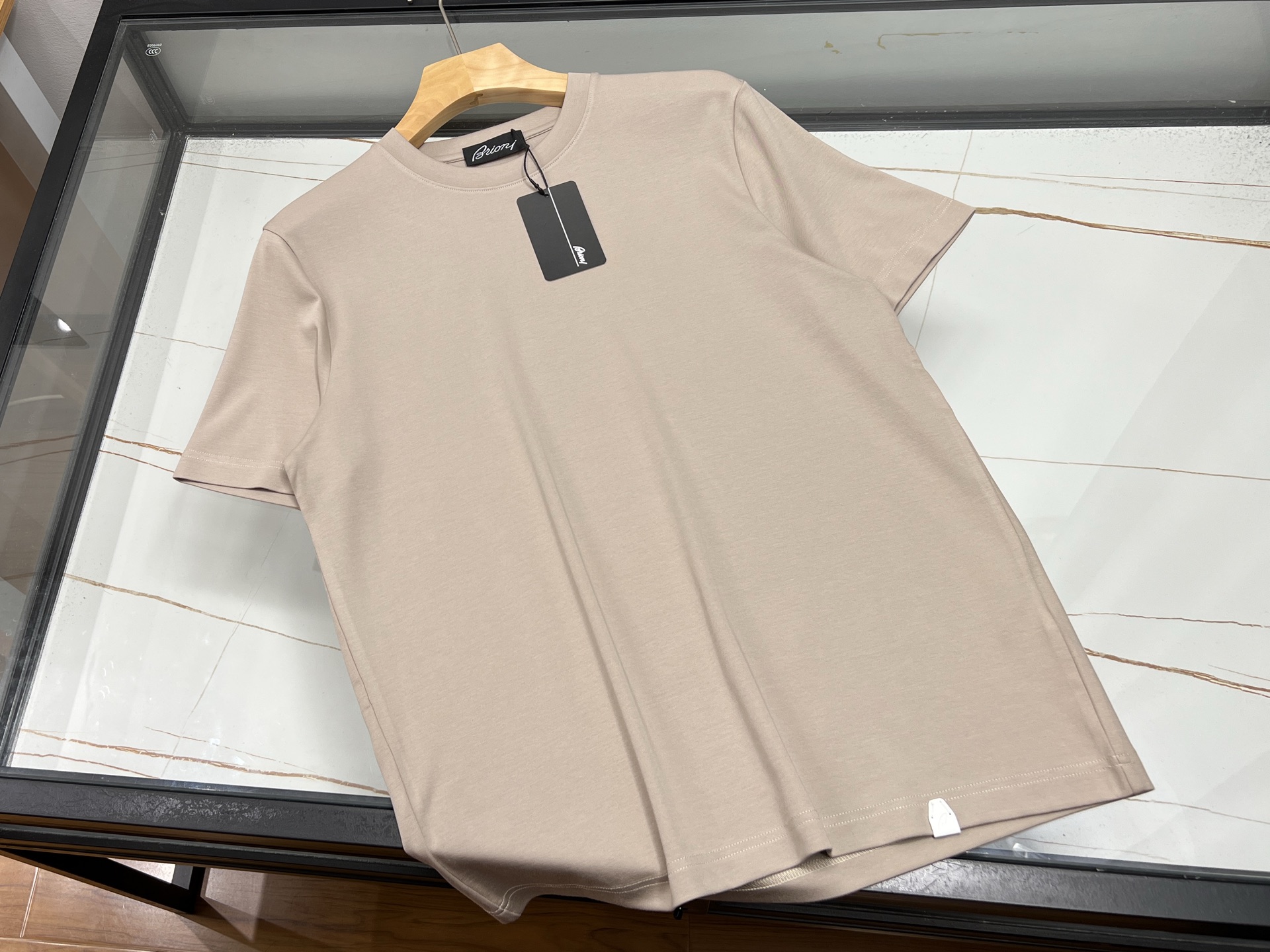 NO:781559,——26SS——-Fashionable and casual short-sleeves with leather at the hem unlock a new trend of personalized wear. This fashionable and casual short-sleeve with leather at the hem is a rare eye-catching item in the wardrobe. It is based on a simple version and cleverly spliced with textured leather at the hem. It combines strength and softness, breaking the monotony of conventional short-sleeves and instantly improving the overall fashion.  The high-quality fabric brings a skin-friendly touch, is breathable and comfortable, allowing you to move freely in summer. Whether it is worn with jeans to show a casual street style or with casual shorts to create a refreshing and energetic holiday atmosphere, it can be easily controlled. Wear it and walk on the street. The unique hem design will definitely make you the center of attention, highlighting your unique taste and fashion attitude. Available from stock in 4 colors M-XXXL, men's clothing, shorts, jeans, T-shirt,19860909——26SS———下摆拼皮时尚休闲短袖解锁个性穿搭新潮流 这款下摆拼皮时尚休闲短袖,是衣橱里不可多得的吸睛单品.它以简约版型为基础,巧妙地在下摆处拼接质感皮革,刚柔并济,打破常规短袖的单调感,瞬间提升整体时尚度. 优质面料带来亲肤触感,透气又舒适,让你在夏日也能自在活动.无论是搭配牛仔裤,展现随性不羁的街头风；还是配休闲短裤,营造清爽活力的度假氛围,它都能轻松驾驭.穿上它,走在街头,独特的下摆设计定会让你成为众人焦点,彰显独特品味与时尚态度. 现货发货4色M-XXXL,男装,shorts,jeans,T-shirt,,Women's clothing