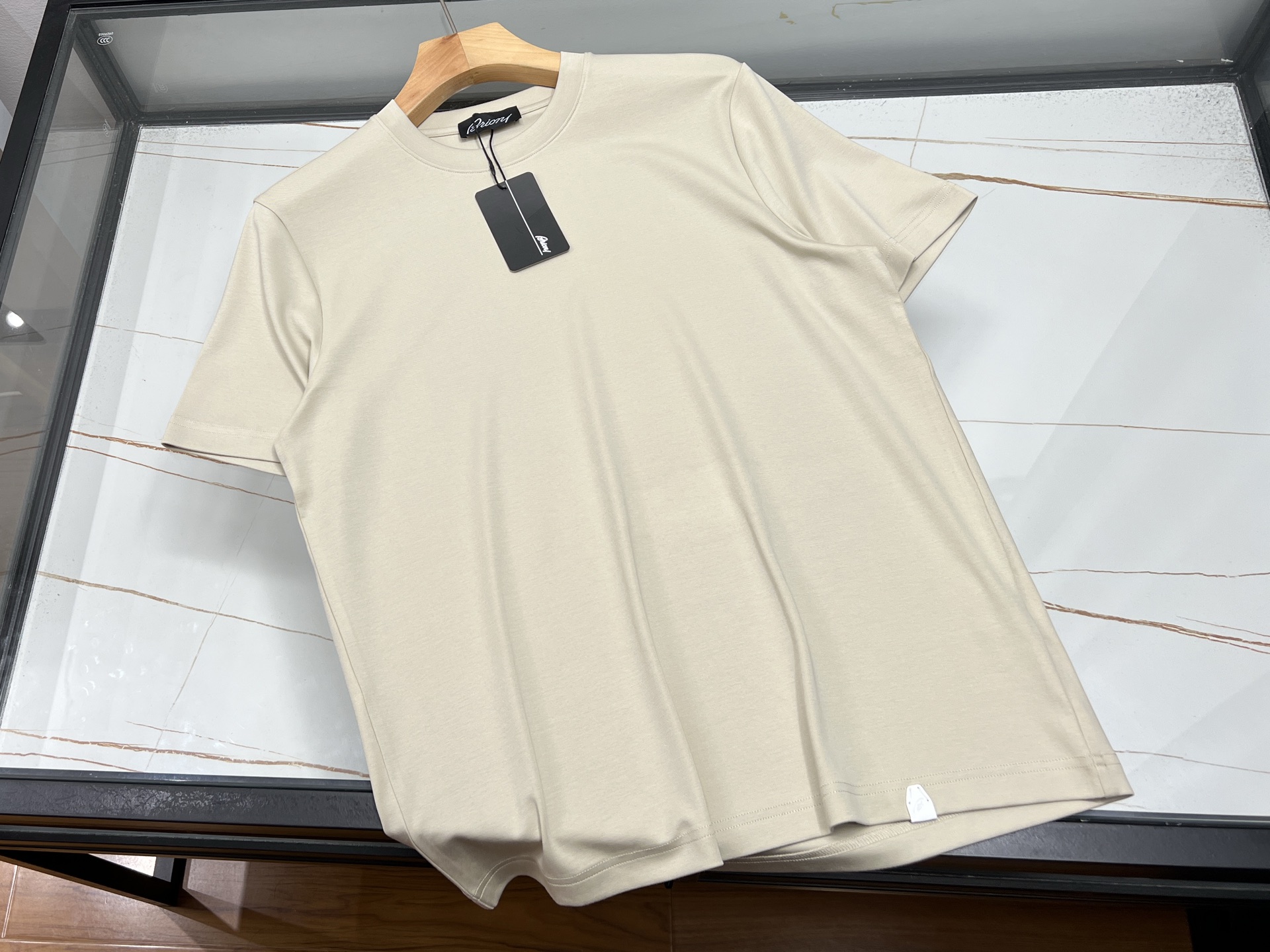 NO:781610,——26SS——-Fashionable and casual short-sleeves with leather at the hem unlock a new trend of personalized wear. This fashionable and casual short-sleeve with leather at the hem is a rare eye-catching item in the wardrobe. It is based on a simple version and cleverly spliced with textured leather at the hem. It combines strength and softness, breaking the monotony of conventional short-sleeves and instantly improving the overall fashion.  The high-quality fabric brings a skin-friendly touch, is breathable and comfortable, allowing you to move freely in summer. Whether it is worn with jeans to show a casual street style or with casual shorts to create a refreshing and energetic holiday atmosphere, it can be easily controlled. Wear it and walk on the street. The unique hem design will definitely make you the center of attention, highlighting your unique taste and fashion attitude. Available from stock in 4 colors M-XXXL, men's clothing, shorts, jeans, T-shirt,19860909——26SS———下摆拼皮时尚休闲短袖解锁个性穿搭新潮流 这款下摆拼皮时尚休闲短袖,是衣橱里不可多得的吸睛单品.它以简约版型为基础,巧妙地在下摆处拼接质感皮革,刚柔并济,打破常规短袖的单调感,瞬间提升整体时尚度. 优质面料带来亲肤触感,透气又舒适,让你在夏日也能自在活动.无论是搭配牛仔裤,展现随性不羁的街头风；还是配休闲短裤,营造清爽活力的度假氛围,它都能轻松驾驭.穿上它,走在街头,独特的下摆设计定会让你成为众人焦点,彰显独特品味与时尚态度. 现货发货4色M-XXXL,男装,shorts,jeans,T-shirt,,Women's clothing