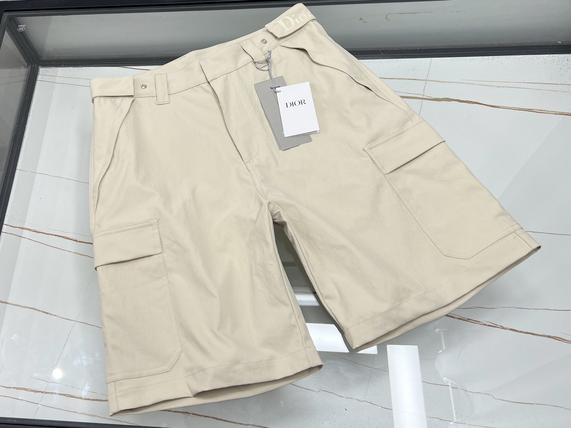 NO:781597,-26SS————Pocket quick-drying pocket casual pants, a must-have item for summer travel!  It uses high-tech quick-drying fabric, which can quickly absorb and evaporate sweat, keeping the body dry and comfortable, and you can enjoy coolness even in the hot summer. The trousers are designed with multiple practical pockets, which are convenient for storing mobile phones, wallets and other small items, allowing your hands to be completely freed. The mid-length trousers are tailored to fit and are not too big.  It is not tight but not bloated, showing a casual yet fashionable style. Whether it is outdoor sports, daily travel or casual gatherings, it can be easily controlled, making you confident in any occasion. Choose these quick-drying pocket casual pants to make your summer life more convenient, comfortable and colorful!  Available now in apricot/black S-XL, Dior-clothing, dior, wallets,19860909-26SS———口袋速干口袋休闲中裤,夏日出行必备神器！它采用高科技速干面料,能迅速吸收并挥发汗水,保持身体干爽舒适,即使炎炎夏日也能畅享清凉.裤身设计有多个实用口袋,方便存放手机、钱包等小物件,让你的双手彻底解放.中裤版型剪裁合身,既不过于紧绷也不显臃肿,展现出休闲而不失时尚的风格.无论是户外运动、日常出行还是休闲聚会,它都能轻松驾驭,让你在任何场合都能自信满满.选择这款速干口袋休闲中裤,让你的夏日生活更加便捷、舒适与多彩！ 现货发售杏色/黑色S-XL,迪奥-服装,dior,wallets,,Women's clothing