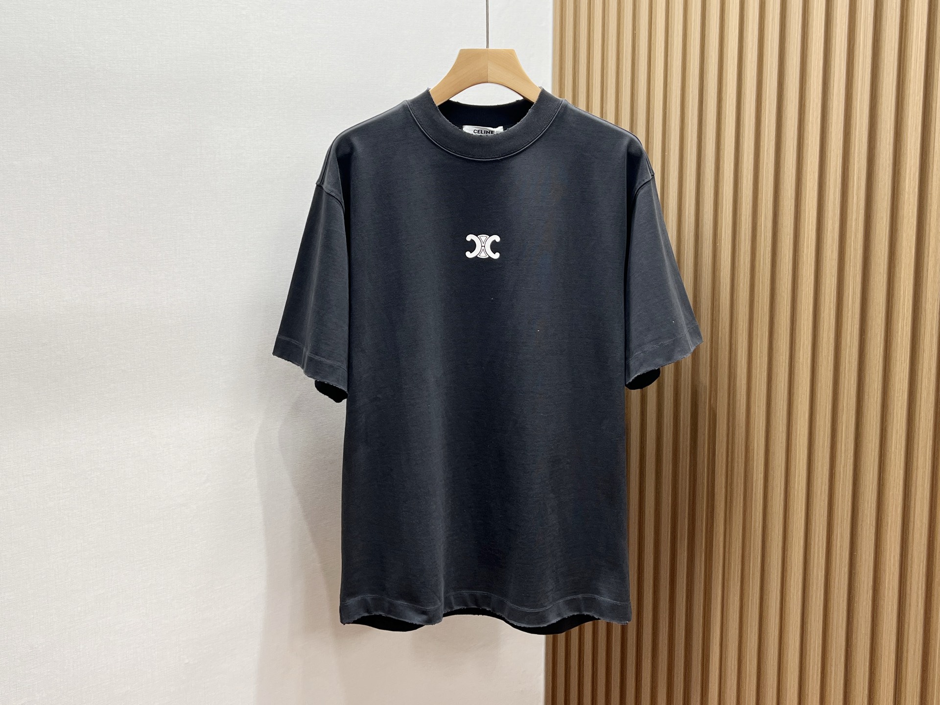 NO:781569,-26SS————Embossed letter short sleeves, unlock a new fashion code. This embossed letter casual short sleeve fashion treasure item!  The letter pattern created by the unique embossing process is full of three-dimensionality, as if telling the trend attitude, injecting soul into the simple short sleeves, and instantly getting rid of mediocrity. The fabric is soft against the skin, has good breathability, and is refreshing and not stuffy to wear in summer. The loose version is comfortable and casual, and does not care about your body shape. Whether you are a tall and handsome man or a pretty girl, you can easily control it.  It is also a great tool for matching, it can be casual and casual with jeans, full of energy with sports pants, and cute with short skirts. Whether it is daily outings, friends gatherings, or sports and fitness, it can make you the focus of the crowd and easily show your unique fashion taste. Get one now to start your fashion journey!  Ready for sale in two colors S-XL, Celine-clothing, celine, skirts, jeans, T-shirt,19860909-26SS———压花字母短袖,解锁时尚新密码 这款压花字母休闲短袖时尚宝藏单品！独特压花工艺打造的字母图案,立体感十足,仿佛在诉说着潮流态度,为简约短袖注入灵魂,瞬间摆脱平庸. 面料亲肤柔软,透气性佳,夏日穿着清爽不闷热.宽松版型自在随性,不挑身材,无论你是高挑型男还是娇俏女生,都能轻松驾驭. 它还是搭配神器,配牛仔裤休闲随性,搭运动裤活力满满,配短裙俏皮可爱.无论是日常出街、朋友聚会,还是运动健身,它都能让你成为人群焦点,轻松展现独特时尚品味,快入手一件开启你的时尚之旅！ 现货发售二色S-XL,赛琳-服装,celine,skirts,jeans,T-shirt,,Women's clothing