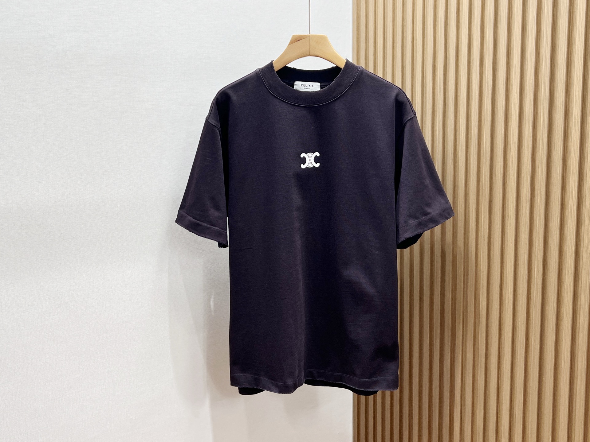 NO:781576,-26SS————Embossed letter short sleeves, unlock a new fashion code with this embossed letter casual short sleeve fashion treasure item!  The letter pattern created by the unique embossing process is full of three-dimensionality, as if telling the trend attitude, injecting soul into the simple short sleeves, and instantly getting rid of mediocrity. The fabric is soft against the skin, has good breathability, and is refreshing and not stuffy to wear in summer. The loose version is comfortable and casual, and does not care about your body shape. Whether you are a tall and handsome man or a pretty girl, you can easily control it.  It is also a great tool for matching, it can be casual and casual with jeans, full of energy with sports pants, and cute with short skirts. Whether it is daily outings, friends gatherings, or sports and fitness, it can make you the focus of the crowd and easily show your unique fashion taste. Get one now to start your fashion journey!  Three colors S-XL, Celine-clothing, celine, skirts, jeans, T-shirt, available for sale now.19860909-26SS———压花字母短袖,解锁时尚新密码这款压花字母休闲短袖时尚宝藏单品！独特压花工艺打造的字母图案,立体感十足,仿佛在诉说着潮流态度,为简约短袖注入灵魂,瞬间摆脱平庸. 面料亲肤柔软,透气性佳,夏日穿着清爽不闷热.宽松版型自在随性,不挑身材,无论你是高挑型男还是娇俏女生,都能轻松驾驭. 它还是搭配神器,配牛仔裤休闲随性,搭运动裤活力满满,配短裙俏皮可爱.无论是日常出街、朋友聚会,还是运动健身,它都能让你成为人群焦点,轻松展现独特时尚品味,快入手一件开启你的时尚之旅！ 现货发售三色S-XL,赛琳-服装,celine,skirts,jeans,T-shirt,,Women's clothing