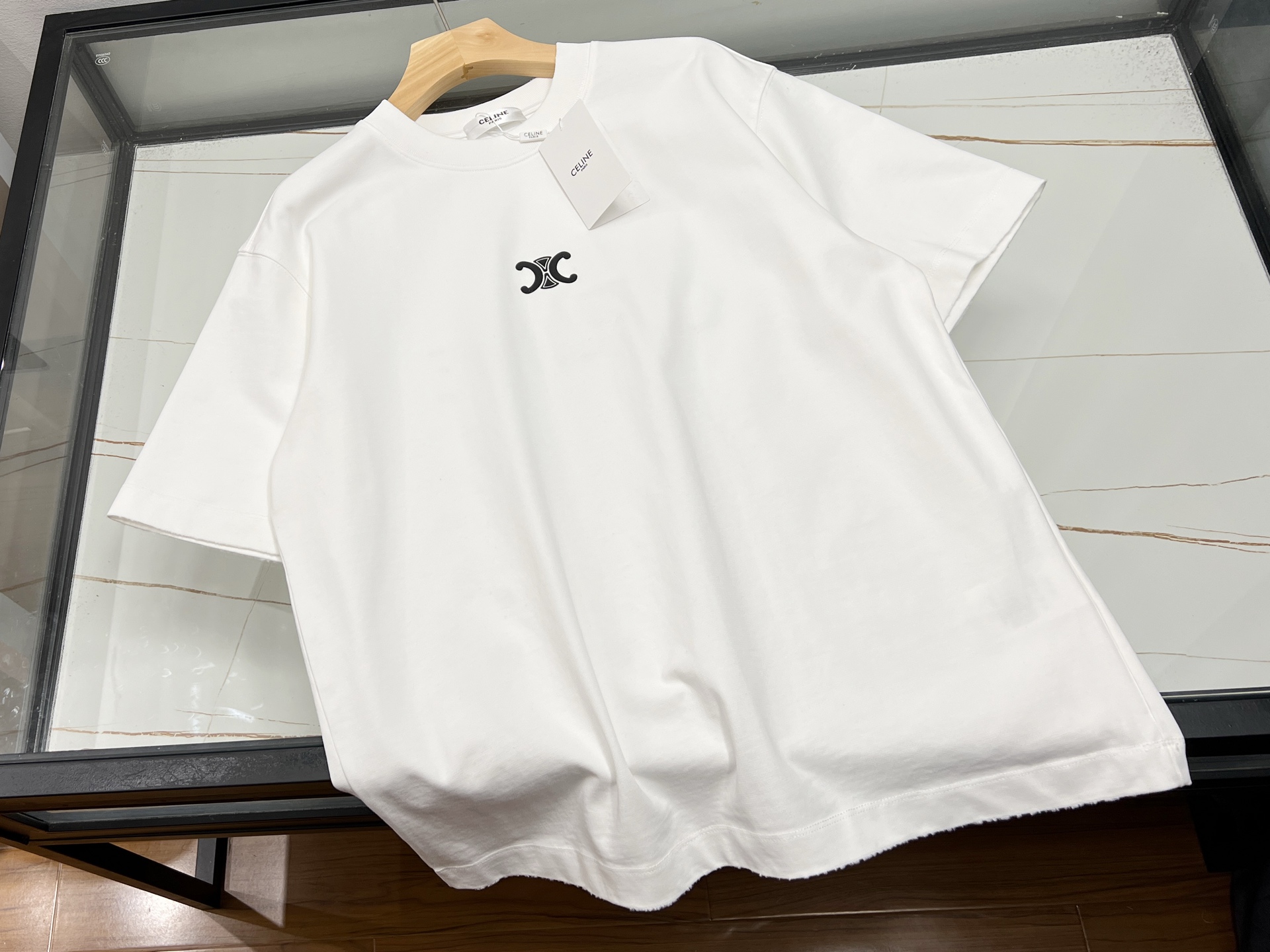 NO:781583,-26SS————Embossed letter short sleeves, unlock a new fashion code. This embossed letter casual short sleeve fashion treasure item!  The letter pattern created by the unique embossing process is full of three-dimensionality, as if telling the trend attitude, injecting soul into the simple short sleeves, and instantly getting rid of mediocrity. The fabric is soft against the skin, has good breathability, and is refreshing and not stuffy to wear in summer. The loose version is comfortable and casual, and does not care about your body shape. Whether you are a tall and handsome man or a pretty girl, you can easily control it.  It is also a great tool for matching, it can be casual and casual with jeans, full of energy with sports pants, and cute with short skirts. Whether it is daily outings, friends gatherings, or sports and fitness, it can make you the focus of the crowd and easily show your unique fashion taste. Get one now to start your fashion journey!  Ready for sale in two colors S-XL, Celine-clothing, celine, skirts, jeans, T-shirt,19860909-26SS———压花字母短袖,解锁时尚新密码 这款压花字母休闲短袖时尚宝藏单品！独特压花工艺打造的字母图案,立体感十足,仿佛在诉说着潮流态度,为简约短袖注入灵魂,瞬间摆脱平庸. 面料亲肤柔软,透气性佳,夏日穿着清爽不闷热.宽松版型自在随性,不挑身材,无论你是高挑型男还是娇俏女生,都能轻松驾驭. 它还是搭配神器,配牛仔裤休闲随性,搭运动裤活力满满,配短裙俏皮可爱.无论是日常出街、朋友聚会,还是运动健身,它都能让你成为人群焦点,轻松展现独特时尚品味,快入手一件开启你的时尚之旅！ 现货发售二色S-XL,赛琳-服装,celine,skirts,jeans,T-shirt,,Women's clothing