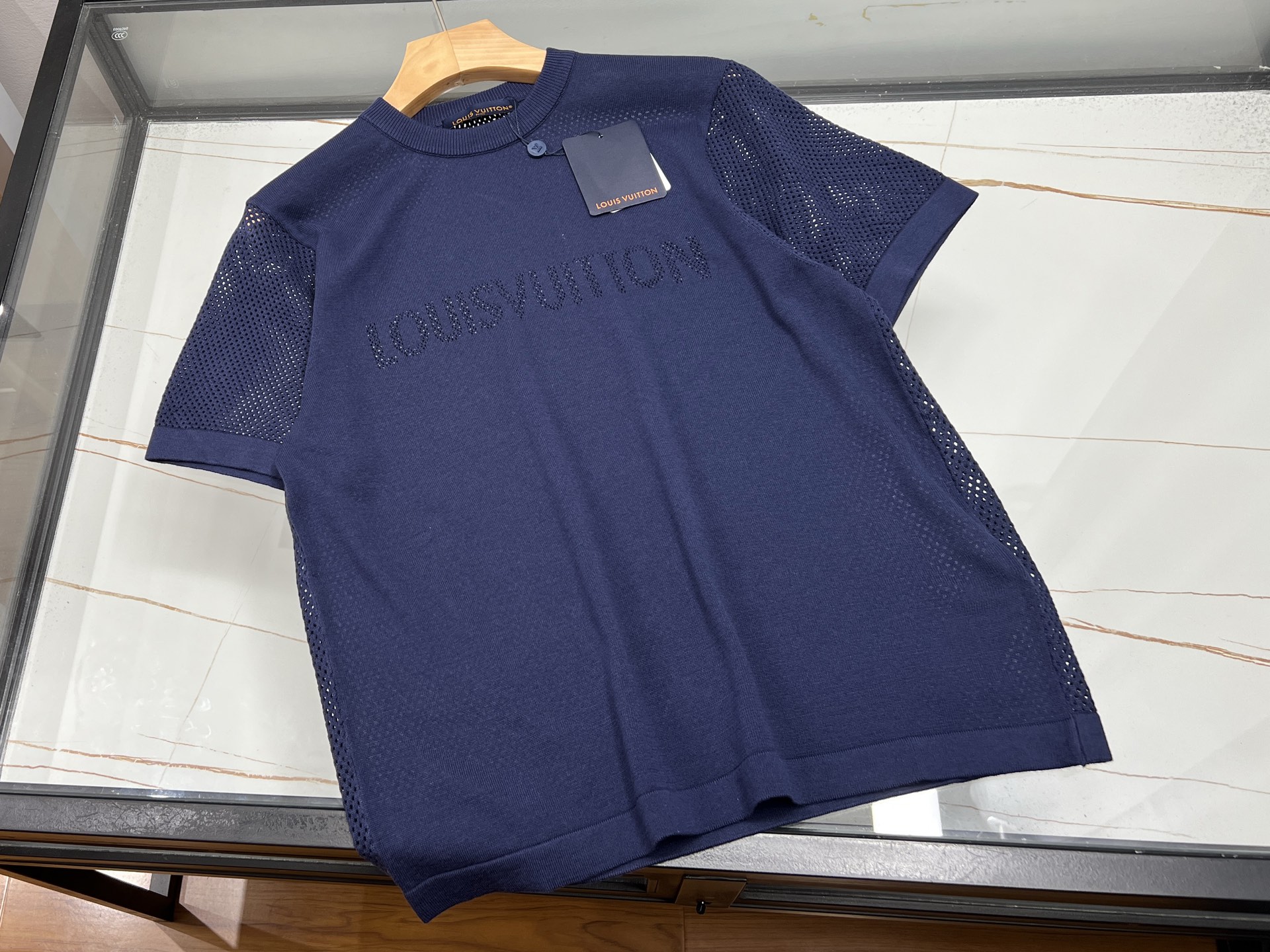 NO:781532,-26SS——The fusion of fashion and quality in jacquard monogram knitted short-sleeves. This jacquard monogram knitted short-sleeves is an indispensable fashion item in the wardrobe. It is made of high-quality fabrics, soft to the touch and skin-friendly, has good breathability, and is comfortable to wear, allowing you to stay dry even in the hot summer.  The unique jacquard craftsmanship cleverly integrates letters into the fabric, giving it a full three-dimensional feel, adding personality and fashion to the simple short sleeves. The slim fit design can fit the body curve well and show the wearer's graceful figure. Whether it is paired with jeans to create a casual and casual daily look; or combined with a skirt to create an elegant and sweet atmosphere, it can easily do the job, allowing you to confidently stand out in different occasions and become the focus of attention. Ready to ship Blue S-  XL,Louis Vuitton-clothing,louis vuitton,skirts,jeans,T-shirt,19860909-26SS——提花字母针织短袖时尚与品质的融合 这款提花字母针织短袖,是衣橱里不可或缺的时尚单品.精选优质面料,触感柔软亲肤,透气性佳,穿着舒适自在,即便在炎热夏日也能保持干爽. 独特的提花工艺,将字母巧妙融入织物,立体感十足,为简约的短袖增添了个性与时尚感.修身的版型设计,能够很好地贴合身体曲线,展现穿着者的曼妙身姿. 无论是搭配牛仔裤,打造休闲随性的日常造型；还是与半身裙组合,营造优雅甜美的氛围,它都能轻松胜任,让你在不同场合都能自信出彩,成为众人瞩目的焦点. 现货发货蓝色S- XL,路易威登-服装,louis vuitton,skirts,jeans,T-shirt,,Women's clothing