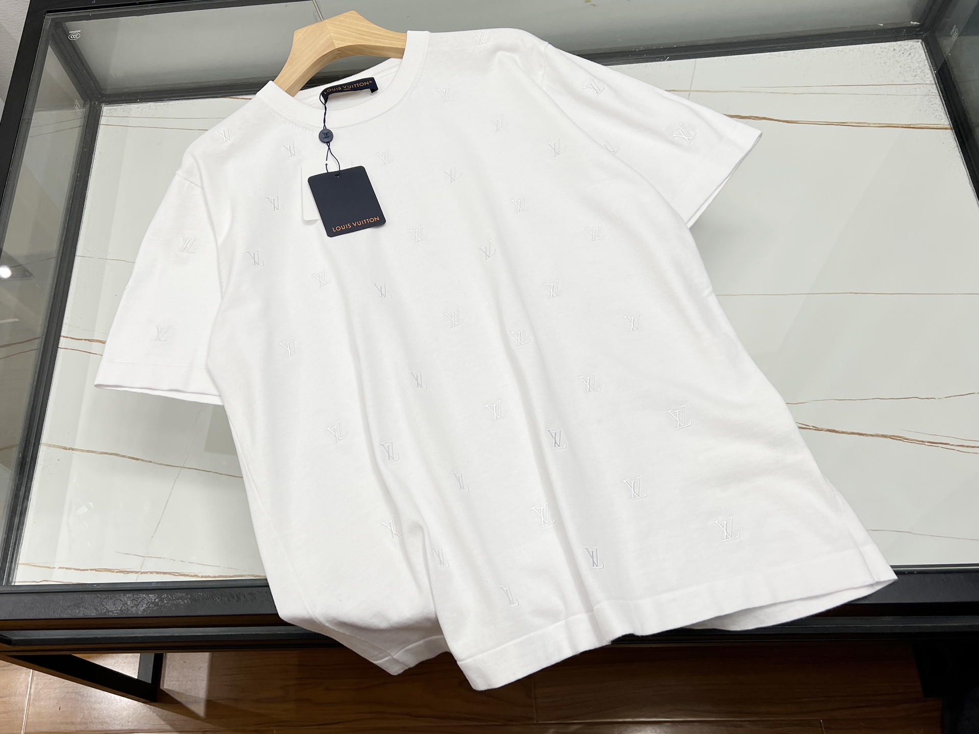 NO:783303,-26SS——The fusion of fashion and quality in jacquard monogram knitted short-sleeves. This jacquard monogram knitted short-sleeves is an indispensable fashion item in the wardrobe. It is made of high-quality fabrics, soft to the touch and skin-friendly, has good breathability, and is comfortable to wear, allowing you to stay dry even in the hot summer.  The unique jacquard craftsmanship cleverly integrates letters into the fabric, giving it a full three-dimensional feel, adding personality and fashion to the simple short sleeves. The slim fit design can fit the body curve well and show the wearer's graceful figure. Whether it is paired with jeans to create a casual and casual daily look; or combined with a skirt to create an elegant and sweet atmosphere, it can easily do the job, allowing you to confidently stand out in different occasions and become the focus of attention. Ready to ship White S-  XL,Louis Vuitton-clothing,louis vuitton,skirts,jeans,T-shirt,19860909-26SS——提花字母针织短袖时尚与品质的融合 这款提花字母针织短袖,是衣橱里不可或缺的时尚单品.精选优质面料,触感柔软亲肤,透气性佳,穿着舒适自在,即便在炎热夏日也能保持干爽. 独特的提花工艺,将字母巧妙融入织物,立体感十足,为简约的短袖增添了个性与时尚感.修身的版型设计,能够很好地贴合身体曲线,展现穿着者的曼妙身姿. 无论是搭配牛仔裤,打造休闲随性的日常造型；还是与半身裙组合,营造优雅甜美的氛围,它都能轻松胜任,让你在不同场合都能自信出彩,成为众人瞩目的焦点. 现货发货白色S- XL,路易威登-服装,louis vuitton,skirts,jeans,T-shirt,,Women's clothing