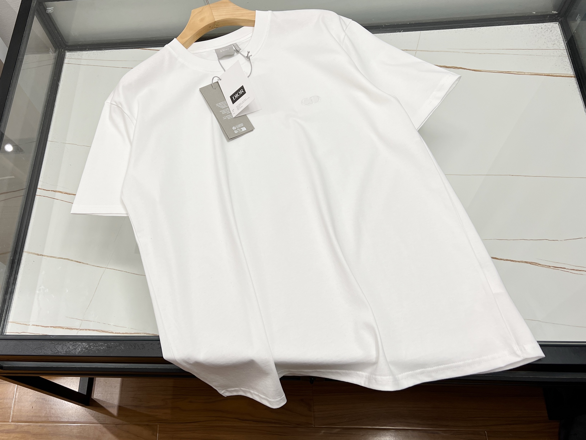 NO:781546,-26SS————The simple and fashionable summer essentials of the letter cotton short-sleeve. This letter cotton short-sleeve is a classic choice for summer wardrobe. It is made of high-quality pure cotton fabric, which is soft to the skin and has excellent breathability. Even under the scorching sun, it can let the skin breathe freely, saying goodbye to stuffiness and stickiness.  The simple version design is not flattering on your body shape, and is very suitable whether worn alone or as an inner layer. The unique letter print on the chest adds a sense of fashion and personality to the whole, which is not too ostentatious and can show a unique taste. Its color matching is also very elegant, with classic and versatile tones, easily adaptable to various styles of trousers and skirts. Whether it is casual and casual with jeans, or youthful and energetic with short skirts, it can make you stand out from the crowd and become a beautiful scenery on the summer streets.  Ready for sale in two colors S-XL, Dior-clothing, dior, skirts, jeans, T-shirt,19860909-26SS———字母纯棉短袖简约时尚的夏日必备 这件字母纯棉短袖,堪称夏日衣橱的经典之选.它精选优质纯棉面料,触感柔软亲肤,透气性绝佳,即便在炎炎烈日下,也能让肌肤自由呼吸,告别闷热与黏腻. 简约的版型设计,不挑身材,无论是单穿还是作为内搭都十分合适.胸前独特的字母印花,为整体增添了几分时尚感与个性,既不会过于张扬,又能展现独特的品味. 它的色彩搭配也十分考究,经典百搭的色调,轻松适配各种风格的裤装与裙装.无论是搭配牛仔裤的休闲随性,还是搭配短裙的青春活力,都能让你在人群中脱颖而出,成为夏日街头一道亮丽的风景线. 现货发售二色S-XL,迪奥-服装,dior,skirts,jeans,T-shirt,,Women's clothing