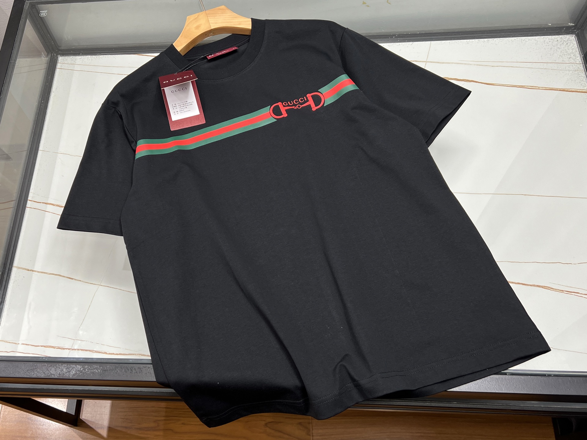 NO:783686,-26SS——Fashionable short-sleeved letter print is an indispensable trendy item in the summer wardrobe. It uses simple and bright letter elements as the design highlight, either flaunting personality or low-key embellishment, to easily create a casual yet stylish style. Selected high-quality fabrics are soft and skin-friendly, breathable and sweat-absorbent, making it comfortable even in the hot summer.  It is refreshing and comfortable. The loose fit design does not pick on your body shape. Whether it is paired with high-waisted pants to show a neat figure, or combined with a skirt to create a sweet atmosphere, it can be done with ease. The stylish short-sleeved shirt with letter print is not only a piece of clothing, but also a fashion statement to express your attitude, making you stand out from the crowd and become the most handsome guy on the street!  Ready for sale in two colors S-XL, Gucci-clothing, gucci, skirts, T-shirt,19860909-26SS———字母印花时尚短袖,是夏日衣橱里不可或缺的潮流单品.它以简洁明快的字母元素为设计亮点,或张扬个性,或低调点缀,轻松打造出随性又不失格调的穿搭风格.精选优质面料,柔软亲肤,透气吸汗,即使在炎炎夏日也能保持清爽舒适.宽松的版型设计,不挑身材,无论是搭配高腰裤展现利落身姿,还是与半身裙组合营造甜美氛围,都能游刃有余.字母印花时尚短袖,不仅是一件衣服,更是你表达自我态度的时尚宣言,让你在人群中脱颖而出,成为街头最靓的仔！ 现货发售二色S-XL,古驰-服装,gucci,skirts,T-shirt,,Women's clothing