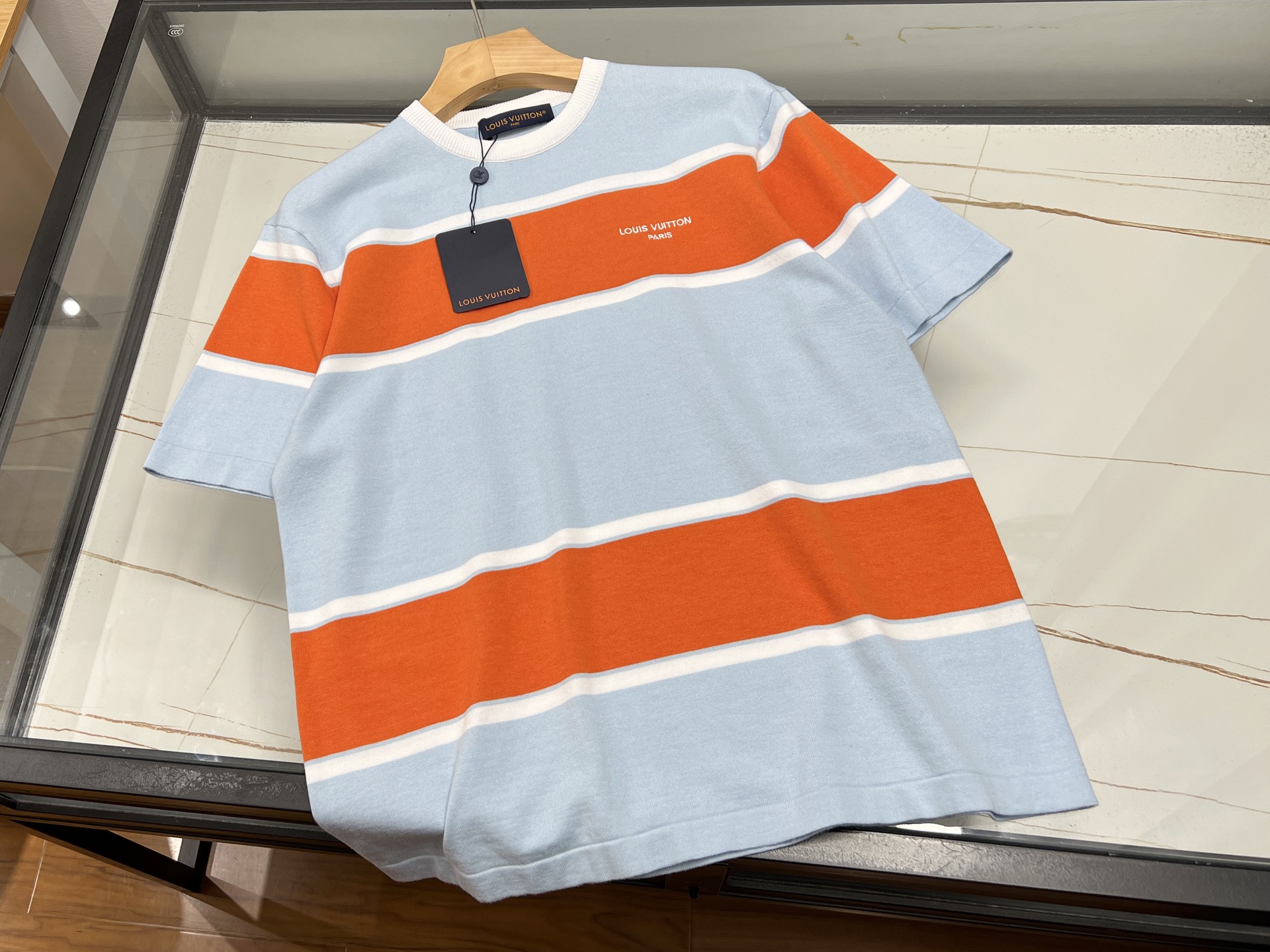 NO:783662,-26SS——V-striped fashionable knitted short-sleeves are a popular item in the summer. It cleverly combines classic stripe elements with modern knitting technology. This short-sleeved shirt is mostly made of light and breathable ice knitting, ice silk or cotton and linen blended fabrics, which not only ensures the comfort of wearing, but also shows a unique sense of fashion. The highlight of its design is its exquisiteness  Exquisite contrasting stripes, such as coffee pink white, blue and white and other fresh colors, are both elegant and energetic. Details such as round neck, small flying sleeves or right shoulder tailoring modify the body shape while adding a bit of gentle temperament. Whether paired with jeans, short skirts or high-waisted pants, it can easily be used in various occasions and has become a must-have in the summer wardrobe.  Ready for sale S-XL, Louis Vuitton-clothing, louis vuitton, skirts, jeans, T-shirt,19860909-26SS———V间条时尚针织短袖是年夏季的热门单品,它巧妙融合了经典条纹元素与现代针织工艺.这款短袖多采用轻薄透气的冰曲针织、冰丝或棉麻混纺面料,既保证了穿着的舒适度,又展现出独特的时尚感.其设计亮点在于精致的撞色条纹,如咖粉白、蓝白等清新配色,既优雅又不失活力.圆领、小飞袖或正肩剪裁等细节处理,修饰身形的同时增添了几分温柔气质.无论是搭配牛仔裤、短裙还是高腰裤,都能轻松驾驭多种场合,成为夏日衣橱中的必备之选. 现货发售S-XL,路易威登-服装,louis vuitton,skirts,jeans,T-shirt,,Women's clothing