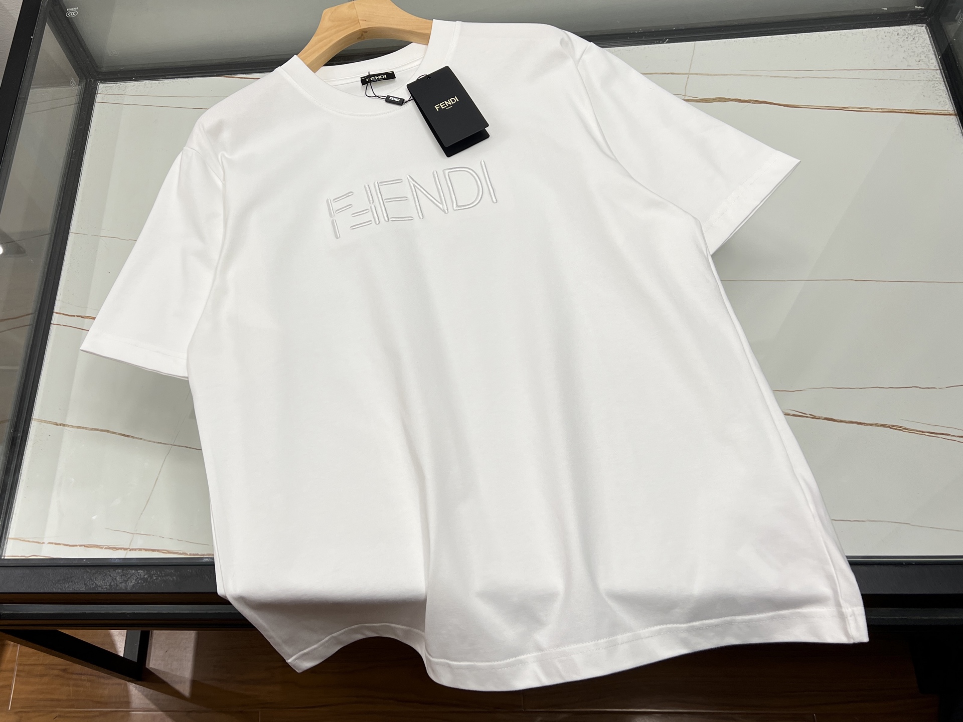 NO:783661,-26SS - Fashionable short sleeves with letters on the chest are the finishing touch to a personalized outfit. Fashionable short sleeves with letters on the chest are definitely a treasure item in this summer's wardrobe. It is based on a simple design, and the eye-catching letter elements on the chest instantly break the monotony and become the focus of the overall look.  The styles of the letters are rich and diverse, either simple English or trendy graffiti, each of which shows a unique attitude. Paired with jeans, it is casual and free, making it easy to become the center of attention when walking on the street; paired with a short skirt, it is sweet with a little personality, perfect for dates and outings. The fabric is skin-friendly and breathable, comfortable to wear, and can stay refreshing in the hot summer. Whether it is daily outings, friends gatherings or leisure sports, it can be perfectly adapted, allowing you to easily show your fashion taste and become a unique presence among the crowd.  Ready for sale in two colors S-XL, Fendi-clothing, fendi, skirts, jeans, T-shirt,19860909-26SS——胸前字母时尚短袖个性穿搭的点睛之笔 胸前字母时尚短袖,绝对是今夏衣橱里的宝藏单品.它以简洁设计为基底,胸前醒目的字母元素瞬间打破单调,成为整体造型的吸睛焦点. 字母的样式丰富多样,或简约英文,或潮流涂鸦,每一种都彰显着独特态度.搭配牛仔裤,随性又洒脱,漫步街头轻松成为焦点；配上短裙,甜美中带点小个性,约会出游都超合适.面料亲肤透气,穿着舒适自在,在炎炎夏日也能保持清爽.无论是日常出街、朋友聚会还是休闲运动,它都能完美适配,让你轻松展现时尚品味,成为人群中独一无二的存在. 现货发售二色S-XL,芬迪-服装,fendi,skirts,jeans,T-shirt,,Women's clothing