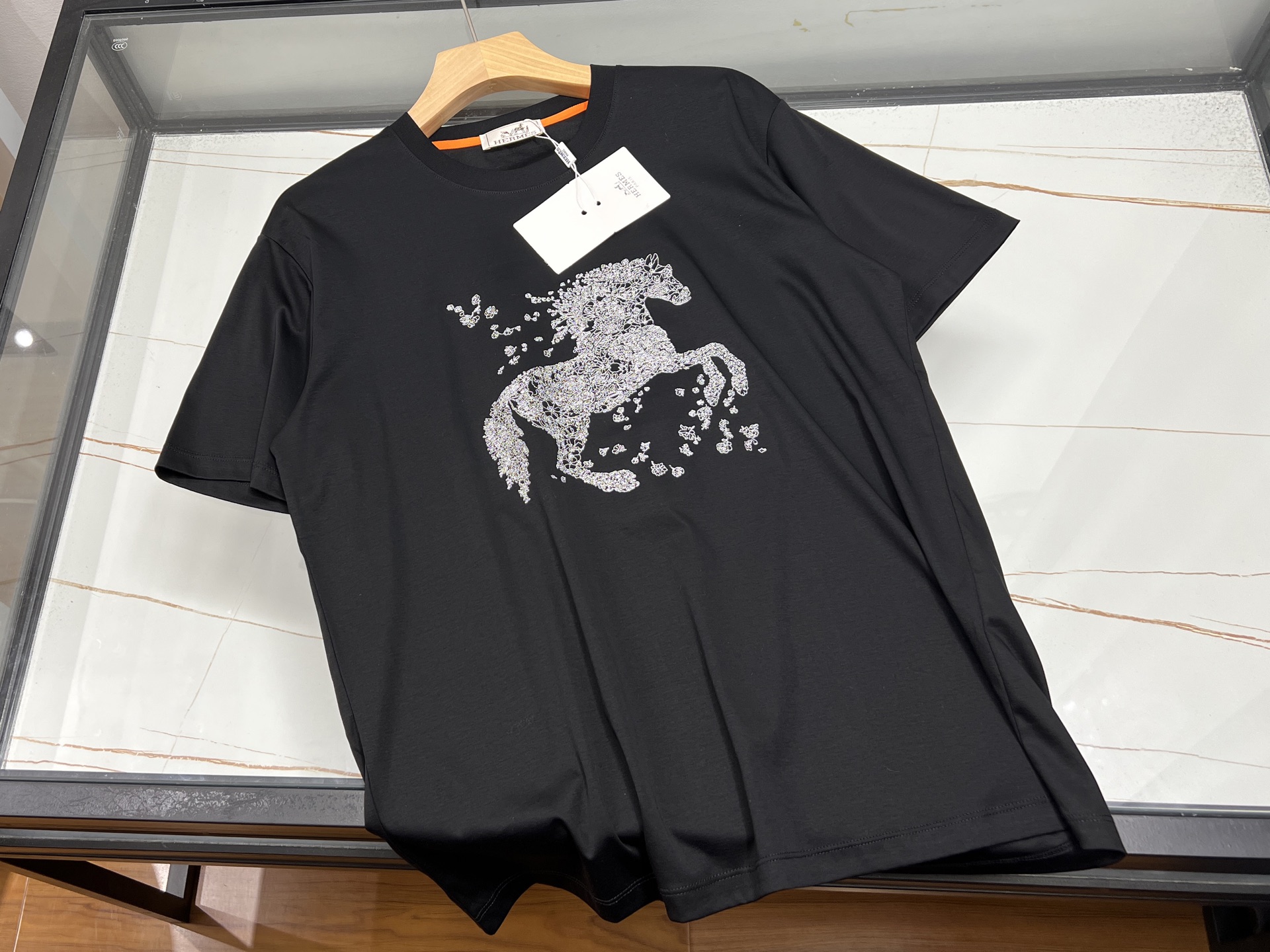 NO:783641,-26SS - Printed horse logo on the chest, unlocking new fashion and leisure styles. This short-sleeved shirt is definitely a treasure in the fashion and leisure world!  The eye-catching horse logo print on the chest has smooth and artistic lines, which seems to instantly freeze the agility and vitality of the horse, adding a unique personality charm to the overall look. The fabric is soft and skin-friendly, and has excellent breathability, which can keep you dry and comfortable even in the hot summer. The loose-fitting design is not flattering on your figure, so there is no pressure whether you wear it alone or with a jacket.  Whether you are shopping with friends, outdoor sports, or daily commuting, it can easily adapt to various occasions. Paired with jeans, it is casual and casual; paired with sports pants, it is full of energy. Put it on and instantly become the focus of the street, showing your unique taste and fashion attitude!  Ready for sale in two colors M-XXXL, Hermès-clothing, hermes, jeans, jackets & coats, T-shirt,19860909-26SS——胸前印花马标志,解锁时尚休闲新风尚这款短袖绝对是时尚休闲界的宝藏单品！胸前醒目的马标志印花,线条流畅且富有艺术感,仿佛将骏马的灵动与活力瞬间定格,为整体造型增添了独特的个性魅力. 面料亲肤柔软,透气性绝佳,即使在炎炎夏日,也能让你时刻保持干爽舒适.宽松的版型设计,不挑身材,无论是单穿还是搭配外套都毫无压力. 无论是与朋友逛街、户外运动,还是日常通勤,它都能轻松适配各种场合.搭配牛仔裤,休闲随性；搭配运动裤,活力满满.穿上它,瞬间成为街头焦点,展现你的独特品味与时尚态度！ 现货发售二色M-XXXL,爱马仕-服装,hermes,jeans,jackets & coats,T-shirt,,Women's clothing