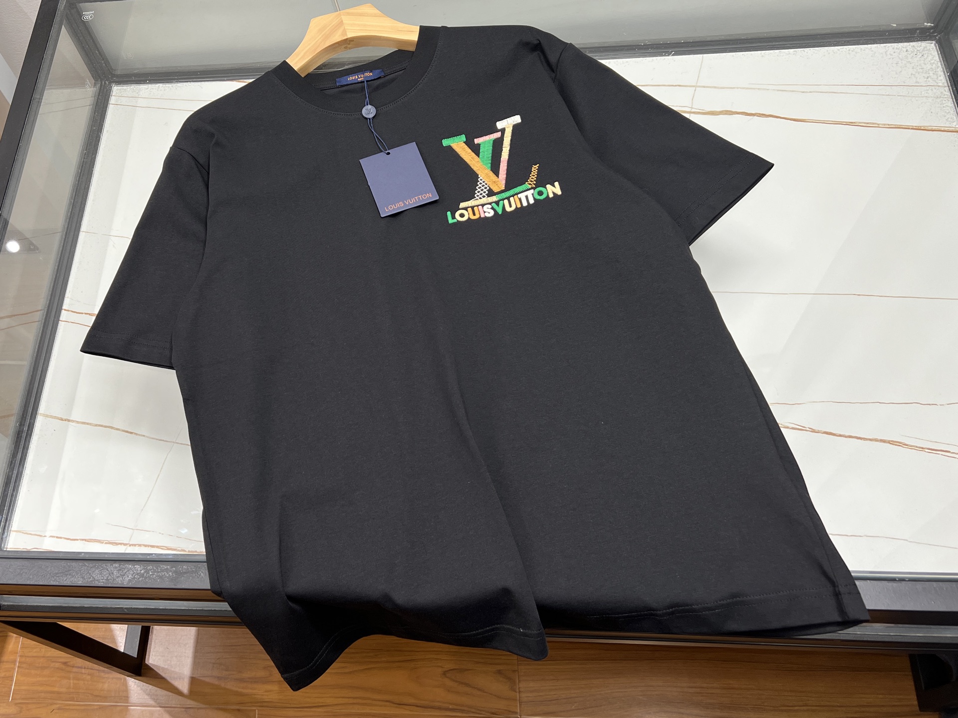 NO:783629,-26SS——Fashionable short-sleeved letter print is an indispensable trendy item in the summer wardrobe. It uses simple and bright letter elements as the design highlight, either flaunting personality or low-key embellishment, to easily create a casual yet stylish style. Selected high-quality fabrics are soft and skin-friendly, breathable and sweat-absorbent, making it comfortable even in the hot summer.  It is refreshing and comfortable. The loose fit design does not pick on your body shape. Whether it is paired with high-waisted pants to show a neat figure, or combined with a skirt to create a sweet atmosphere, it can be done with ease. The stylish short-sleeved shirt with letter print is not only a piece of clothing, but also a fashion statement to express your attitude, making you stand out from the crowd and become the most handsome guy on the street!  Ready for sale in two colors S-XL, Louis Vuitton-clothing, Louis Vuitton, skirts, T-shirt,19860909-26SS———字母印花时尚短袖,是夏日衣橱里不可或缺的潮流单品.它以简洁明快的字母元素为设计亮点,或张扬个性,或低调点缀,轻松打造出随性又不失格调的穿搭风格.精选优质面料,柔软亲肤,透气吸汗,即使在炎炎夏日也能保持清爽舒适.宽松的版型设计,不挑身材,无论是搭配高腰裤展现利落身姿,还是与半身裙组合营造甜美氛围,都能游刃有余.字母印花时尚短袖,不仅是一件衣服,更是你表达自我态度的时尚宣言,让你在人群中脱颖而出,成为街头最靓的仔！ 现货发售二色S-XL,路易威登-服装,louis vuitton,skirts,T-shirt,,Women's clothing