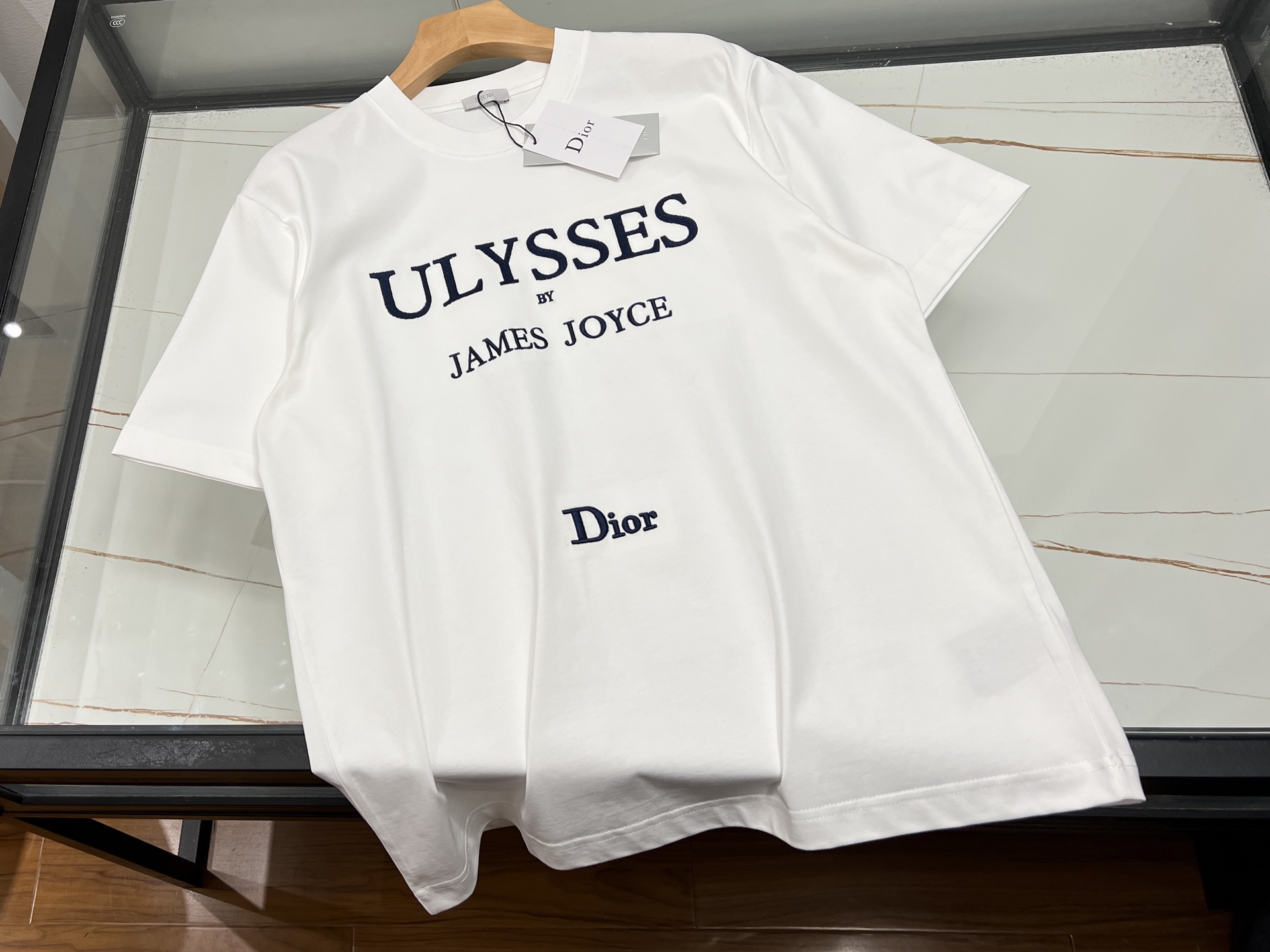 NO:783620,-26SS - Fashionable short sleeves with letters on the chest are the finishing touch to a personalized outfit. Fashionable short sleeves with letters on the chest are definitely a treasure item in this summer's wardrobe. It is based on a simple design, and the eye-catching letter elements on the chest instantly break the monotony and become the focus of the overall look.  The styles of the letters are rich and diverse, either simple English or trendy graffiti, each of which shows a unique attitude. Paired with jeans, it is casual and free, making it easy to become the center of attention when walking on the street; paired with a short skirt, it is sweet with a little personality, perfect for dates and outings. The fabric is skin-friendly and breathable, comfortable to wear, and can stay refreshing in the hot summer. Whether it is daily outings, friends gatherings or leisure sports, it can be perfectly adapted, allowing you to easily show your fashion taste and become a unique presence among the crowd.  Three colors S-XL, Dior-clothing, dior, skirts, jeans, T-shirt, available for sale now.19860909-26SS——胸前字母时尚短袖个性穿搭的点睛之笔 胸前字母时尚短袖,绝对是今夏衣橱里的宝藏单品.它以简洁设计为基底,胸前醒目的字母元素瞬间打破单调,成为整体造型的吸睛焦点. 字母的样式丰富多样,或简约英文,或潮流涂鸦,每一种都彰显着独特态度.搭配牛仔裤,随性又洒脱,漫步街头轻松成为焦点；配上短裙,甜美中带点小个性,约会出游都超合适.面料亲肤透气,穿着舒适自在,在炎炎夏日也能保持清爽.无论是日常出街、朋友聚会还是休闲运动,它都能完美适配,让你轻松展现时尚品味,成为人群中独一无二的存在. 现货发售三色S-XL,迪奥-服装,dior,skirts,jeans,T-shirt,,Women's clothing