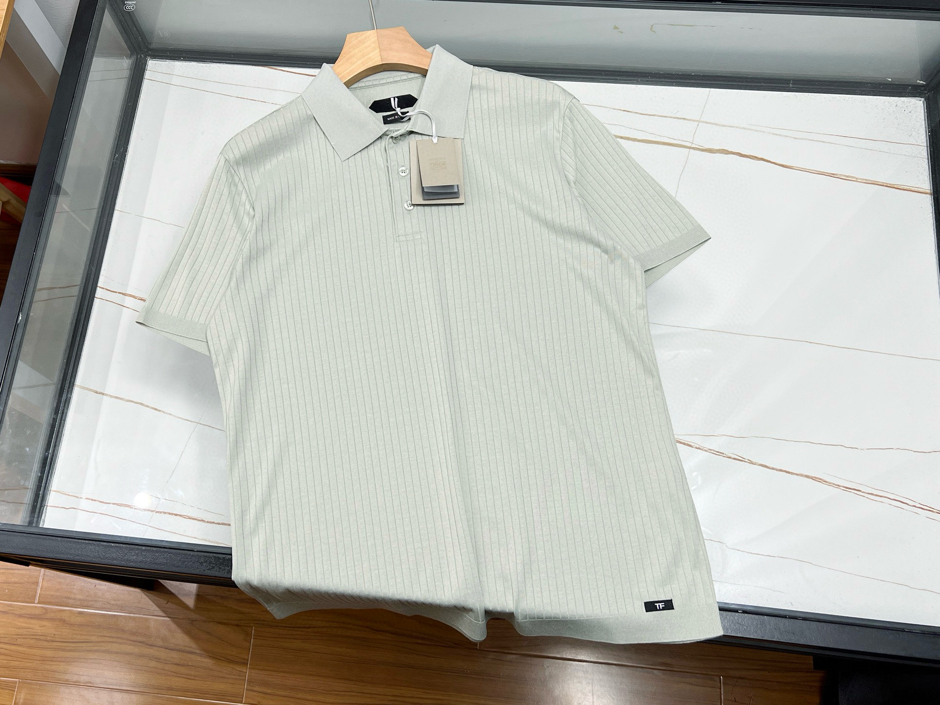 NO:783262,-26SS————TF, as a leading brand in the fashion industry, has always led the trend with excellent quality and innovative design. The knitted vertical stripe jacquard Polo shirt launched this time once again demonstrates the extraordinary charm of the brand. The fabric of this Polo shirt is 50% cotton and  A clever combination of 50% polyester fiber, carefully crafted using knitted jacquard technology. The fabric is as thin as feathers and feels as smooth as silk, bringing an unparalleled wearing experience. The concave and convex texture design of vertical stripes not only adds a sense of visual hierarchy, but the unique concept of leaving the thin stripes empty also ensures good breathability, keeping you fresh and comfortable at all times. In terms of production technology, the cuffs and hem are integrated and woven piece by piece using the rocker technology, demonstrating superb craftsmanship. Lapel 3  The button design is classic and practical, meeting different wearing needs. The herringbone jacquard at the bottom of the lapel is delicate and exquisite, showing the brand's ultimate pursuit of details. In terms of color, there are calm and elegant black, fresh and pleasant mint green, and warm and soft khaki to meet diverse aesthetics. Multiple choices ensure that every consumer can find a suitable choice. TF knitted vertical striped jacquard Polo shirt interprets fashion with quality and design, and is a choice you should not miss. Summary TF knitted vertical striped jacquard Polo shirt  Polo shirt, the fabric is light, smooth and breathable, the workmanship is exquisite, and the design is exquisite. Multiple colors and sizes are available, which combines quality and fashion. It is worth buying. Available in stock in three colors 48-50-52-54-56, men's clothing, tom ford,19860909-26SS———TF作为时尚界的领军品牌,始终以卓越品质与创新设计引领潮流.此次推出的针织竖条纹提花 Polo 衫,再次展现了品牌的非凡魅力. 这款 Polo 衫的面料,是 50棉与 50聚酯纤维的巧妙结合,运用针织提花工艺精心打造.面料轻薄如羽,手感似丝般顺滑,带来无与伦比的穿着体验.竖条纹凹凸肌理设计,不仅增添了视觉层次感,细条纹留空的独特构思更保证了良好的透气性,让您时刻保持清爽舒适. 在制作工艺上,袖口下摆一体成型,采用摇片工艺一片一片织就,彰显精湛技艺.翻领 3 粒扣设计,经典又实用,满足不同穿着需求.翻领底部的人字纹提花,细腻精致,尽显品牌对细节的极致追求. 颜色方面,有沉稳大气的黑色、清新宜人的薄荷绿、温暖柔和的卡其色,满足多元审美.多种选择,确保每位消费者都能找到合身之选.TF 针织竖条纹提花 Polo 衫,以品质与设计诠释时尚,是您不容错过的选择. 总结TF 针织竖条纹提花 Polo 衫,面料轻薄顺滑透气,工艺精湛,设计精致.多色多码可选,兼具品质与时尚,值得入手. 现货发售三色48-50-52-54-56,男装,tom ford,,Women's clothing
