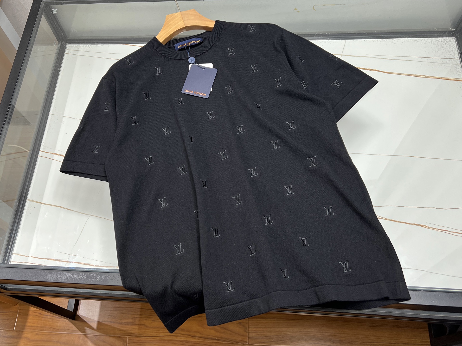 NO:783316,-26SS——The fusion of fashion and quality in jacquard monogram knitted short-sleeves. This jacquard monogram knitted short-sleeves is an indispensable fashion item in the wardrobe. It is made of high-quality fabrics, soft to the touch and skin-friendly, has good breathability, and is comfortable to wear, allowing you to stay dry even in the hot summer.  The unique jacquard craftsmanship cleverly integrates letters into the fabric and is full of three-dimensionality, adding personality and fashion to the simple short sleeves. The slim fit design can fit the body curve well and show the graceful figure of the wearer. Whether it is paired with jeans to create a casual and casual daily look; or combined with a skirt to create an elegant and sweet atmosphere, it can easily do the job, allowing you to confidently stand out in different occasions and become the focus of attention.  Ready to ship black S-XL, Louis Vuitton-clothing, louis vuitton, skirts, jeans, T-shirt,19860909-26SS——提花字母针织短袖时尚与品质的融合 这款提花字母针织短袖,是衣橱里不可或缺的时尚单品.精选优质面料,触感柔软亲肤,透气性佳,穿着舒适自在,即便在炎热夏日也能保持干爽. 独特的提花工艺,将字母巧妙融入织物,立体感十足,为简约的短袖增添了个性与时尚感.修身的版型设计,能够很好地贴合身体曲线,展现穿着者的曼妙身姿. 无论是搭配牛仔裤,打造休闲随性的日常造型；还是与半身裙组合,营造优雅甜美的氛围,它都能轻松胜任,让你在不同场合都能自信出彩,成为众人瞩目的焦点. 现货发货黑色S-XL,路易威登-服装,louis vuitton,skirts,jeans,T-shirt,,Women's clothing