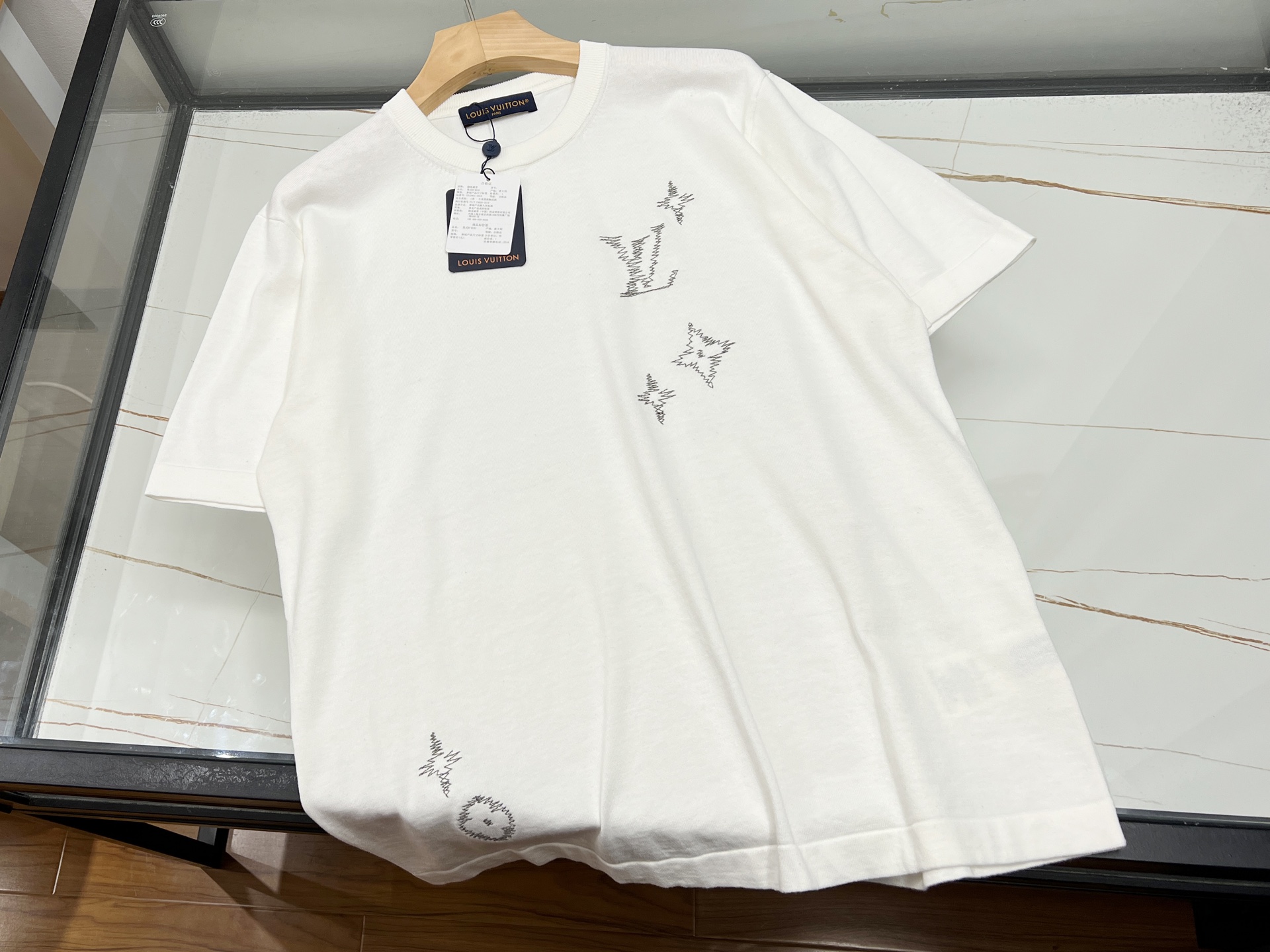 NO:783288,-26SS——The fusion of fashion and quality in jacquard monogram knitted short-sleeves. This jacquard monogram knitted short-sleeves is an indispensable fashion item in the wardrobe. It is made of high-quality fabrics, soft to the touch and skin-friendly, has good breathability, and is comfortable to wear, allowing you to stay dry even in the hot summer.  The unique jacquard craftsmanship cleverly integrates letters into the fabric, giving it a full three-dimensional feel, adding personality and fashion to the simple short sleeves. The slim fit design can fit the body curve well and show the wearer's graceful figure. Whether it is paired with jeans to create a casual and casual daily look; or combined with a skirt to create an elegant and sweet atmosphere, it can easily do the job, allowing you to confidently stand out in different occasions and become the focus of attention. Ready to ship White S-  XL,Louis Vuitton-clothing,louis vuitton,skirts,jeans,T-shirt,19860909-26SS——提花字母针织短袖时尚与品质的融合 这款提花字母针织短袖,是衣橱里不可或缺的时尚单品.精选优质面料,触感柔软亲肤,透气性佳,穿着舒适自在,即便在炎热夏日也能保持干爽. 独特的提花工艺,将字母巧妙融入织物,立体感十足,为简约的短袖增添了个性与时尚感.修身的版型设计,能够很好地贴合身体曲线,展现穿着者的曼妙身姿. 无论是搭配牛仔裤,打造休闲随性的日常造型；还是与半身裙组合,营造优雅甜美的氛围,它都能轻松胜任,让你在不同场合都能自信出彩,成为众人瞩目的焦点. 现货发货白色S- XL,路易威登-服装,louis vuitton,skirts,jeans,T-shirt,,Women's clothing