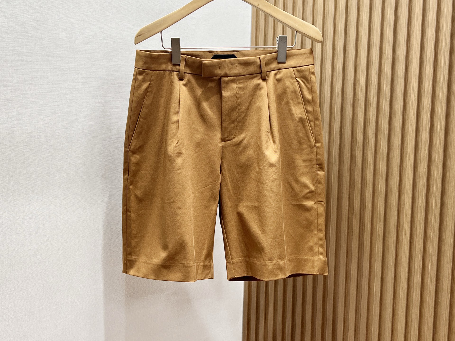 NO:786051,-26SS—TF Five-point Tencel casual Chinese and Western trousers are the perfect balance between commuting and leisure. Five-point Tencel casual Chinese and Western trousers reshape the leg lines with a drapey and stiff straight version. Whether it is to accommodate a pear-shaped figure or to modify XO-shaped legs, it can be easily controlled. The high-waisted A-line tailoring cleverly elongates the proportion, and the pearl chain embellishment on the side breaks the dullness and injects exquisite details into the low-key.  The Tencel fabric gives the pants a lightness as thin as cicada wings, but at the same time it remains stiff and stylish. Even if you sweat, it will not cling to your flesh, making it even more considerate in an air-conditioned room. The three-proof coating technology can wipe away milk tea stains and rainwater in a blink, and the antibacterial treatment protects the health of sensitive skin. The pragmatism of seamless switching from the gym to the cafe can be called an all-rounder in modern life.  The drawstring belt ties up your lazy soul, the workwear-style pockets free up your hands, and the hidden zipper design in the back pocket solves the risk of your phone slipping. The classic black, white, gray and macaron colors satisfy your desire for matching, the double-sewn stitching can withstand the test of machine washing, and the buttons of the same color hide low-key luxury - these pants use details to explain what 'wearing and enjoying' means.  Whether you are smart on commuting days or casual on weekends, Tencel casual Chinese and Western trousers can use comfort as the base color to inject a relaxed yet stylish aura into your look. Available in stock in two colors 30-31-32-33-34-36-38, men's clothing, tom ford,19860909-26SS—TF 五分天丝休闲中西裤通勤与休闲的完美平衡 五分天丝休闲中西裤,以垂坠挺括的直筒版型重塑腿部线条,无论是梨形身材的包容还是XO型腿的修饰,都能轻松驾驭.高腰A字剪裁巧妙拉长比例,侧边珍珠链点缀打破沉闷,在低调中注入精致细节. 天丝面料赋予裤子薄如蝉翼的轻盈感,却同时保持挺括有型,即使出汗也不贴肉,空调房内更显贴心.三防涂层技术让奶茶污渍与雨水一抖即净,抗菌处理守护敏感肌健康,从健身房到咖啡馆无缝切换的实用主义,堪称现代生活的多面手. 抽绳腰带系住慵懒灵魂,工装风口袋解放双手,后口袋隐形拉链设计解决手机滑落危机.经典黑白灰与马卡龙色系满足搭配欲,双车缝走线经得起机洗考验,同色系纽扣暗藏低调奢华——这条裤子用细节诠释何为「穿着即享受」. 无论是通勤日的干练,还是周末的随性,五分天丝休闲中西裤都能以舒适为底色,为你的造型注入松弛而不失格调的气场. 现货发售二色30-31-32-33-34-36-38,男装,tom ford,,Women's clothing