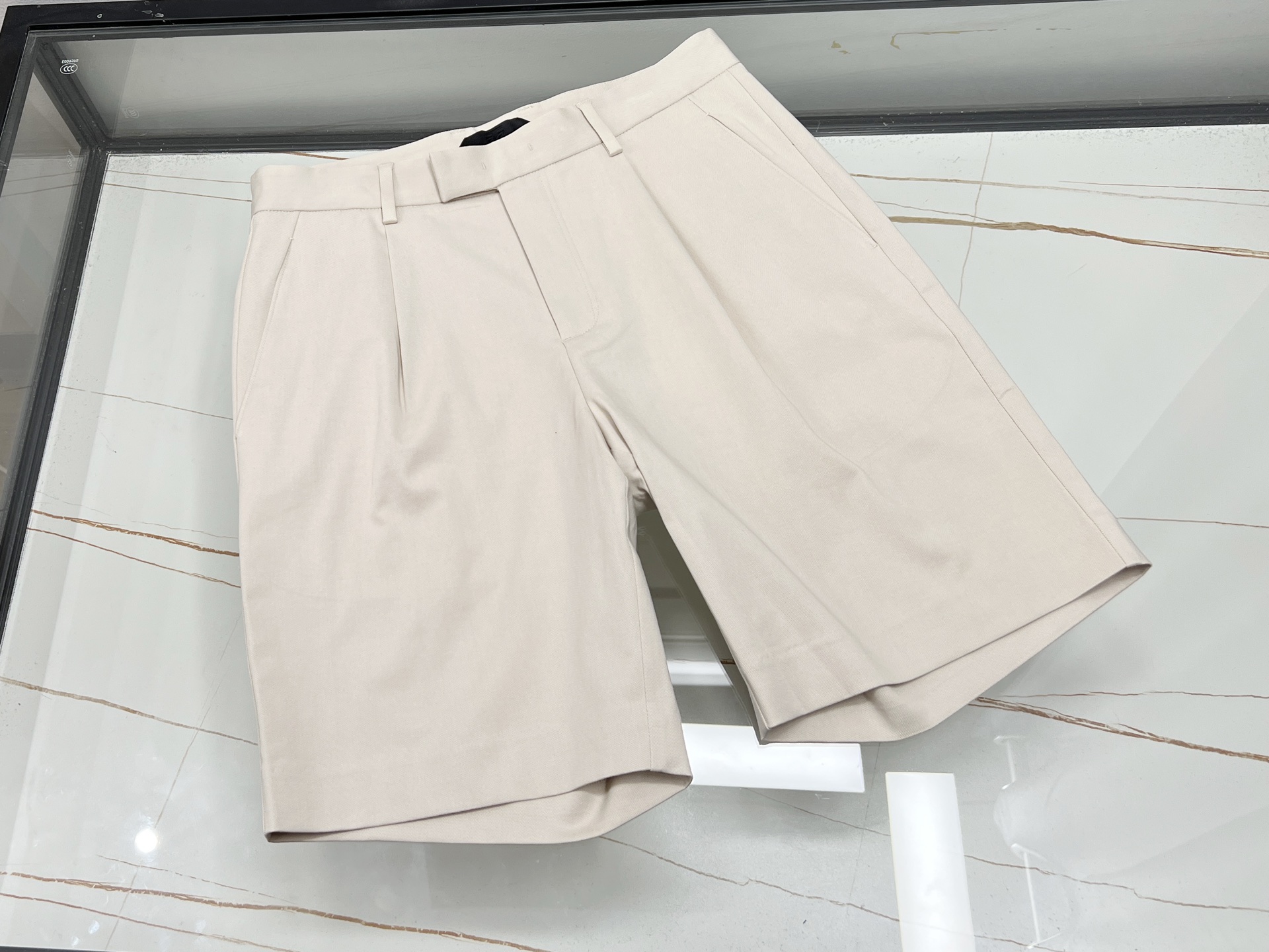 NO:786039,-26SS—TF Five-point Tencel casual Chinese and Western trousers are the perfect balance between commuting and leisure. Five-point Tencel casual Chinese and Western trousers reshape the leg lines with a drapey and stiff straight version. Whether it is to accommodate a pear-shaped figure or to modify XO-shaped legs, it can be easily controlled. The high-waisted A-line tailoring cleverly elongates the proportion, and the pearl chain embellishment on the side breaks the dullness and injects exquisite details into the low-key.  The Tencel fabric gives the pants a lightness as thin as cicada wings, but at the same time it remains stiff and stylish. Even if you sweat, it will not cling to your flesh, making it even more considerate in an air-conditioned room. The three-proof coating technology can wipe away milk tea stains and rainwater in a blink, and the antibacterial treatment protects the health of sensitive skin. The pragmatism of seamless switching from the gym to the cafe can be called an all-rounder in modern life.  The drawstring belt ties up your lazy soul, the workwear-style pockets free up your hands, and the hidden zipper design in the back pocket solves the risk of your phone slipping. The classic black, white, gray and macaron colors satisfy your desire for matching, the double-sewn stitching can withstand the test of machine washing, and the buttons of the same color hide low-key luxury - these pants use details to explain what 'wearing and enjoying' means.  Whether you are smart on commuting days or casual on weekends, Tencel casual Chinese and Western trousers can use comfort as the base color to inject a relaxed yet stylish aura into your look. Available in stock in two colors 30-31-32-33-34-36-38, men's clothing, tom ford,19860909-26SS—TF 五分天丝休闲中西裤通勤与休闲的完美平衡 五分天丝休闲中西裤,以垂坠挺括的直筒版型重塑腿部线条,无论是梨形身材的包容还是XO型腿的修饰,都能轻松驾驭.高腰A字剪裁巧妙拉长比例,侧边珍珠链点缀打破沉闷,在低调中注入精致细节. 天丝面料赋予裤子薄如蝉翼的轻盈感,却同时保持挺括有型,即使出汗也不贴肉,空调房内更显贴心.三防涂层技术让奶茶污渍与雨水一抖即净,抗菌处理守护敏感肌健康,从健身房到咖啡馆无缝切换的实用主义,堪称现代生活的多面手. 抽绳腰带系住慵懒灵魂,工装风口袋解放双手,后口袋隐形拉链设计解决手机滑落危机.经典黑白灰与马卡龙色系满足搭配欲,双车缝走线经得起机洗考验,同色系纽扣暗藏低调奢华——这条裤子用细节诠释何为「穿着即享受」. 无论是通勤日的干练,还是周末的随性,五分天丝休闲中西裤都能以舒适为底色,为你的造型注入松弛而不失格调的气场. 现货发售二色30-31-32-33-34-36-38,男装,tom ford,,Women's clothing