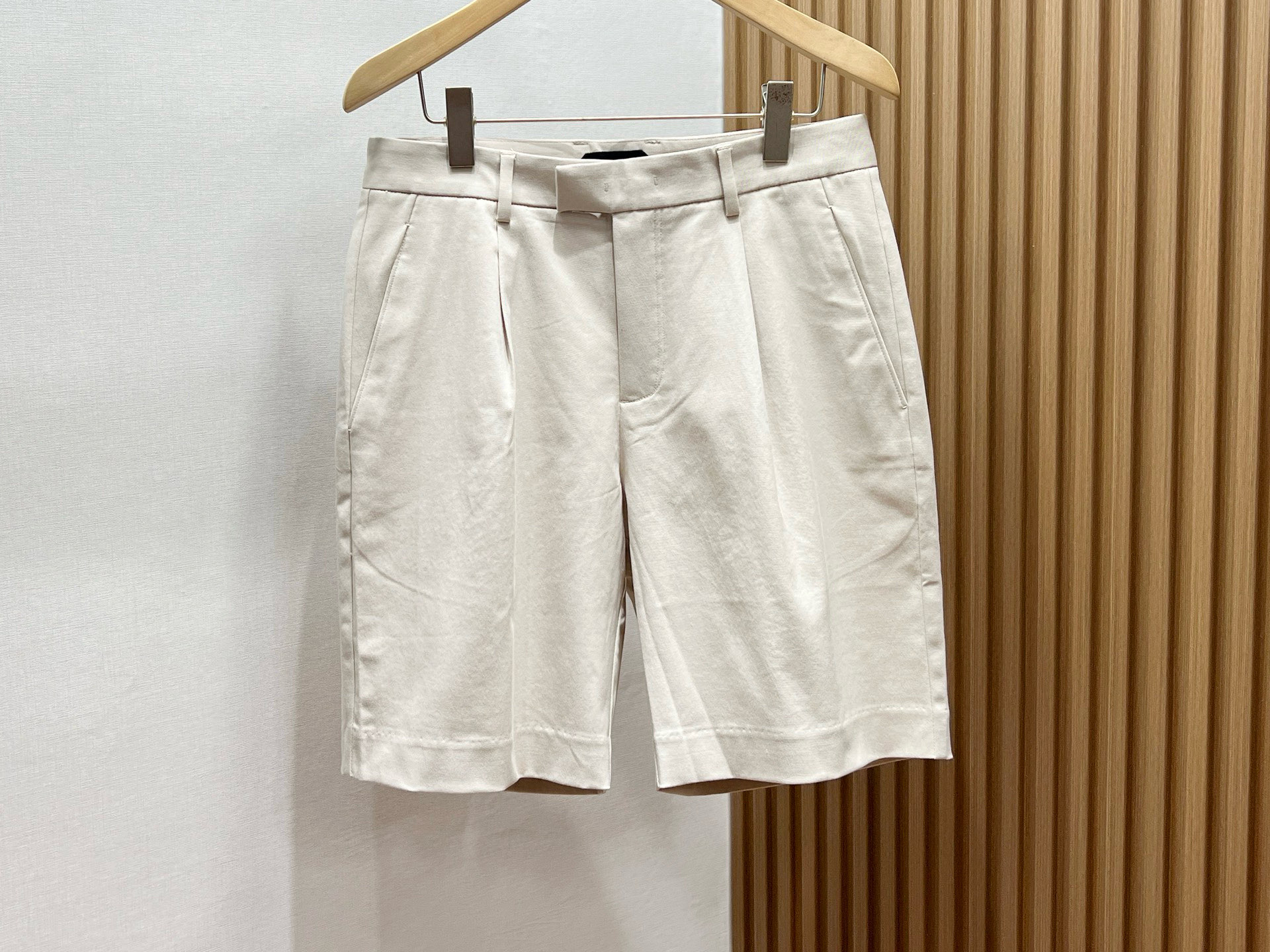 NO:786024,-26SS—TF Five-point Tencel casual Chinese and Western trousers are the perfect balance between commuting and leisure. Five-point Tencel casual Chinese and Western trousers reshape the leg lines with a drapey and stiff straight version. Whether it is to accommodate a pear-shaped figure or to modify XO-shaped legs, it can be easily controlled. The high-waisted A-line tailoring cleverly elongates the proportion, and the pearl chain embellishment on the side breaks the dullness and injects exquisite details into the low-key.  The Tencel fabric gives the pants a lightness as thin as cicada wings, but at the same time it remains stiff and stylish. Even if you sweat, it will not cling to your flesh, making it even more considerate in an air-conditioned room. The three-proof coating technology can wipe away milk tea stains and rainwater in a blink, and the antibacterial treatment protects the health of sensitive skin. The pragmatism of seamless switching from the gym to the cafe can be called an all-rounder in modern life.  The drawstring belt ties up your lazy soul, the workwear-style pockets free up your hands, and the hidden zipper design in the back pocket solves the risk of your phone slipping. The classic black, white, gray and macaron colors satisfy your desire for matching, the double-sewn stitching can withstand the test of machine washing, and the buttons of the same color hide low-key luxury - these pants use details to explain what 'wearing and enjoying' means.  Whether you are smart on commuting days or casual on weekends, Tencel casual Chinese and Western trousers can use comfort as the base color to inject a relaxed yet stylish aura into your look. Available in stock in two colors 30-31-32-33-34-36-38, men's clothing, tom ford,19860909-26SS—TF 五分天丝休闲中西裤通勤与休闲的完美平衡 五分天丝休闲中西裤,以垂坠挺括的直筒版型重塑腿部线条,无论是梨形身材的包容还是XO型腿的修饰,都能轻松驾驭.高腰A字剪裁巧妙拉长比例,侧边珍珠链点缀打破沉闷,在低调中注入精致细节. 天丝面料赋予裤子薄如蝉翼的轻盈感,却同时保持挺括有型,即使出汗也不贴肉,空调房内更显贴心.三防涂层技术让奶茶污渍与雨水一抖即净,抗菌处理守护敏感肌健康,从健身房到咖啡馆无缝切换的实用主义,堪称现代生活的多面手. 抽绳腰带系住慵懒灵魂,工装风口袋解放双手,后口袋隐形拉链设计解决手机滑落危机.经典黑白灰与马卡龙色系满足搭配欲,双车缝走线经得起机洗考验,同色系纽扣暗藏低调奢华——这条裤子用细节诠释何为「穿着即享受」. 无论是通勤日的干练,还是周末的随性,五分天丝休闲中西裤都能以舒适为底色,为你的造型注入松弛而不失格调的气场. 现货发售二色30-31-32-33-34-36-38,男装,tom ford,,Women's clothing