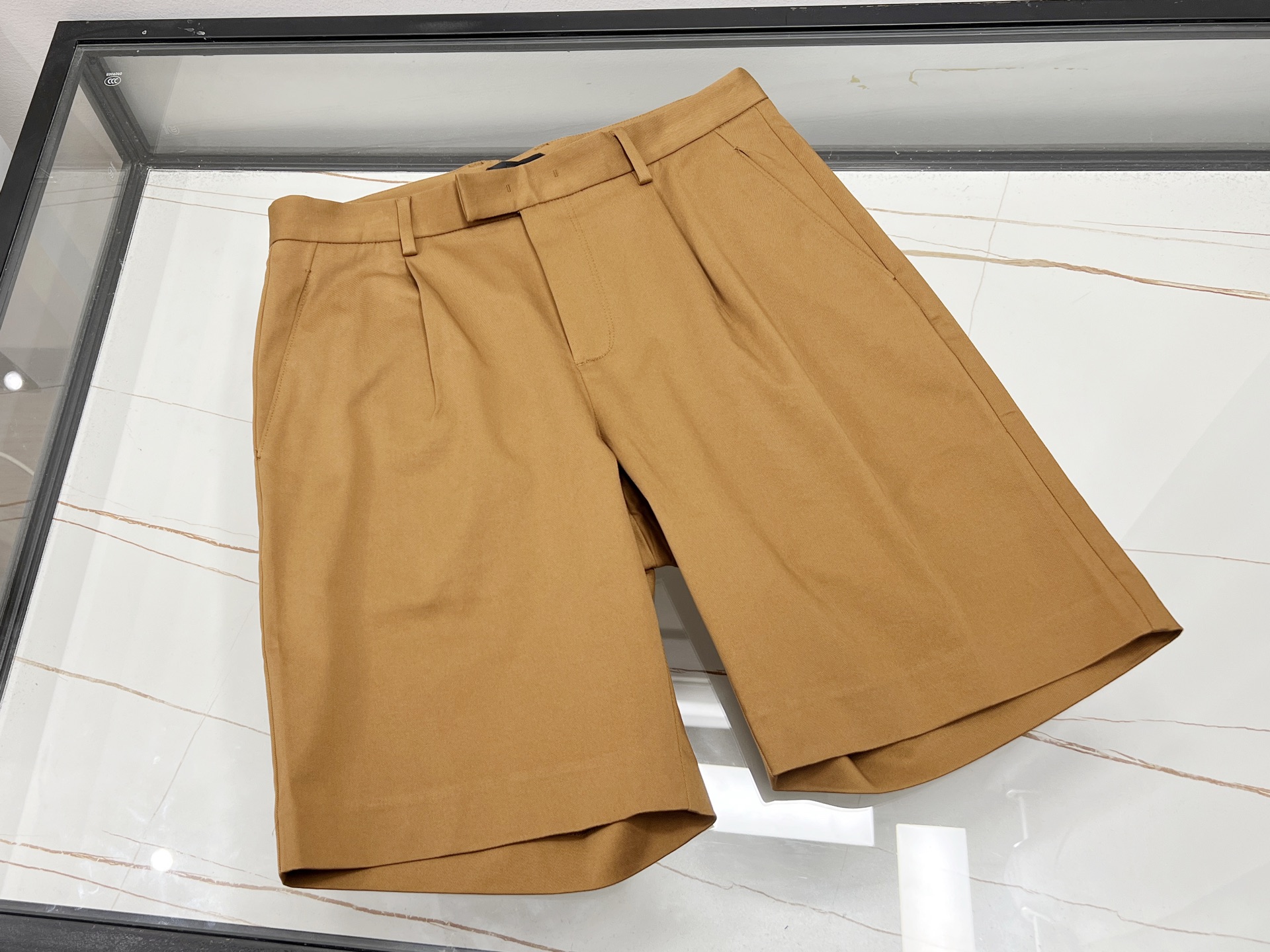 NO:786061,-26SS—TF Five-point Tencel casual Chinese and Western trousers are the perfect balance between commuting and leisure. Five-point Tencel casual Chinese and Western trousers reshape the leg lines with a drapey and stiff straight version. Whether it is to accommodate a pear-shaped figure or to modify XO-shaped legs, it can be easily controlled. The high-waisted A-line tailoring cleverly elongates the proportion, and the pearl chain embellishment on the side breaks the dullness and injects exquisite details into the low-key.  The Tencel fabric gives the pants a lightness as thin as cicada wings, but at the same time it remains stiff and stylish. Even if you sweat, it will not cling to your flesh, making it even more considerate in an air-conditioned room. The three-proof coating technology can wipe away milk tea stains and rainwater in a blink, and the antibacterial treatment protects the health of sensitive skin. The pragmatism of seamless switching from the gym to the cafe can be called an all-rounder in modern life.  The drawstring belt ties up your lazy soul, the workwear-style pockets free up your hands, and the hidden zipper design in the back pocket solves the risk of your phone slipping. The classic black, white, gray and macaron colors satisfy your desire for matching, the double-sewn stitching can withstand the test of machine washing, and the buttons of the same color hide low-key luxury - these pants use details to explain what 'wearing and enjoying' means.  Whether you are smart on commuting days or casual on weekends, Tencel casual Chinese and Western trousers can use comfort as the base color to inject a relaxed yet stylish aura into your look. Available in stock in two colors 30-31-32-33-34-36-38, men's clothing, tom ford,19860909-26SS—TF 五分天丝休闲中西裤通勤与休闲的完美平衡 五分天丝休闲中西裤,以垂坠挺括的直筒版型重塑腿部线条,无论是梨形身材的包容还是XO型腿的修饰,都能轻松驾驭.高腰A字剪裁巧妙拉长比例,侧边珍珠链点缀打破沉闷,在低调中注入精致细节. 天丝面料赋予裤子薄如蝉翼的轻盈感,却同时保持挺括有型,即使出汗也不贴肉,空调房内更显贴心.三防涂层技术让奶茶污渍与雨水一抖即净,抗菌处理守护敏感肌健康,从健身房到咖啡馆无缝切换的实用主义,堪称现代生活的多面手. 抽绳腰带系住慵懒灵魂,工装风口袋解放双手,后口袋隐形拉链设计解决手机滑落危机.经典黑白灰与马卡龙色系满足搭配欲,双车缝走线经得起机洗考验,同色系纽扣暗藏低调奢华——这条裤子用细节诠释何为「穿着即享受」. 无论是通勤日的干练,还是周末的随性,五分天丝休闲中西裤都能以舒适为底色,为你的造型注入松弛而不失格调的气场. 现货发售二色30-31-32-33-34-36-38,男装,tom ford,,Women's clothing