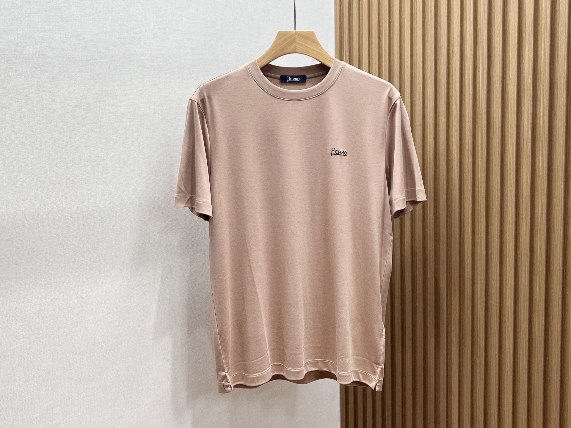 NO:786114,-26SS——herno short-sleeve design with letter print on the chest, a perfect fusion of fashion and personality. Selected high-quality cotton material, soft and skin-friendly, breathable and sweat-absorbent, comfortable to wear. The unique letter print on the chest uses three-dimensional embroidery or exquisite printing technology, with bright colors and smooth lines, which not only shows the trendy attitude, but also maintains a simple style  Tone. Whether paired with jeans or casual pants, you can easily control it and show your unique charm. You can choose the letter design freely. Whether it is an English phrase expressing your attitude or a creative pattern combination, your short-sleeved shirt can become the focus of the street. This short-sleeved shirt is not only suitable for daily wear, but also a fashionable item that shows your own style.  Ready for sale in five colors M-XXXL, men's clothing, jeans, T-shirt,19860909-26SS———herno胸前字母印花设计短袖,是时尚与个性的完美融合.精选优质棉料,柔软亲肤,透气吸汗,穿着舒适自在.胸前独特的字母印花,采用立体刺绣或精致印花工艺,色彩鲜明,线条流畅,既彰显潮流态度,又不失简约格调.无论是搭配牛仔裤还是休闲裤,都能轻松驾驭,展现你的独特魅力.字母设计可自由选择,无论是表达态度的英文短句,还是富有创意的图案组合,都能让你的短袖成为街头焦点.这款短袖,不仅适合日常穿搭,更是展现自我风格的时尚单品. 现货发售五色M-XXXL,男装,jeans,T-shirt,,Women's clothing
