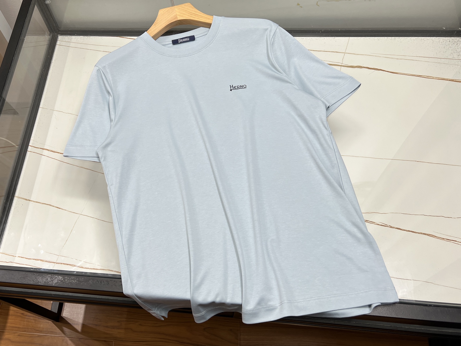 NO:786124,-26SS——herno short-sleeve design with letter print on the chest, a perfect fusion of fashion and personality. Selected high-quality cotton material, soft and skin-friendly, breathable and sweat-absorbent, comfortable to wear. The unique letter print on the chest uses three-dimensional embroidery or exquisite printing technology, with bright colors and smooth lines, which not only shows the trendy attitude, but also maintains a simple style  Tone. Whether paired with jeans or casual pants, you can easily control it and show your unique charm. You can choose the letter design freely. Whether it is an English phrase expressing your attitude or a creative pattern combination, your short-sleeved shirt can become the focus of the street. This short-sleeved shirt is not only suitable for daily wear, but also a fashionable item that shows your own style.  Ready for sale in five colors M-XXXL, men's clothing, jeans, T-shirt,19860909-26SS———herno胸前字母印花设计短袖,是时尚与个性的完美融合.精选优质棉料,柔软亲肤,透气吸汗,穿着舒适自在.胸前独特的字母印花,采用立体刺绣或精致印花工艺,色彩鲜明,线条流畅,既彰显潮流态度,又不失简约格调.无论是搭配牛仔裤还是休闲裤,都能轻松驾驭,展现你的独特魅力.字母设计可自由选择,无论是表达态度的英文短句,还是富有创意的图案组合,都能让你的短袖成为街头焦点.这款短袖,不仅适合日常穿搭,更是展现自我风格的时尚单品. 现货发售五色M-XXXL,男装,jeans,T-shirt,,Women's clothing