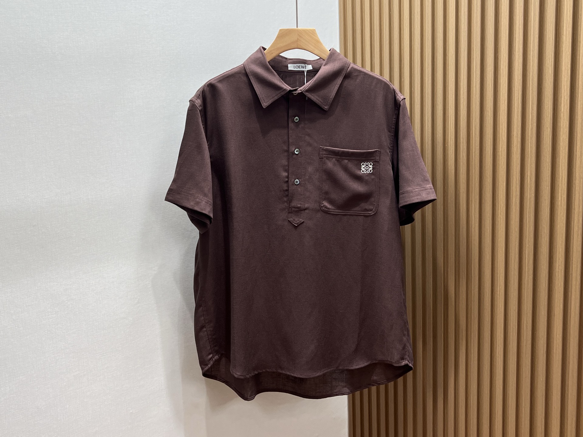 NO:786139,-2026LOW——Summer Fashion Tips Pocket Shirt Suit Unlocks Cool Casual Style Want to be fashionable and comfortable in summer?  This casual suit of pockmarked shirt is definitely your best choice!  Linen fabric has natural breathability properties, like countless small vents, allowing the skin to breathe freely. Even under the scorching sun, it can always stay dry and say goodbye to stuffiness and stickiness. The shirt has a neat shape and smooth lines, which can easily modify the body shape and show a neat temperament. Paired with casual pants of the same material, the overall style is harmonious and unified, with a sense of luxury in simplicity.  Whether you are walking on the beach and feeling the gentle sea breeze; or walking through the city streets and enjoying leisure time, it can be perfectly adapted. Wearing it, you can easily have a fashionable look without deliberately matching it, allowing you to become the most eye-catching scenery on the street in summer, and enjoy a leisurely and comfortable time. Three colors M-XXXL, Loewe-clothing, loewe, shirts,19860909-2026LOW———夏日时尚秘籍麻面衬衫套装解锁清凉休闲风 夏天想要时尚又舒适？这套麻面衬衫休闲套装绝对是你的不二之选！ 麻质面料自带天然透气属性,仿佛无数细小的通风口,让肌肤畅快呼吸,即使炎炎烈日下,也能时刻保持干爽,告别闷热黏腻.衬衫版型利落,线条流畅,轻松修饰身形,展现利落气质.搭配同材质休闲裤,整体风格和谐统一,简约中透着高级感. 无论是漫步海边,感受海风轻拂；还是穿梭城市街头,享受悠闲时光,它都能完美适配.穿上它,无需刻意搭配,就能轻松拥有时尚造型,让你在夏日里成为街头最亮眼的风景,自在享受休闲惬意的美好时光. 现货发售三色M-XXXL,罗意威-服装,loewe,shirts,,Women's clothing