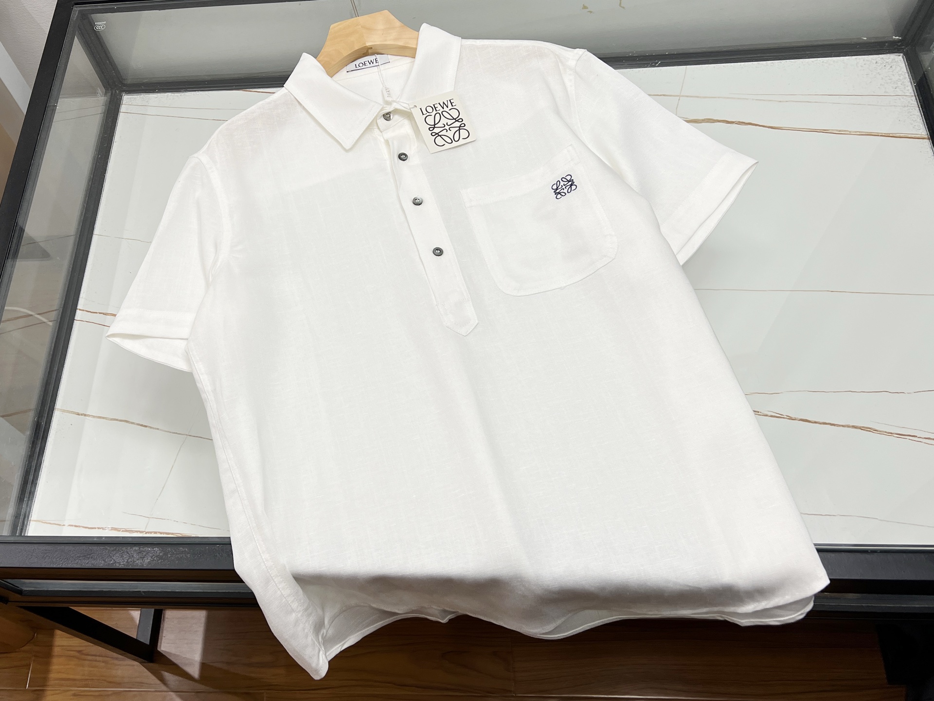 NO:786156,-2026LOW——Summer Fashion Tips Pocket Shirt Suit Unlocks Cool Casual Style Want to be fashionable and comfortable in summer?  This casual suit of pockmarked shirt is definitely your best choice!  Linen fabric has natural breathability properties, like countless small vents, allowing the skin to breathe freely. Even under the scorching sun, it can always stay dry and say goodbye to stuffiness and stickiness. The shirt has a neat shape and smooth lines, which can easily modify the body shape and show a neat temperament. Paired with casual pants of the same material, the overall style is harmonious and unified, with a sense of luxury in simplicity.  Whether you are walking on the beach and feeling the gentle sea breeze; or walking through the city streets and enjoying leisurely time, it can be perfectly adapted. Wearing it, you can easily have a fashionable look without deliberately matching it, making you the most eye-catching scenery on the street in summer, and enjoying a leisurely and comfortable time. Three colors M-XXXL -2026LOW are on sale now - summer fashion secrets, pockmarked shirt suit to unlock cool and casual style. Do you want to be fashionable and comfortable in summer?  This casual suit of pockmarked shirt is definitely your best choice!  Linen fabric has natural breathability properties, like countless small vents, allowing the skin to breathe freely. Even under the scorching sun, it can always stay dry and say goodbye to stuffiness and stickiness. The shirt has a neat shape and smooth lines, which can easily modify the body shape and show a neat temperament. Paired with casual pants of the same material, the overall style is harmonious and unified, with a sense of luxury in simplicity.  Whether you are walking on the beach and feeling the gentle sea breeze; or walking through the city streets and enjoying leisure time, it can be perfectly adapted. Wearing it, you can easily have a fashionable look without deliberately matching it, allowing you to become the most eye-catching scenery on the street in summer, and enjoy a leisurely and comfortable time. Three colors M-XXXL, Loewe-clothing, loewe, shirts,19860909-2026LOW———夏日时尚秘籍麻面衬衫套装解锁清凉休闲风 夏天想要时尚又舒适？这套麻面衬衫休闲套装绝对是你的不二之选！ 麻质面料自带天然透气属性,仿佛无数细小的通风口,让肌肤畅快呼吸,即使炎炎烈日下,也能时刻保持干爽,告别闷热黏腻.衬衫版型利落,线条流畅,轻松修饰身形,展现利落气质.搭配同材质休闲裤,整体风格和谐统一,简约中透着高级感. 无论是漫步海边,感受海风轻拂；还是穿梭城市街头,享受悠闲时光,它都能完美适配.穿上它,无需刻意搭配,就能轻松拥有时尚造型,让你在夏日里成为街头最亮眼的风景,自在享受休闲惬意的美好时光. 现货发售三色M-XXXL -2026LOW———夏日时尚秘籍麻面衬衫套装解锁清凉休闲风 夏天想要时尚又舒适？这套麻面衬衫休闲套装绝对是你的不二之选！ 麻质面料自带天然透气属性,仿佛无数细小的通风口,让肌肤畅快呼吸,即使炎炎烈日下,也能时刻保持干爽,告别闷热黏腻.衬衫版型利落,线条流畅,轻松修饰身形,展现利落气质.搭配同材质休闲裤,整体风格和谐统一,简约中透着高级感. 无论是漫步海边,感受海风轻拂；还是穿梭城市街头,享受悠闲时光,它都能完美适配.穿上它,无需刻意搭配,就能轻松拥有时尚造型,让你在夏日里成为街头最亮眼的风景,自在享受休闲惬意的美好时光. 现货发售三色M-XXXL,罗意威-服装,loewe,shirts,,Women's clothing