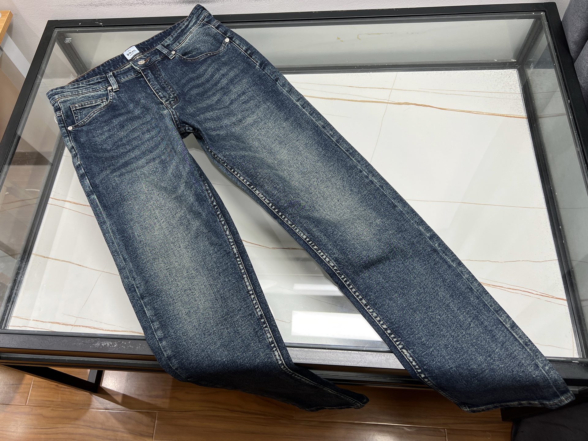 NO:785964,-26SS——BUT classic lightweight casual jeans are the fashion code for all seasons!  Classic lightweight casual jeans are a fashion symbol that will never fade in the wardrobe. The washing process gives them just the right amount of fading, as if they were carved by time, giving each pair of pants a unique texture. The elastic fabric wraps your legs, allowing you to move freely without restraint, making it easy to control whether you are running in the morning, commuting or going on a date.  The nine-point cut cleverly elongates the proportions, the straight version modifies the leg shape, and the high-waist design makes the legs longer, which can be called a 'body cheat'. The light-washed style has a spring atmosphere, and the hole details add a sense of rebelliousness; the dark-colored basic style is calm and versatile, suitable for both business and leisure. The anti-wrinkle fabric does not require ironing, so you can go out elegantly after sleeping for ten minutes more in the morning, a real good news for lazy people!  Ready for sale blue 31-32-33-34-36-38-40, men's clothing, jeans,19860909-26SS———BUT经典轻薄休闲牛仔裤四季皆宜的时尚密码！ 经典轻薄休闲牛仔裤,是衣橱里永不褪色的时尚符号.水洗工艺赋予它恰到好处的褪色感,仿佛时光雕琢的痕迹,让每一条裤子都拥有独一无二的质感.弹力面料包裹双腿,活动自如无束缚,无论是晨跑、通勤还是约会,都能轻松驾驭. 九分剪裁巧妙拉长比例,直筒版型修饰腿型,高腰设计更显腿长,堪称“身材作弊器”.浅色水洗款自带春日氛围,破洞细节增添叛逆感；深色基础款则沉稳百搭,商务休闲两相宜.无需熨烫的抗皱面料,让早晨多睡十分钟也能精致出门,懒人福音实锤！ 现货发售蓝色31-32-33-34-36-38-40,男装,jeans,,Women's clothing