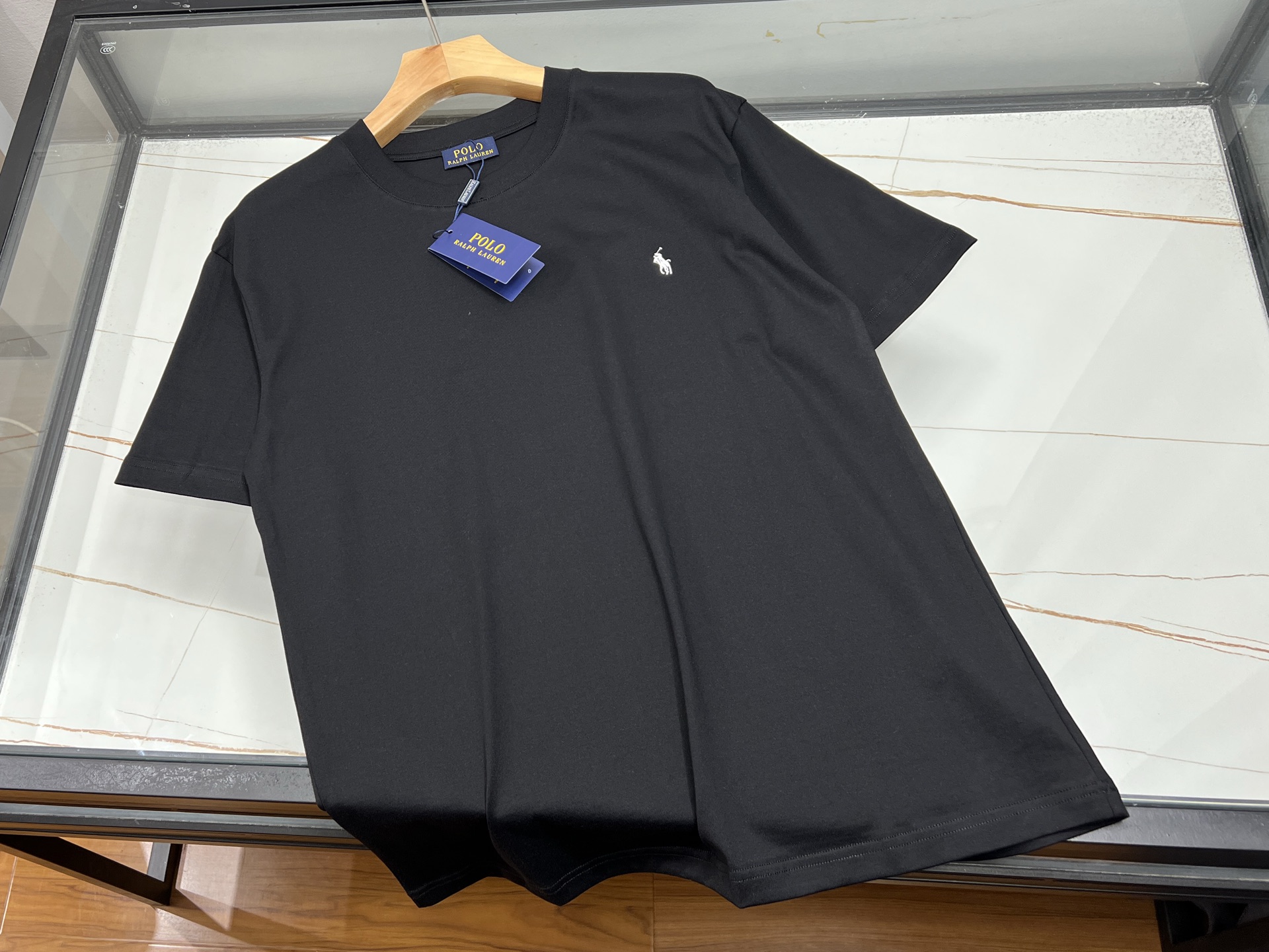 NO:786099,-26SS————Fashionable casual short sleeves with horse embroidery and embroidered letters, unlocking personalized summer wear. This fashionable casual short sleeves with embroidered letters is a must-have item for the summer wardrobe. The selected high-quality fabrics are soft to the touch and skin-friendly, and have good breathability, keeping you dry and comfortable at all times even in the hot summer.  The exquisite embroidered letters on the chest are the finishing touch. The stitching is delicate and the three-dimensional effect is strong, adding a trendy and artistic atmosphere to the simple short sleeves. The loose version does not pick on the body shape. Whether you are a slim body or a slightly fat body, you can easily control it, feel comfortable and casual.  The classic round neck design is simple and elegant, easy to put on and take off. It has a versatile style and can be paired with jeans for a casual and free-spirited look. Paired with a short skirt, it is youthful and sweet. Whether it is for daily outings, friends gatherings or sports and fitness, wearing it can easily make you the center of attention and show your unique personality charm. Two colors M-XXXL, men's clothing, skirts, jeans, T-shirt, are available for sale now.19860909-26SS———马刺绣时尚刺绣字母休闲短袖,解锁夏日个性穿搭 这款时尚刺绣字母休闲短袖,是夏日衣橱的必备单品.精选优质面料,触感柔软亲肤,透气性佳,即便在炎炎夏日,也能让你时刻保持干爽舒适. 胸前精致的刺绣字母是点睛之笔,针法细腻,立体感强,为简约的短袖增添了潮流感与艺术氛围.宽松的版型不挑身材,无论是苗条身形还是微胖体型,都能轻松驾驭,自在又随性. 经典圆领设计,简约大方,方便穿脱.它风格百搭,搭配牛仔裤,休闲又洒脱；配上短裙,青春又甜美.无论是日常出街、朋友聚会还是运动健身,穿上它,都能让你轻松成为焦点,展现独特个性魅力. 现货发售二色M-XXXL,男装,skirts,jeans,T-shirt,,Women's clothing