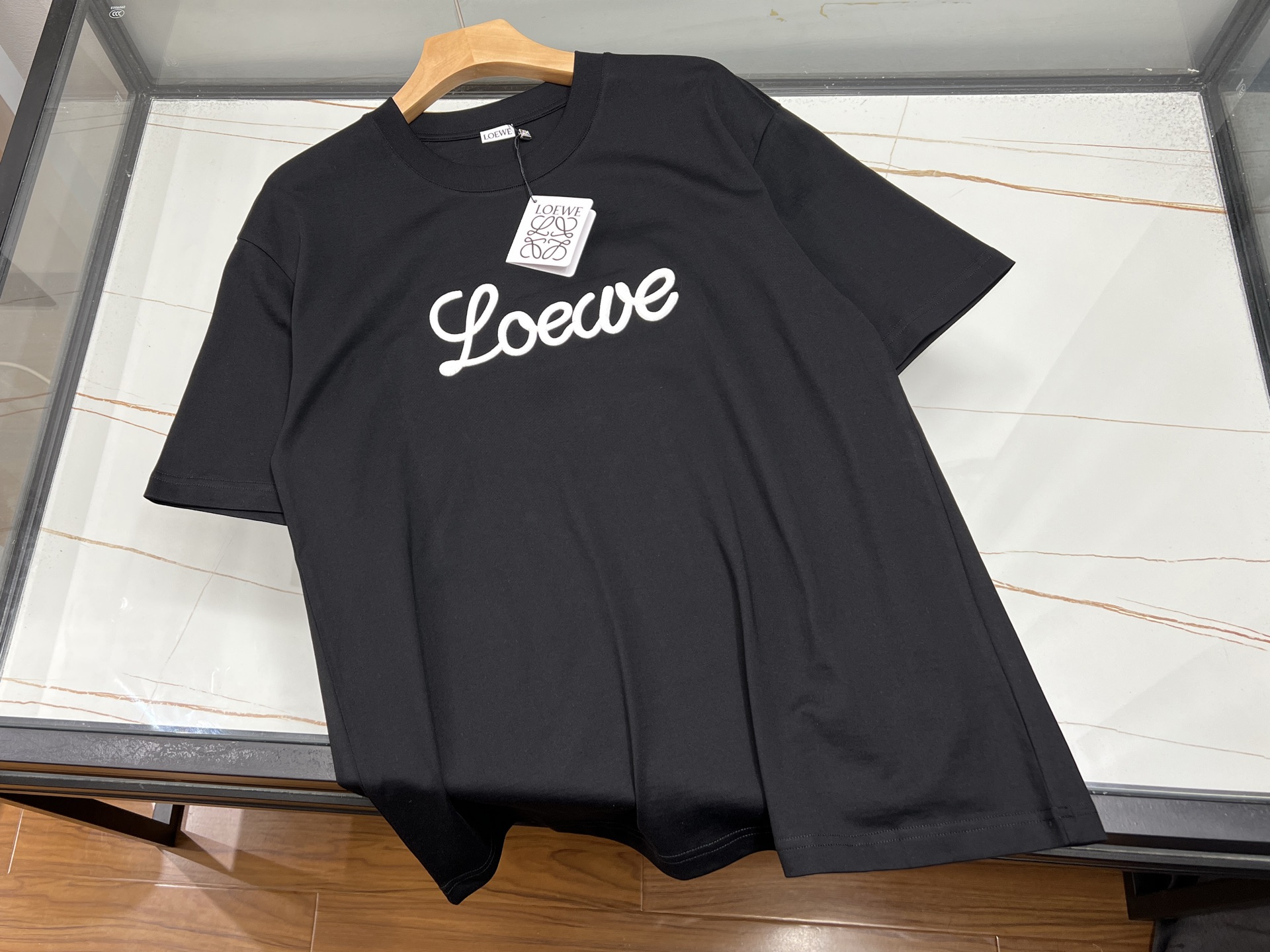 NO:786133,-26SS————Fashionable casual short sleeves with horse embroidery and embroidered letters, unlocking personalized summer wear. This fashionable casual short sleeves with embroidered letters is a must-have item for the summer wardrobe. The selected high-quality fabrics are soft to the touch and skin-friendly, and have good breathability, keeping you dry and comfortable at all times even in the hot summer.  The exquisite embroidered letters on the chest are the finishing touch. The stitching is delicate and the three-dimensional effect is strong, adding a trendy and artistic atmosphere to the simple short sleeves. The loose version does not pick on the body shape. Whether you are a slim body or a slightly fat body, you can easily control it, feel comfortable and casual.  The classic round neck design is simple and elegant, easy to put on and take off. It has a versatile style and can be paired with jeans for a casual and free-spirited look. Paired with a short skirt, it is youthful and sweet. Whether it is for daily outings, gatherings with friends or sports and fitness, wearing it can make you easily the center of attention and show your unique personality charm. Available in stock in two colors M-XXXL, Loewe-clothing, loewe, skirts, jeans, T-shirt,19860909-26SS———马刺绣时尚刺绣字母休闲短袖,解锁夏日个性穿搭 这款时尚刺绣字母休闲短袖,是夏日衣橱的必备单品.精选优质面料,触感柔软亲肤,透气性佳,即便在炎炎夏日,也能让你时刻保持干爽舒适. 胸前精致的刺绣字母是点睛之笔,针法细腻,立体感强,为简约的短袖增添了潮流感与艺术氛围.宽松的版型不挑身材,无论是苗条身形还是微胖体型,都能轻松驾驭,自在又随性. 经典圆领设计,简约大方,方便穿脱.它风格百搭,搭配牛仔裤,休闲又洒脱；配上短裙,青春又甜美.无论是日常出街、朋友聚会还是运动健身,穿上它,都能让你轻松成为焦点,展现独特个性魅力. 现货发售二色M-XXXL,罗意威-服装,loewe,skirts,jeans,T-shirt,,Women's clothing