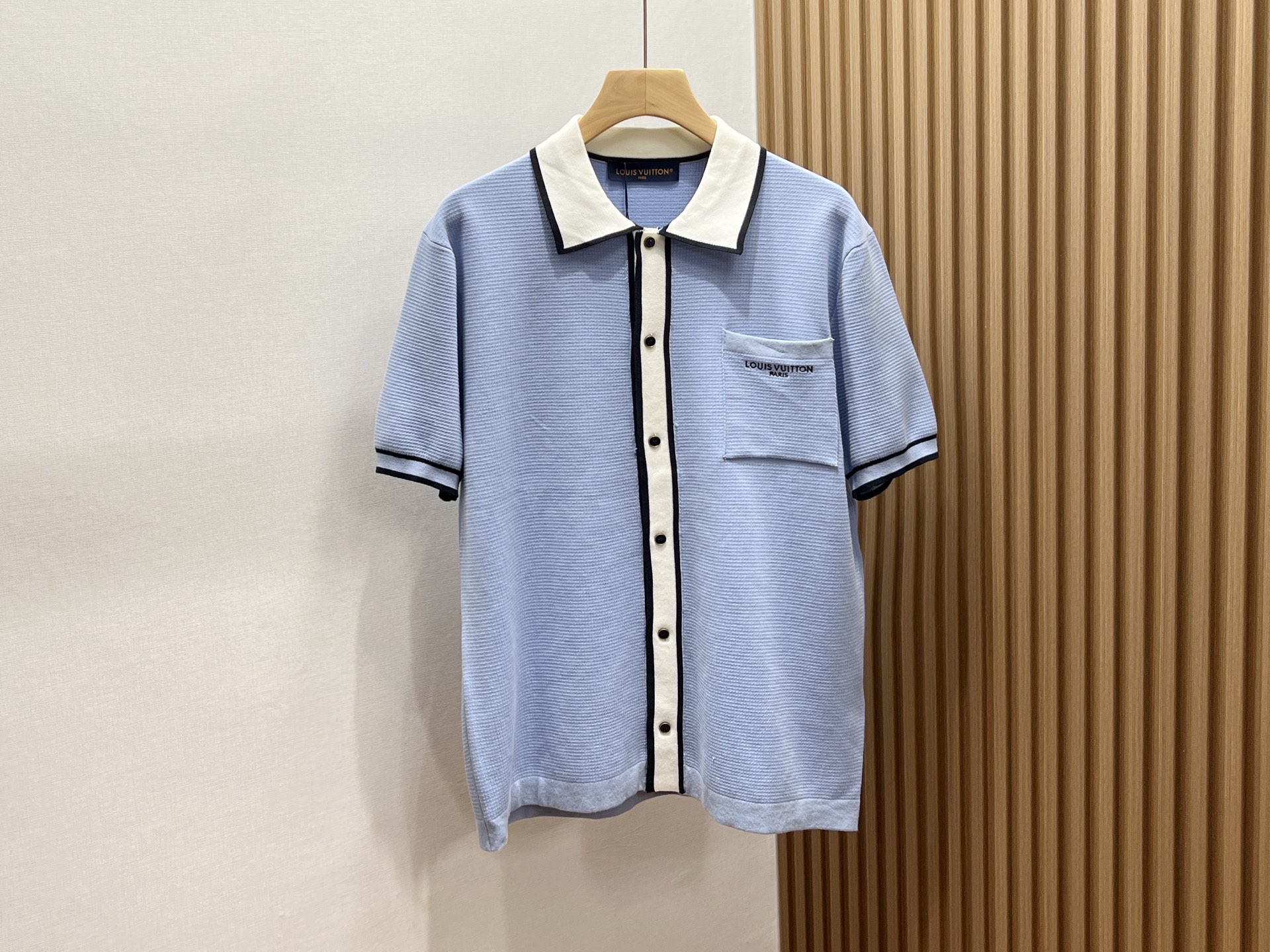 NO:786069,-26SS————V fashionable chest pocket letter lapel knitted short-sleeve, a summer style choice. This fashionable chest pocket letter lapel knitted short-sleeve is an eye-catching tool for the summer wardrobe. The classic lapel design is neat and spiritual, cleverly modifying the neck line, showing elegance. The exquisite chest pocket with personalized letter printing injects trendy elements into the simple style and highlights the unique taste.  High-quality knitted fabric, soft and skin-friendly, with good breathability, you can stay dry and comfortable even in the hot summer. The short-sleeved style is refreshing and neat, allowing you to move freely without restraint. Whether you wear it with casual pants for a stroll on the street, or with a short skirt to show off your sweetness, you can easily control it, helping you create a variety of fashionable looks and become the focus of the crowd. Two colors S-XL, Louis Vuitton-clothing, louis vuitton, skirts, T-shirt,19860909-26SS———V时尚胸前口袋字母翻领针织短袖夏日型格之选 这款时尚胸前口袋字母翻领针织短袖,是夏日衣橱的吸睛利器.经典的翻领设计,利落又精神,巧妙修饰颈部线条,尽显优雅气质.胸前精致口袋搭配个性字母印花,为简约款式注入潮流元素,彰显独特品味. 优质针织面料,柔软亲肤,透气性佳,即使炎炎夏日也能保持干爽舒适.短袖款式清爽利落,活动自如无束缚.无论是搭配休闲裤漫步街头,还是配短裙展现甜美,都能轻松驾驭,助你打造多样时尚造型,成为人群中的焦点. 现货发售二色S-XL,路易威登-服装,louis vuitton,skirts,T-shirt,,Women's clothing