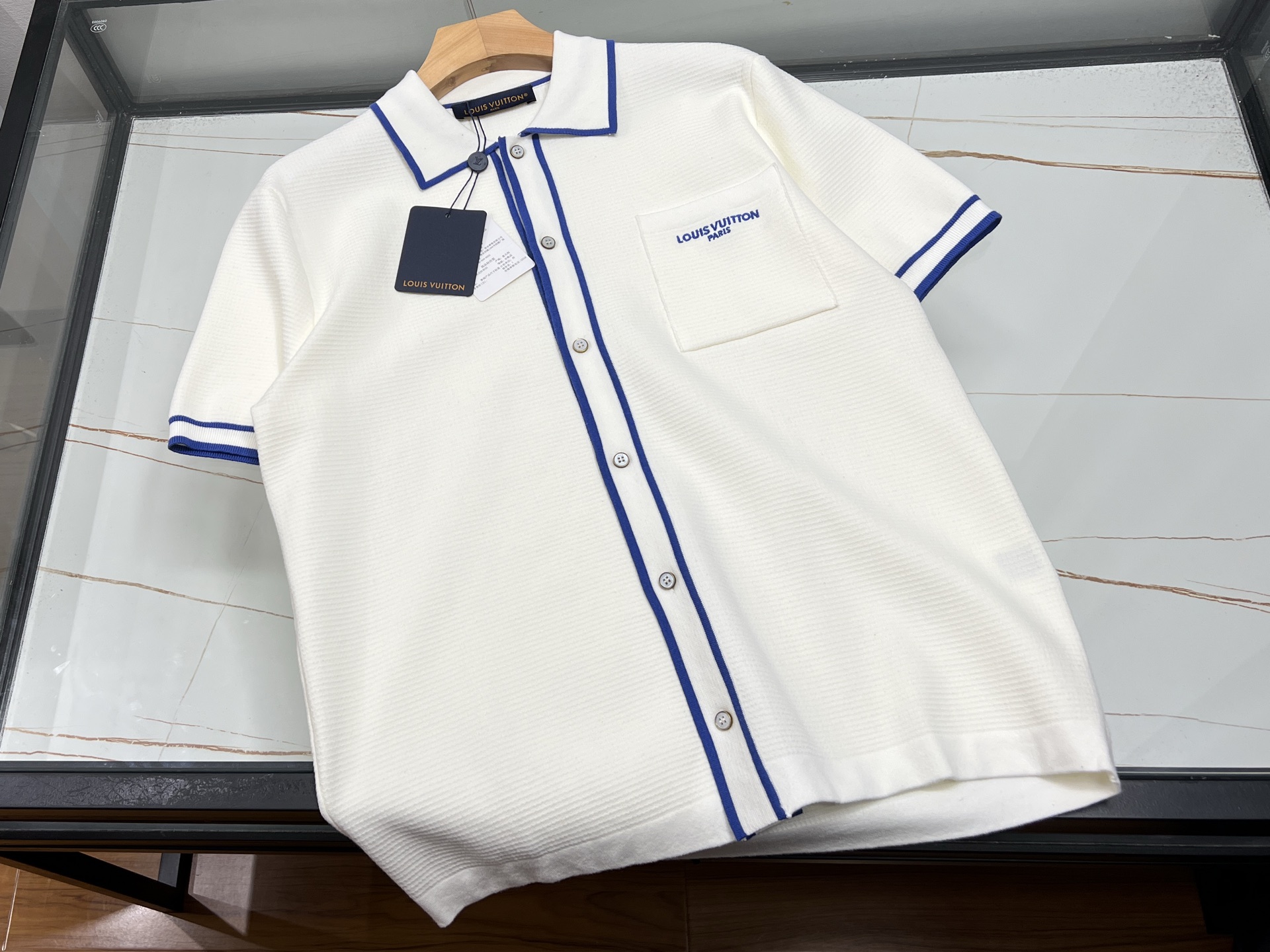 NO:786079,-26SS————V fashionable chest pocket letter lapel knitted short-sleeve, a summer style choice. This fashionable chest pocket letter lapel knitted short-sleeve is an eye-catching tool for the summer wardrobe. The classic lapel design is neat and spiritual, cleverly modifying the neck line, showing elegance. The exquisite chest pocket with personalized letter printing injects trendy elements into the simple style and highlights the unique taste.  High-quality knitted fabric, soft and skin-friendly, with good breathability, you can stay dry and comfortable even in the hot summer. The short-sleeved style is refreshing and neat, allowing you to move freely without restraint. Whether you wear it with casual pants for a stroll on the street, or with a short skirt to show off your sweetness, you can easily control it, helping you create a variety of fashionable looks and become the focus of the crowd. Two colors S-XL, Louis Vuitton-clothing, louis vuitton, skirts, T-shirt,19860909-26SS———V时尚胸前口袋字母翻领针织短袖夏日型格之选 这款时尚胸前口袋字母翻领针织短袖,是夏日衣橱的吸睛利器.经典的翻领设计,利落又精神,巧妙修饰颈部线条,尽显优雅气质.胸前精致口袋搭配个性字母印花,为简约款式注入潮流元素,彰显独特品味. 优质针织面料,柔软亲肤,透气性佳,即使炎炎夏日也能保持干爽舒适.短袖款式清爽利落,活动自如无束缚.无论是搭配休闲裤漫步街头,还是配短裙展现甜美,都能轻松驾驭,助你打造多样时尚造型,成为人群中的焦点. 现货发售二色S-XL,路易威登-服装,louis vuitton,skirts,T-shirt,,Women's clothing