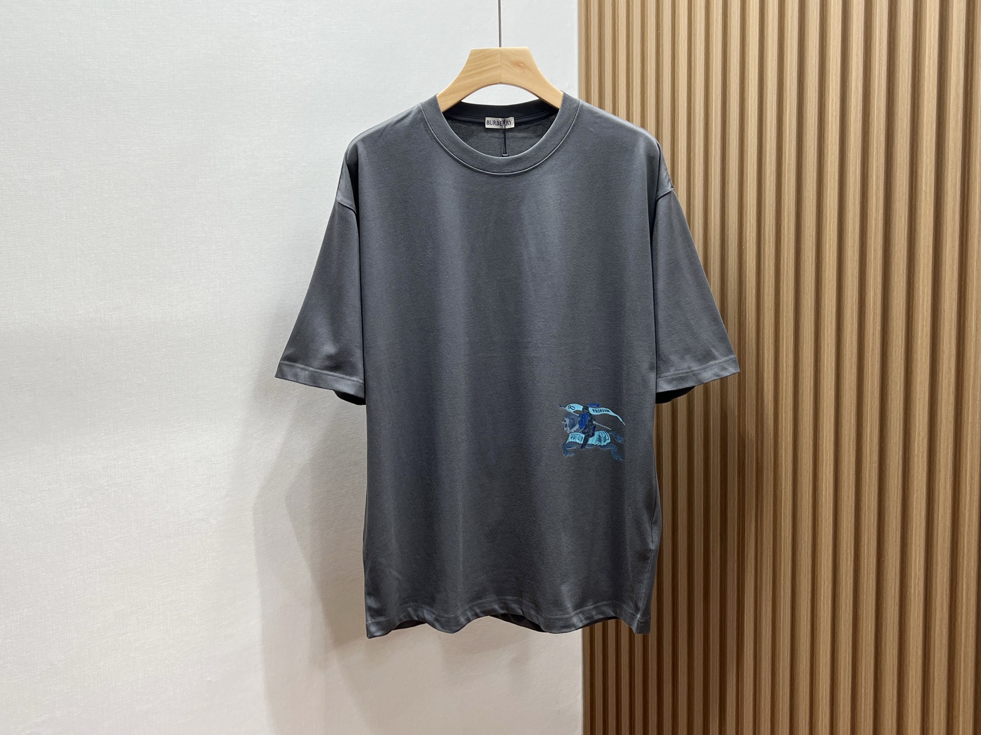 NO:785944,-26SS————The perfect fusion of fashion and comfort with Horse Letter Casual Short Sleeve. This Horse Letter Casual Short Sleeve is undoubtedly a must-have item for the summer wardrobe. The simple yet personalized design is decorated with eye-catching Horse Letter print on the chest, instantly breaking the monotony and showing a unique fashion attitude.  The fabric is made of high-quality pure cotton, which is soft to the touch and skin-friendly, and has excellent breathability. Even in the hot summer, it allows the skin to breathe freely and keep it dry and comfortable. The loose version is not picky about the body shape. Whether worn alone or layered, it can be easily controlled and can move freely without restraint.  The classic and versatile black and white can meet different dressing needs. Pair it with jeans for a casual and casual look; with shorts for a lively look. Whether it is daily outings, sports and fitness, or gatherings with friends, it can make you the center of attention and easily show your confidence and charm. Now on sale in two colors XS-L, Burberry-clothing, shorts, jeans, T-shirts,19860909-26SS———马字母休闲短袖时尚与舒适的完美融合 这款马字母休闲短袖,无疑是夏日衣橱的必备单品.简约而不失个性的设计,以醒目的马字母印花点缀胸前,瞬间打破单调,彰显独特时尚态度. 面料上,选用优质纯棉材质,触感柔软亲肤,透气性极佳,即使在炎炎夏日,也能让肌肤自由呼吸,保持干爽舒适.宽松的版型,不挑身材,无论是单穿还是内搭,都能轻松驾驭,活动自如无束缚. 经典百搭的黑色与白色,满足不同穿搭需求.搭配牛仔裤,休闲随性；配上短裤,活力四射.无论是日常出街、运动健身还是朋友聚会,它都能让你成为焦点,轻松展现自信魅力. 现在发售二色XS-L,博柏利-服装,shorts,jeans,T-shirt,,Women's clothing